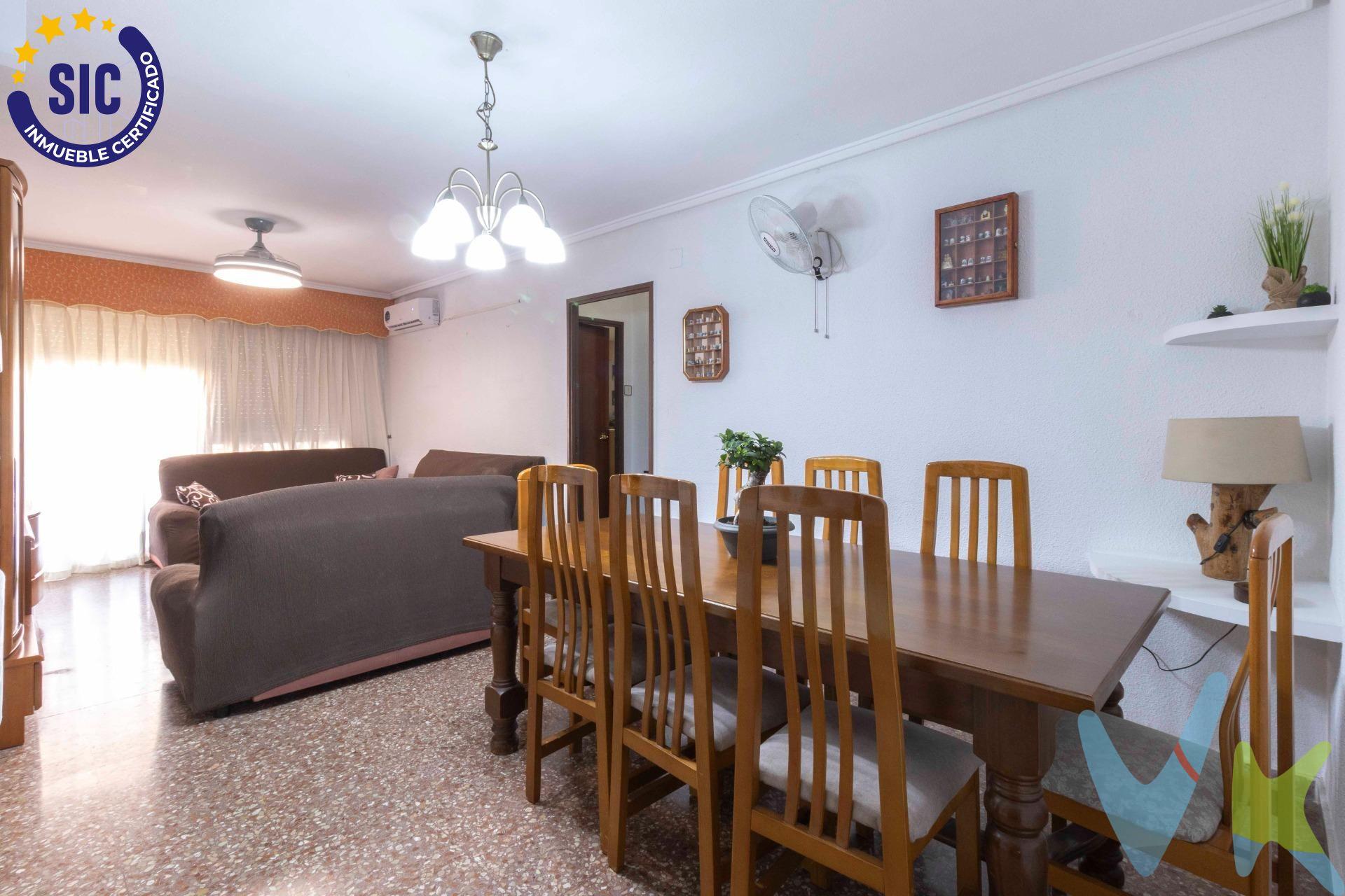 ¿Buscas un hogar en una de las zonas más exclusivas y demandadas de Torrent? Te presentamos esta magnífica vivienda ubicada en la prestigiosa Avenida Al Vedat, a pasos de la estación de metro Torrent Avinguda, rodeada de todos los servicios que necesitas: colegios, supermercados, bancos, comercios y zonas verdes. Ideal para familias que buscan crecer en un entorno seguro y cómodo, esta propiedad cuenta con:.  4 amplias habitaciones que garantizan el confort y la privacidad para toda la familia.  2 baños completos, pensados para el día a día.  Cocina independiente con galería, funcional y luminosa.  Salón comedor con salida a balcón, perfecto para disfrutar de momentos en familia.  Edificio con dos ascensores, para mayor comodidad. No te lo pierdas, vivienda a 1 minuto de la estación de metro Avenida. Por mandato expreso del propietario, esta propiedad se comercializa en exclusiva, asegurando un servicio de calidad sin interferencias de terceros. Precio no incluye gastos de notaría, impuestos ni honorarios adicionales. ¡No pierdas la oportunidad de vivir en este increíble espacio! Para más información o concertar una visita, contáctanos hoy mismo. ¡Tu nuevo hogar te espera en Torrent!. Por mandato expreso del propietario, comercializamos este inmueble EN EXCLUSIVA, lo que le garantiza un servicio de calidad, un trato fácil, sencillo y sin interferencias de terceros. Por este motivo, se ruega no molestar al propietario, a los ocupantes de la propiedad, a los vecinos. Muchas gracias por su comprensión. .  El precio NO incluye los gastos de notaría, ni impuestos, ni gastos de registro de la propiedad, ni gastos de gestoría, ni honorarios de la inmobiliaria, ni cualquier otro gasto que no este especificado.  .  Los datos e información contenida en este anuncio es meramente informativa, por lo que no tiene carácter contractual, pudiendo contener errores, reservándose la inmobiliaria a poder modificarla en cualquier momento. Para saber más sobre el mismo no dude en ponerse en contacto con nosotros.