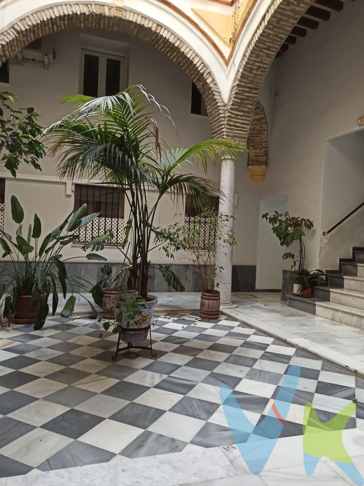 Descubre esta maravillosa planta baja situada en pleno centro de Cádiz, donde la historia y modernidad se entrelazan. Con una superficie construida de 102 m² y útil de 77 m², este acogedor hogar ofrece un espacio ideal para vivir cómodamente. La propiedad cuenta con una habitación doble con vestidor y otra sencilla, perfectas para adaptarse a tus necesidades. Además, dispone de un baño completo que garantiza privacidad y comodidad. El estado general del inmueble es muy bueno, lo cual te permitirá disfrutarlo desde el primer día sin preocupaciones adicionales. Uno de los mayores atractivos es su patio de la finca de estilo dieciochesco (se refiere a todo lo relacionado con el siglo XVIII, que se caracterizó por la coexistencia de varios estilos artísticos y arquitectónicos importantes como el barroco tardío, el rococó y el neoclasicismo). Ubicada cerca de centros comerciales importantes así como colegios reconocidos en la zona; tendrás todos los servicios necesarios al alcance mientras disfrutas del vibrante ambiente gaditano a pocos pasos: plazas animadas, restaurantes tradicionales e históricas calles llenas encanto son solo algunas características que hacen única esta ubicación. No pierdas la oportunidadde convertirte en propietario/a ¡conviértete hoy mismo en parte del estilo vida gaditano! Este lugar podría ser tu nuevo refugio personal.