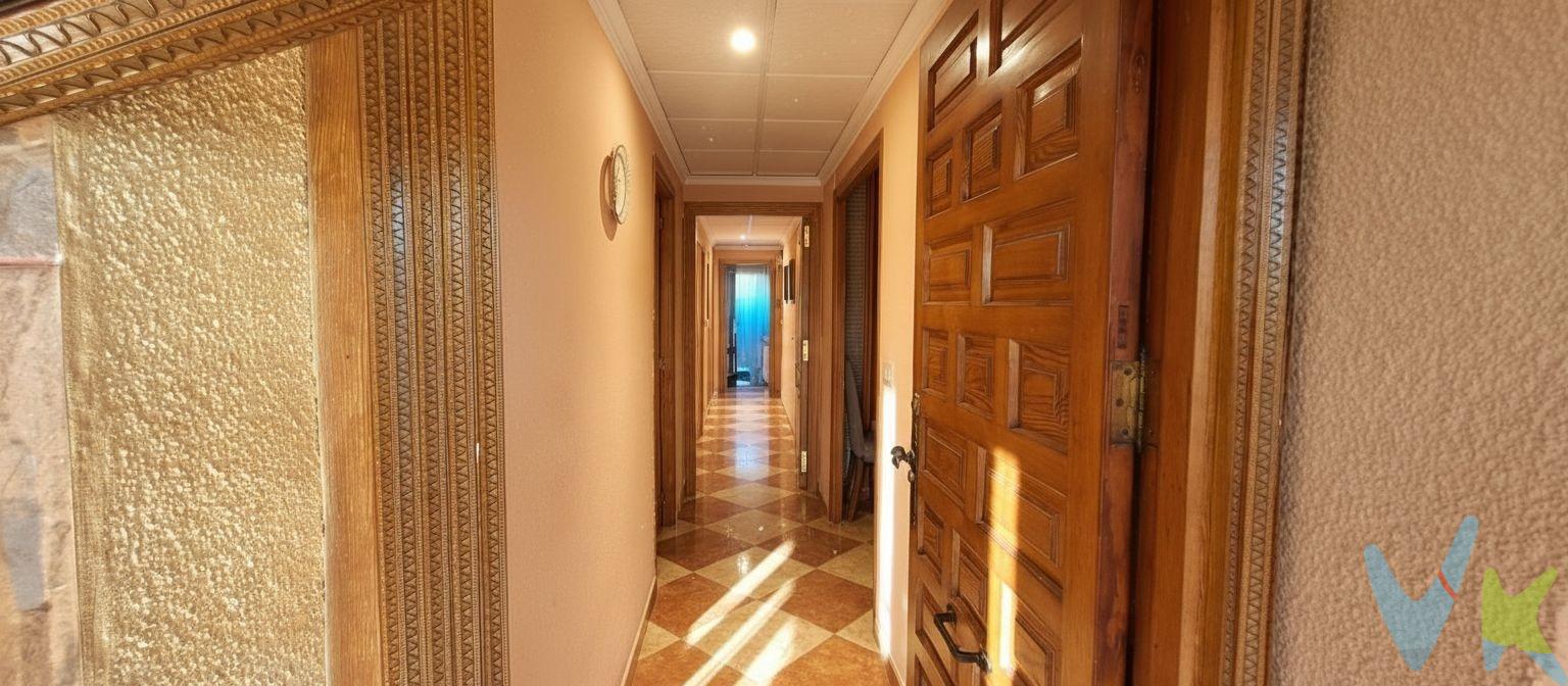 Se vende chalet ubicado en Barxeta, sobre una parcela de 545 m², ideal para disfrutar de tranquilidad, espacio y confort. La vivienda se distribuye en dos plantas y cuenta con una piscina de 28 m², perfecta para los días de verano, y una zona de barbacoa para reuniones familiares o con amigos. Primera planta (135 m²). La planta principal ofrece un espacio amplio y luminoso, compuesto por:. 1 comedor. 1 sala de estar. Cocina totalmente equipada. 2 habitaciones dobles. 2 cuartos de baño. 2 habitaciones simples. Marquesina con buenas vistas, desde la cual se puede contemplar la piscina y el entorno, ideal para relajarse o disfrutar de reuniones al aire libre. Planta baja (135 m²). La planta baja cuenta con amplias instalaciones pensadas para comodidad y funcionalidad:. Cochera grande, con espacio suficiente para varios vehículos. Comedor adicional y baño. Cuarto destinado a lavadora. Exteriores. Piscina de 28 m², ideal para refrescarse y disfrutar del sol. Barbacoa para momentos de ocio al aire libre. Este chalet combina espacios interiores amplios, zonas de ocio y confort, con una ubicación tranquila y bien comunicada en Barxeta. La opción de tener la cochera, comedor y baño independientes ofrece una ventaja única para disfrutar de reuniones o celebraciones con amigos, manteniendo la vivienda principal totalmente privada. Una oportunidad perfecta para quienes buscan una vivienda completa, con todo el espacio y comodidades para vivir cómodamente o disfrutar de fines de semana en familia. VENTA:. PVP 310.900€. Gastos e impuestos no incluidos en el precio. La compra conlleva impuestos y gastos de formalización para el comprador. A título orientativo se informa que en segundas transmisiones el ITP con carácter general en  Valencia es del 10%, pudiendo existir otros tipos impositivos atendiendo a las circunstancias  personales del comprador u otras circunstancias previstas legalmente. Base imponible del impuesto el mayor valor entre el precio de compraventa, la tasación o el valor de referencia catastral. En cuanto a los gastos de notaría y registro, en su caso,  suelen oscilar aprox; entre 1,5% y 2,5% (aranceles variables según precio, n.º de copias y complejidad). El comprador elige notario. Si el comprador precisase de hipoteca: tasación, condiciones y costes bancarios serán según entidad elegida por el comprador, así como los gastos de gestoría, y cualesquiera otros gastos inherentes a la formalización de la compraventa que legalmente correspondan a la parte compradora, salvo pacto expreso en contrario con el vendedor. El consumidor tiene, conforme a la normativa vigente, a su disposición información y documentación adicional relativa al inmueble y condiciones de la compraventa, que podrá ser consultada en C/Joaquín Costa 4, bajo 46005 Valencia o urbe2@remax.es. Honorarios de mediación inmobiliaria a cargo del  COMPRADOR: (3% del precio final de venta más IVA (21%), salvo otro pacto.); y de VENDEDOR (según acuerdo con el mismo).  Se informa al consumidor que la agencia actúa como intermediaria inmobiliaria en la operación, estando cualquier eventual compraventa y sus condiciones sujeta a la aceptación expresa del propietario-vendedor y a la posterior formalización del correspondiente contrato.