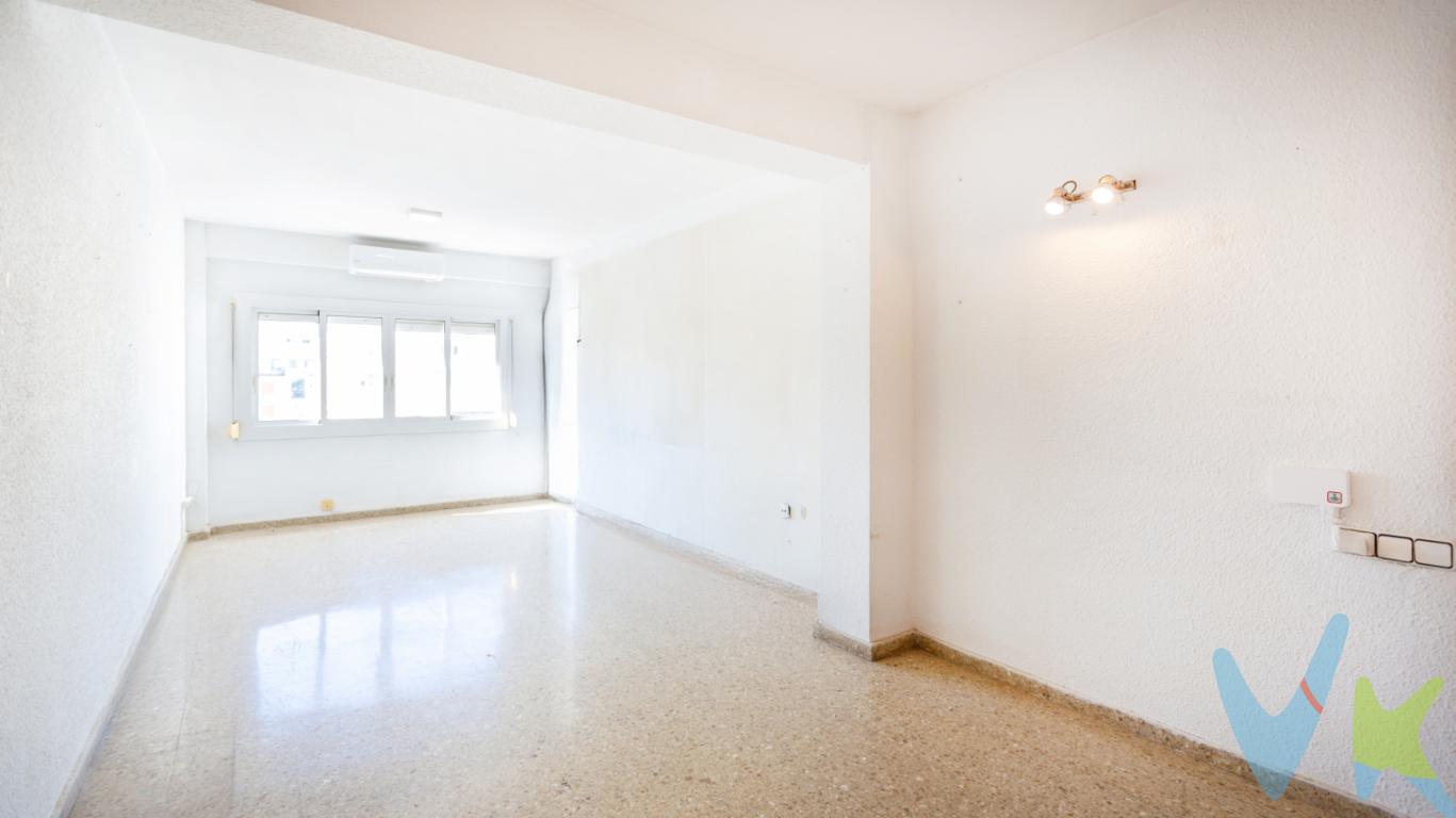 ¡Descubre este amplio piso en venta en el corazón de Valencia, ubicado en la cotizada zona de La Saidia - Sant Antoni! Este espacioso inmueble es una oportunidad única para aquellos que buscan comodidad y amplitud en una localización inigualable. Ofrecemos una propiedad con 5 habitaciones, perfecta para familias numerosas o para quienes desean tener espacio adicional para despachos, estudios o zonas de ocio.Este piso cuenta con 113 metros cuadrados útiles, dentro de un total de 124 metros construidos. La distribución maximiza el uso del espacio, ofreciendo habitaciones adecuadas para diferentes propósitos. Ubicado en la sexta planta de un edificio construido en 1975, la propiedad se beneficia de una estupenda iluminación natural y vistas que no dejan indiferente a nadie.El edificio dispone de ascensor, una característica esencial que brinda comodidad diaria y es ideal para acceder fácilmente al inmueble. Además, subrayamos la inclusión de un garaje propio (opcional), una auténtica ventaja en una zona urbana como esta, donde el aparcamiento puede ser complicado.La localización es simplemente envidiable. A poca distancia del metro y varias paradas de autobús cercanas, la conectividad con el resto de la ciudad es inmejorable, permitiendo desplazamientos rápidos y cómodos tanto para el trabajo como para el ocio. La zona de La Saidia - Sant Antoni es conocida por su riqueza cultural, su ambiente animado y por ofrecer una amplia gama de servicios, desde supermercados hasta colegios y restaurantes. Todo lo que puedas necesitar está al alcance de la mano.Este barrio también ofrece una rica historia y una vibrante comunidad, haciendo que vivir aquí sea una experiencia enriquecedora. La proximidad a parques y áreas verdes brinda una excelente oportunidad para disfrutar de actividades al aire libre o simplemente relajarse en un entorno natural.Este piso está diseñado para ser no solo un lugar donde vivir, sino un espacio en el que crear memorias. Las amplias habitaciones permiten disponer de zonas diferenciadas de descanso y trabajo, imprescindibles en el estilo de vida moderno. Esta es una oportunidad para personalizar un espacio que se adapte a tus necesidades y gustos, con una estructura sólida que permite múltiple posibilidades de renovación o rediseño diáfano, si así lo desea.La compra de esta propiedad representa una excelente inversión a largo plazo, en una de las ciudades más atractivas de España. Su ubicación céntrica, junto con las características que ofrece, aseguran no solo un lugar fantástico para vivir, sino también un activo de valor constante en el mercado inmobiliario. Al invertir aquí, estás eligiendo calidad de vida y una base sólida para tu futuro.No dejes pasar esta oportunidad de visitar este magnífico piso. Estés interesado en cambiar de hogar o en realizar una inversión inteligente, esta propiedad promete no decepcionar. Contáctanos hoy mismo para programar una visita y comprobar por ti mismo todo lo que este hogar tiene para ofrecer. Te esperamos con los brazos abiertos, deseando mostrarte cada rincón de este inmueble que podría convertirse en tu nuevo hogar._____________  La comercialización del presente inmueble se realiza en régimen de exclusiva, garantizando a la propiedad una gestión profesional, coordinada y sin interferencias externas. Trabajamos bajo el modelo de exclusiva compartida, colaborando activamente con otras agencias y profesionales que representen a posibles compradores o arrendatarios, con el objetivo de maximizar la difusión y las oportunidades de cierre.Por respeto a la propiedad y a sus ocupantes, se ruega no molestar directamente a propietarios o inquilinos. Para cualquier información adicional, concertar visita o plantear colaboración profesional, deberán dirigirse exclusivamente a nuestra oficina.La información contenida en este anuncio (incluyendo superficies, distribución, características, imágenes, planos y precios) tiene carácter meramente informativo y orientativo, no contractual, pudiendo estar sujeta a modificaciones, errores u omisiones sin previo aviso. Las superficies indicadas son aproximadas y no tienen carácter vinculante.El precio publicado no incluye impuestos ni gastos derivados de la operación (ITP, IVA, AJD, notaría, registro, gestoría u otros que legalmente correspondan).En caso de compraventa, los honorarios de intermediación inmobiliaria no están incluidos en el precio y serán satisfechos por la parte compradora de forma independiente, salvo pacto distinto.En caso de arrendamiento, la renta indicada no incluye suministros ni otros gastos repercutibles salvo indicación expresa en el anuncio. Las condiciones económicas y jurídicas definitivas se establecerán en el correspondiente contrato conforme a la normativa vigente. Los honorarios profesionales se aplicarán conforme a la legislación en vigor en el momento de la formalización del contrato.La propiedad podrá ser retirada del mercado o modificada en sus condiciones sin previo aviso, estando la oferta sujeta a disponibilidad. Este anuncio combina fotografías reales del inmueble con imágenes generadas mediante Inteligencia Artificial y/o recreaciones digitales de carácter orientativo. Las imágenes virtuales tienen finalidad exclusivamente ilustrativa y no representan necesariamente el estado actual de la vivienda. El resultado final puede diferir en distribución, acabados, mobiliario o iluminación. La información contenida en este anuncio carece de valor contractual.