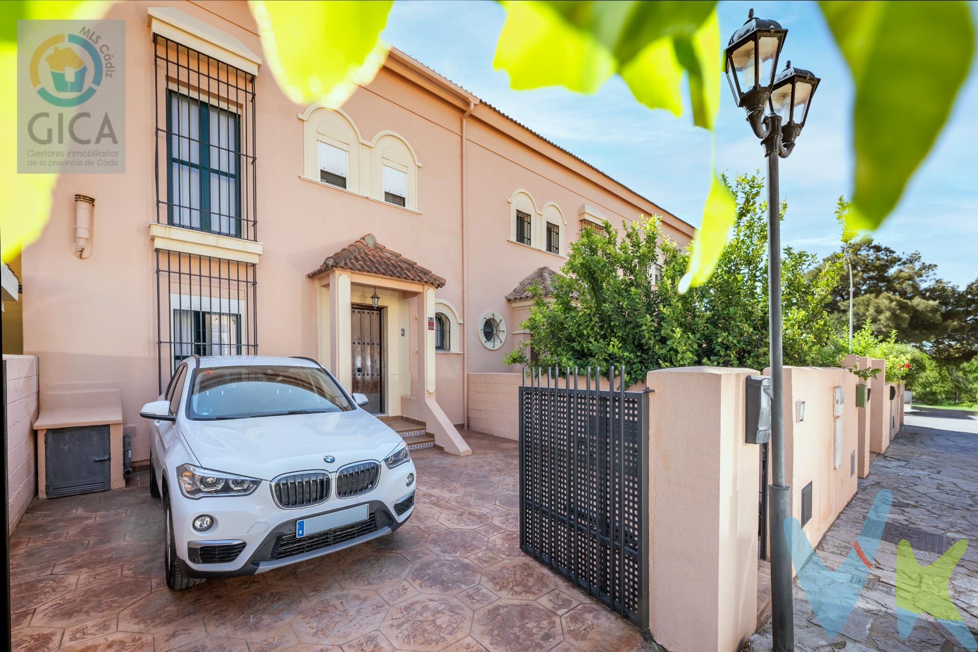 🏡 Exclusiva vivienda adosada en Urb. Mirador del Golf , Algeciras. Presentamos esta magnífica vivienda adosada ubicada en una de las zonas más valoradas y tranquilas de Algeciras. Se trata de un inmueble excepcional por su amplitud, distribución y situación privilegiada. La propiedad se asienta sobre una parcela de 210 m² y cuenta con una superficie construida registrada de 208 m², distribuidos en varias plantas:. En planta sótano, dispone de un espacio diáfano de 62m², ideal como trastero, sala de juegos, gimnasio o zona polivalente. La planta baja,  ofrece un patio delantero con aparcamiento privado y un espacio de aprox. 50m², una cocina completamente equipada, aseo de cortesía y un amplio salón con chimenea, desde el cual se accede a un jardín trasero de 100 m² con césped natural, perfecto para disfrutar del aire libre y con espacio suficiente para instalar una piscina. En la primera planta se encuentran tres dormitorios y dos baños completos, uno de ellos en suite. Por último, la buhardilla/ático ofrece aproximadamente 40 m² adicionales, con posibilidad convertir en estancia independiente al tener preinstalación para un cuarto de baño y así mismo acceso a una terraza de 12,5m² con vistas panorámicas a la bahía de Algeciras. . La vivienda se entrega con luminarias instaladas, cuatro equipos de aire acondicionado en perfecto estado y algunas estancias amuebladas, así como una cocina totalmente equipada y amueblada con electrodomésticos. Ubicada en una urbanización privada de solo 20 viviendas, situada en calle sin salida, lo que garantiza tranquilidad y seguridad. La comunidad incluye servicios periódicos de desinsectación, desratización y mantenimiento preventivo de redes. Su localización es excelente: a pocos metros del Hospital Punta Europa, a solo 5 minutos en coche de la Playa de Getares y con un supermercado Mercadona a escasos metros.