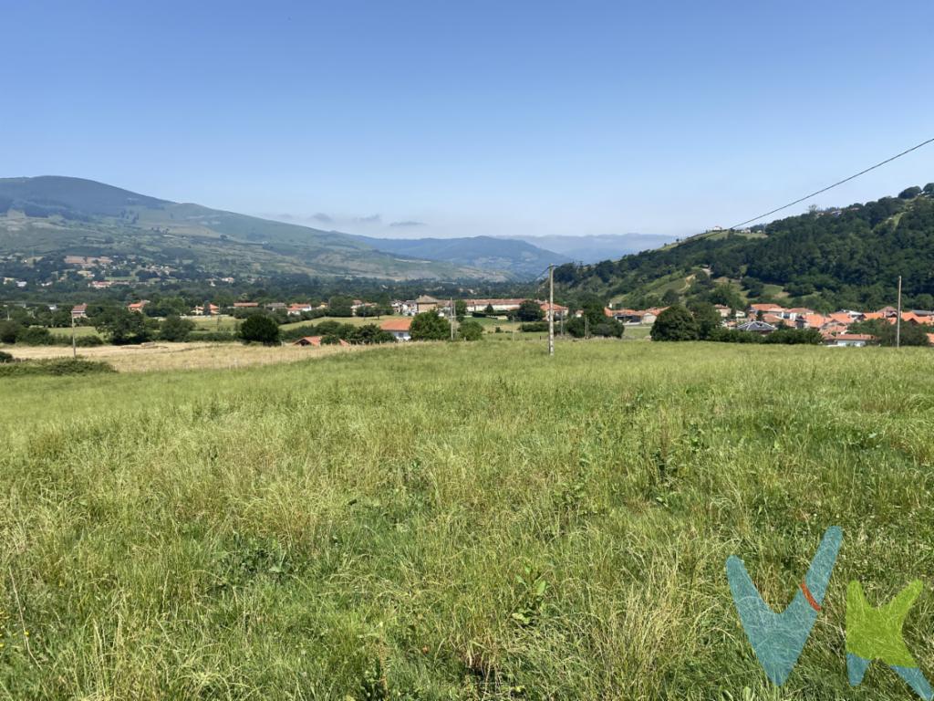 ¿Estás buscando un lugar donde construir la casa de tus sueños? Te presentamos esta magnífica finca situada en Silió, una encantadora localidad del municipio de Molledo, en el corazón de Cantabria.Se trata de una parcela rústica en gran parte llana, y en otra parte con ligera pendiente, que cumple con los parámetros de la Ley del Suelo de Cantabria para edificar(estar a menos de 200 metros del núcleo urbano y tener más de 2.000m²), y en la que se puede construir una gran vivienda independiente, previa autorización de la CROTU y del Ayuntamiento de Molledo.Cuenta con acceso rodado y buen estado del vial y los servicios básicos como agua, electricidad al lado, además de que hay buena cobertura móvil. A pocos minutos encontrarás tiendas, consultorio médico, colegio, bares, transporte público y todo lo necesario para el día a día.Esta parcela se encuentra en una ubicación privilegiada, ya que está en una zona muy tranquila rodeada de un entorno natural espectacular, con vistas abiertas a montañas, bosques y praderas verdes.Es ideal para quienes desean vivir en plena naturaleza sin renunciar a las comodidades del día a día y en una localización donde las viviendas unifamiliares están proliferando, o incluso como segunda residencia en una zona cada vez más valorada por su calidad de vida y tranquilidad.Silió es famoso por su belleza paisajística y su cercanía a rutas de senderismo, ríos y espacios protegidos. Si te apasiona la vida al aire libre, aquí disfrutarás de aire puro, del silencio, y una conexión única con la naturaleza. Además tambiés es famoso por la celebración de la \"Vijanera´´Fiesta de Interés Turístico Nacional,  que se celebra el primer domingo de cada año y consiste en una mascarada de invierno, digna de ver.Pida una visita y no se arrepentirá.