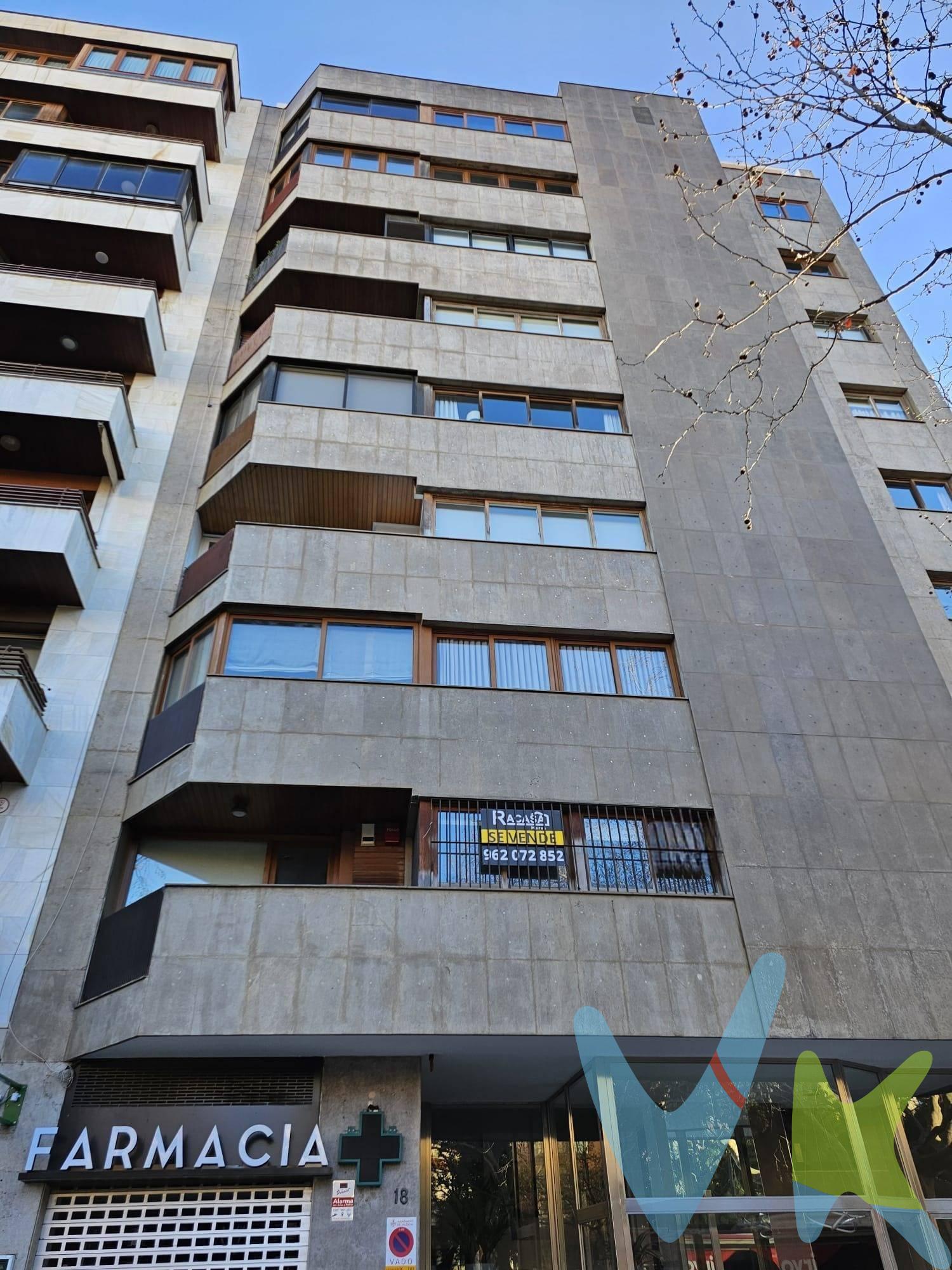 En la misma Avda. Blasco Ibáñez, número 18, RACASA MARVÁ comercializa en exclusiva un inmueble que, actualmente consta de 442 m2 destinado a oficinas. Se vende como OFICINA, o como DOS ó TRES VIVIENDAS que pueden construirse realizando el cambio de uso que puede hacerse en cualquier momento. Por lo tanto, si estás interesados EN OBRA NUEVA y comprar de UNO a TRES pisos en una de las mejores zonas de Valencia, esta es tu oportunidad. En las fotos adjuntamos una distribución posible, constatada legalmente, en la cual quedan DOS PISOS, siendo solo una idea para que puedas imaginarte la vivienda de tus sueños en Pla del Remei. El inmueble consta de TRES accesos independientes, tiene UNA plaza de garaje y es ideal como INVERSIÓN o para tener cerca a los familiares más cercanos para cuidarlos, o que nos cuiden en el futuro. Oportunidad ÚNICA DE TENER OBRA NUEVA en zona VIVEROS, entre las Universidad Europea y otras oficiales, Hospitales Clínico y Quirón, más todos los servicios que puedas imaginarte. El edificio tiene zaguán nuevo, no tiene Conserje y los ascensores están a cota cera, por lo que la accesibilidad es inmejorable. Si quieres más información, llámanos, ampliamos la información que necesites u organizarmos una visita. La oferta está sujeta a cambios de precio o retirada del mercado sin previo aviso. Este anuncio en su conjunto, incluyendo textos, fotos, imágenes o cualquier otro contenido del mismo, no es vinculante dado que la información es ofrecida por terceros y puede contener errores. Se muestra a título informativo y no contractual.. Número de Registro de Agentes de Intermediación Inmobiliaria de la Comunidad Valenciana: RAICV-3991. El precio no incluye lo siguiente: honorarios de la agencia inmobiliaria, impuestos (IVA, ITP) y otros gastos de la Compraventa (notaria, gestoría y registro). Por mandato expreso del propietario, comercializamos este inmueble en exclusiva, lo que le garantiza el acceso a toda la información, a un servicio de calidad, un trato fácil, sencillo y sin interferencias de terceros. Por este motivo, se ruega no molestar al propietario, a los ocupantes de la propiedad o a los vecinos. Muchas gracias por tu comprensión. Si eres agente inmobiliario y tienes un cliente para este inmueble, llámanos: estaremos encantados de colaborar.