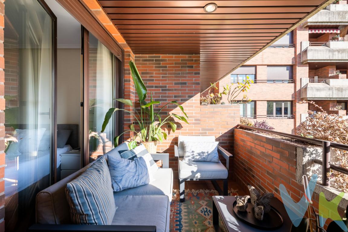  Ubicado en la prestigiosa zona de Viesques, en Gijón, Presentamos esta exclusiva oportunidad de adquirir esta vivienda en una de las mejores urbanizaciones de la zona, con piscina y gran zona ajardinada ,hablamos de la Urbanización Parque Real. Situado en una tranquila y bien comunicada zona, este inmueble ofrece una amplitud y comodidad que no dejarán indiferente a aquellos que busquen una residencia completa y funcional.El piso dispone de dos acogedoras habitaciones, diseñadas para proporcionar el mayor confort y descanso, con un amplio salón-comedor con acceso a una terraza con buena orientación, Cocina y 2 Baños uno de ellos en suite. Sus amplios ventanales permiten la entrada de luz natural durante todo el día, creando un ambiente luminoso y agradable. La distribución responde a un diseño contemporáneo que maximiza el aprovechamiento de cada espacio.El inmueble incluye también un garaje, proporcionando la comodidad de aparcar el vehículo en un lugar seguro, lo cual es un gran valor añadido en esta área tan dinámica. Además, cuenta con un trastero donde podrá almacenar diversos objetos, facilitando así el orden y la organización en el hogar.La ubicación de la vivienda es otro de sus grandes atractivos, con parada de autobús cercana, brinda facilidades para desplazarse hacia cualquier punto de la ciudad. La conectividad y accesibilidad a los principales servicios son un punto clave para quienes valoran el tiempo y la calidad de vida urbana sin renunciar a la tranquilidad.Para quienes disfrutan de los días soleados y actividades al aire libre, esta propiedad es un verdadero paraíso, ya que cuenta  con una piscina grande y otra infantil, solárium, zona ajardinada de recreo y soportales cubiertos.Servicio de conserjería.Este auténtico refugio urbano combina funcionalidad y estilo, ofreciendo un espacio donde se invita a crear momentos inolvidables junto a familiares y amigos. No deje pasar esta oportunidad. El piso con garaje, trastero, piscina y jardines a su disposición le espera en una de las zonas más cotizadas de Gijón. Sin duda, este inmueble tiene el potencial de ser no solo una inversión, sino el hogar en el que siempre había soñado vivir.   No pierda la ocasión de visitar este magnífico piso, que podría convertirse en su nuevo hogar,le Invitamos cordialmente a agendar una cita para conocer de cerca este lugar que promete ser el inicio de muchas historias felices.Contáctenos y venga a visitarlo para evaluar por usted mismo todas las cualidades que esta propiedad tiene para ofrecer. Cada rincón de esta vivienda en Gijón ha sido pensado para mejorar su calidad de vida.El precio NO incluye: Impuestos, gastos de Notaría ni registro 