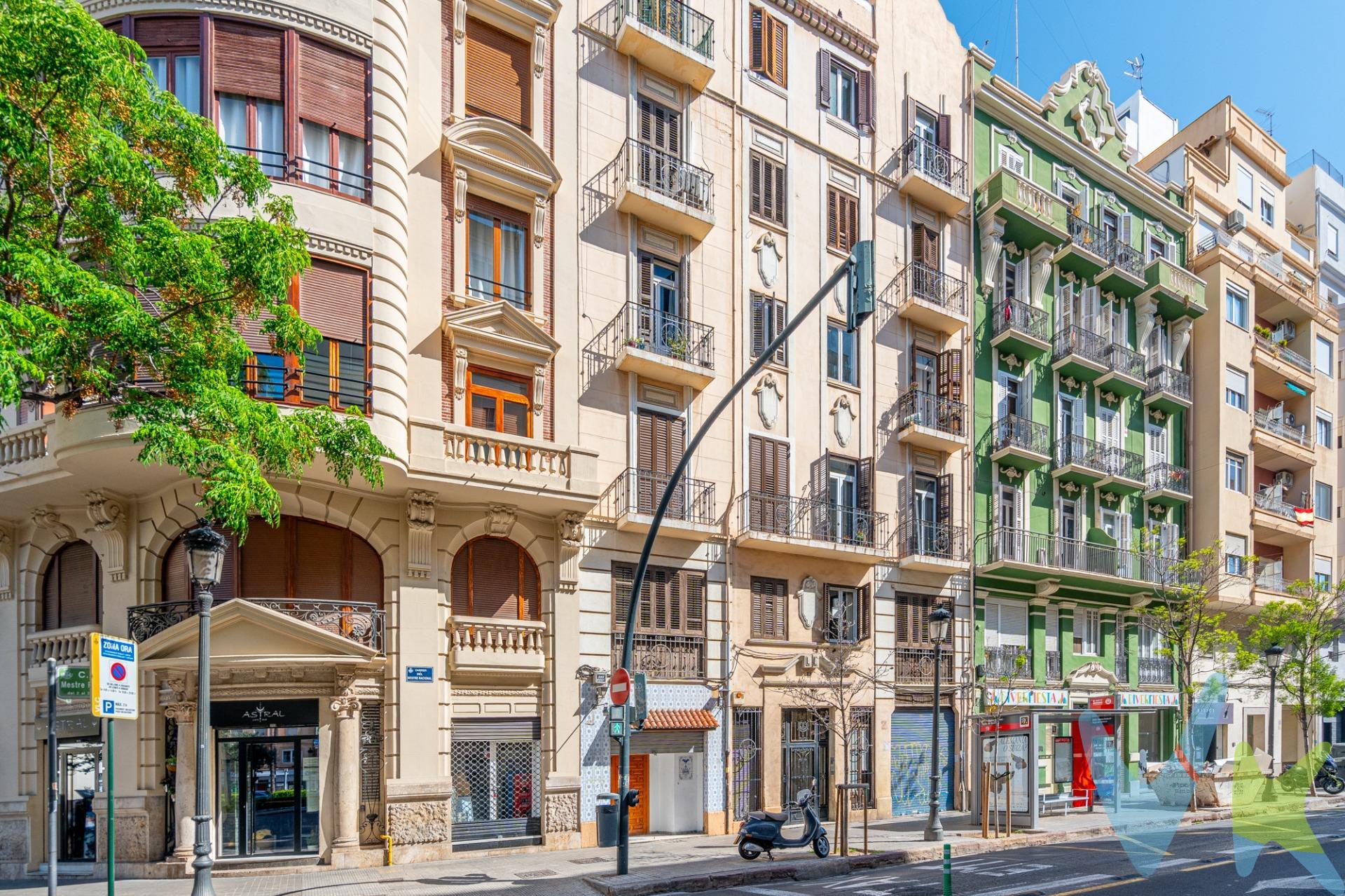 ¡Oportunidad única! Se vende local comercial en la prestigiosa zona de l'Eixample de Valencia, ideal para emprender tu próximo negocio. Este local se encuentra en una ubicación privilegiada, situado en una calle de mucho paso, lo que garantiza una alta visibilidad y un constante tráfico peatonal. El espacio es totalmente diáfano, ofreciendo una gran flexibilidad para adaptarlo a las necesidades específicas de tu negocio. Es necesario realizar una reforma para entrar, lo que te permitirá personalizar el local completamente a tu gusto y ajustarlo perfectamente a tu visión empresarial. Este local es perfecto para cualquier tipo de negocio, ya sea una tienda, un restaurante, una oficina o cualquier otro proyecto que tengas en mente. No dejes pasar esta oportunidad y convierte este espacio en el corazón de tu negocio.