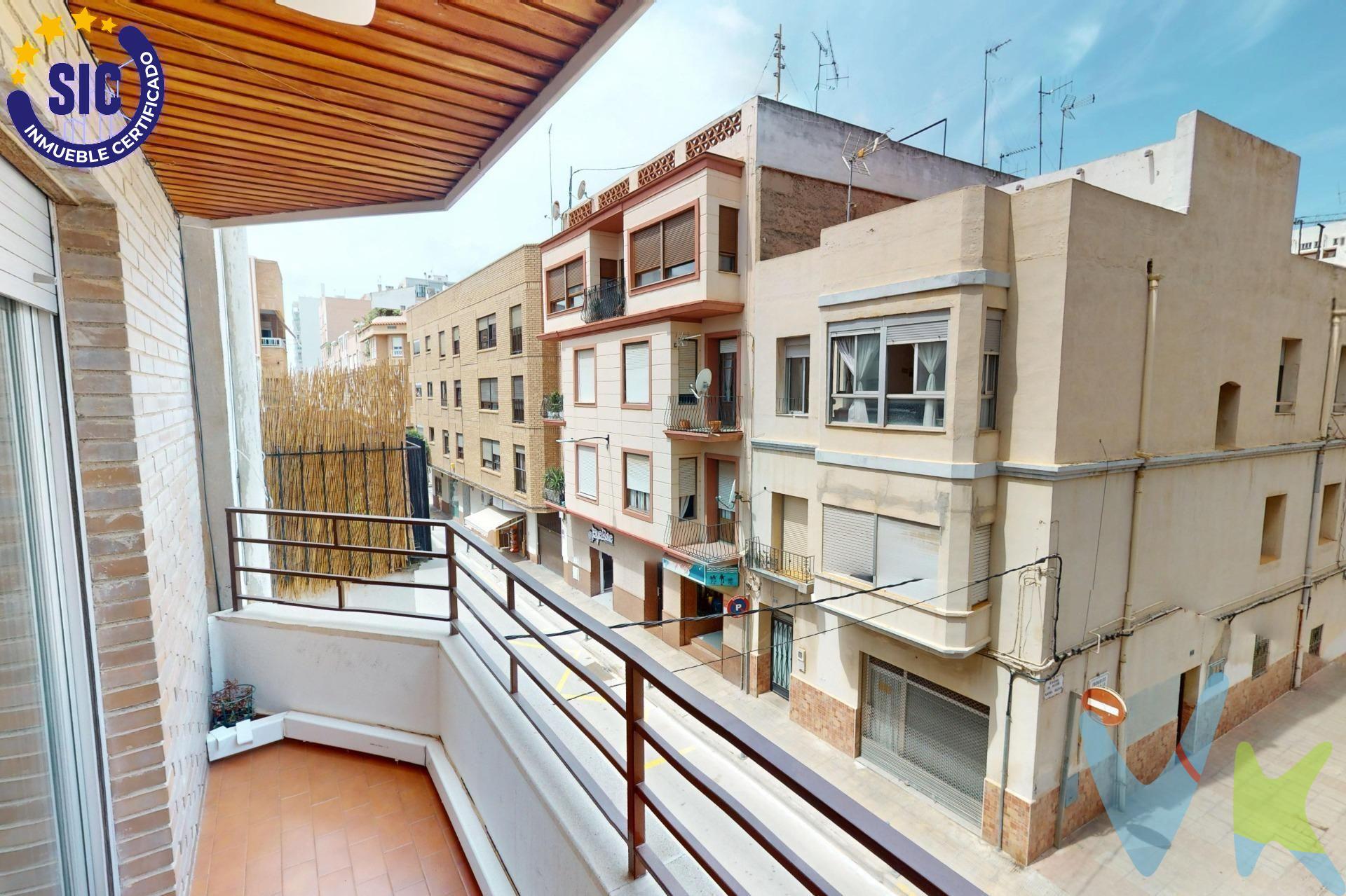 Te presentamos una excelente vivienda de 121 m2 construidos, ubicada en una de las zonas más solicitadas de Castellón. Este piso original cuenta con un acogedor hall que da paso a un amplio comedor-salón, desde el cual podrás acceder a un balcón orientado al oeste y disfrutar del atardecer. La cocina es espaciosa y está completamente equipada, además tiene una práctica galería acristalada para mayor funcionalidad. El inmueble incluye cuatro habitaciones: la habitación principal dispone de baño en suite con ducha y armario empotrado; dos habitaciones dobles también cuentan con armarios empotrados proporcionando gran comodidad y otra habitación simple ideal como oficina o dormitorio adicional y otro baño completo para dar servicio al resto de habitaciones. Se ofrece plaza de garaje incluida en el precio situada en edificio adyacente. Vive cómodamente cerca del tram y disfruta de todos los servicios esenciales cercanos tales como supermercados, restaurantes,farmacias y plazas públicas donde poder relajarte. Vive aquí!. ¡No pierdas esta oportunidad única!. !Ven a visitarme!. Este inmueble es en exclusiva, con lo que le facilitamos cualquier información sobre la vivienda. Los metros son aproximados . Por este motivo, solicitamos no molesten al propietario o a los vecinos de la comunidad. . En todos los casos los precios expuestos son más impuestos y gastos derivados de la transmisión del inmueble.