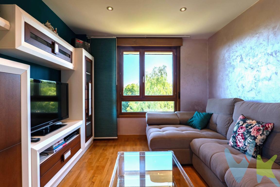 Hay viviendas que se visitan y viviendas en las que te imaginas viviendo desde el primer minuto. Esta es una de ellas.Este espectacular dúplex destaca por su amplitud, su luz y una distribución pensada para disfrutar del día a día con comodidad. Sus estancias son generosas, con grandes huecos que llenan la casa de sol y crean una sensación de bienestar nada más entrar.La vivienda se encuentra en un estado impecable, lista para entrar a vivir, con espacios amplios, luminosos y muy bien aprovechados. En la planta baja cuenta con una habitación, una característica especialmente práctica tanto para quienes buscan comodidad en una sola planta como para quienes necesitan un despacho, dormitorio de invitados o una zona más independiente.La zona de día invita a disfrutar: luz natural, amplitud y una atmósfera acogedora que hace que cada rincón resulte agradable. En la planta superior, el dúplex mantiene esa sensación de espacio y privacidad que convierte la vivienda en un hogar cómodo y especial.Además, dispone de dos plazas de garaje, un valor añadido fundamental para quienes buscan comodidad real en su día a día.Su entorno es otro de sus grandes atractivos: rodeada de zonas verdes, ofrece tranquilidad, vistas agradables y la posibilidad de disfrutar de paseos y espacios abiertos sin renunciar a tener todos los servicios cerca.Una vivienda soleada, luminosa, amplia y en un estado espectacular. De esas casas que no solo cumplen requisitos, sino que transmiten algo más: ganas de quedarse.Se informa a los interesados de que el precio de venta no incluye el Impuesto de Transmisiones Patrimoniales (ITP), ni los gastos de notaría, registro de la propiedad y otros gastos asociados a la compraventa, así como tampoco los honorarios de la agencia inmobiliaria a cargo del comprador.