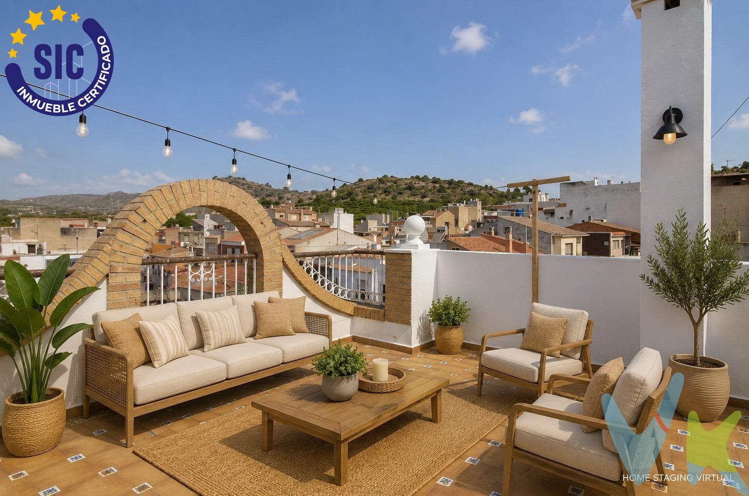Abrir la puerta de esta vivienda es descubrir que el verdadero lujo no siempre está en los metros cuadrados, sino en la forma en que se viven. Aquí, cada planta tiene su propia personalidad, cada estancia encuentra su sentido y cada rincón está pensado para acompañarte en el día a día con comodidad, amplitud y calidez. Con 189 m² construidos, esta casa se adapta al ritmo de una familia que necesita espacio para compartir, trabajar, descansar y disfrutar sin renunciar a nada. Desde el garaje y el trastero de la planta baja hasta la espectacular terraza de la última planta, todo está diseñado para hacer la vida más fácil. La primera planta se convierte en el auténtico punto de encuentro. La cocina-comedor invita a largas sobremesas, la galería aporta la funcionalidad que siempre se agradece y el salón, presidido por una elegante chimenea, crea ese ambiente acogedor que convierte cualquier tarde de invierno en un momento especial. Cuando llega el buen tiempo, la terraza orientada al oeste se transforma en el lugar perfecto para disfrutar del atardecer, con la comodidad añadida de sus toldos. El aire acondicionado y los radiadores distribuidos por toda la vivienda garantizan el confort durante cualquier estación. La zona de descanso transmite serenidad. Dos amplios dormitorios dobles con armarios empotrados ofrecen orden y comodidad, un cuarto de baño reformado para dar servcio a estas estancias y la habitación principal,  que eleva la experiencia con una zona de vestidor, terraza privada y un baño en suite con bañera de hidromasaje, pensado para desconectar del ritmo diario sin salir de casa. La tercera planta sorprende por su versatilidad. Un despacho para quienes teletrabajan, un dormitorio adicional y una gran sala diáfana con una amplia armariada permiten que la vivienda evolucione contigo: una sala de juegos, un estudio, un gimnasio o ese espacio que siempre imaginaste. Todo ello culmina en una amplia terraza donde las reuniones con amigos, las cenas de verano o un simple café al aire libre encuentran el escenario perfecto. Situada en una zona tranquila y consolidada de Almenara, disfrutarás de la comodidad de tener cerca colegios, supermercados, comercios, servicios, estación de tren y excelentes comunicaciones con Valencia y Castellón, además de encontrarte a pocos minutos de la playa. Porque algunas viviendas se visitan.. y otras, como esta, se imaginan desde el primer instante como el lugar donde celebrar cumpleaños, recibir a los amigos, ver crecer a la familia y crear recuerdos que permanecerán durante años.. Si lo necesitas, te ayudamos con al financiación. El precio del inmueble no incluye los honorarios de la agencia que ascienden al 3% del precio final del inmueble más IVA, ni los gastos de notaría y registro de la propiedad (que están sujetos a aranceles y varían dependiendo del precio de escrituración), ni los impuestos (que en la Comunitat Valenciana dependen del precio del inmueble y de las características personales del comprador). . Para mayor seguridad en la compraventa, todas nuestras viviendas poseen FICHA DE CERTIFICACIÓN DE INMUEBLES registrada por la Asociación de Inmobiliarias de la Comunidad Valenciana ASICVAL. Antes de comprar o de entregar las arras, pida el Certificado de la vivienda para estar seguro y tranquilo sobre la situación legal, urbanística y de cargas de la misma. RK ESTAÑOL, mercantil Inmobiliaria Quasablanqua, SL, está inscrita en el Registro de Agentes de Intermediación Inmobiliaria de la Comunidad Valenciana RAICV con el número de registro 1511. . 