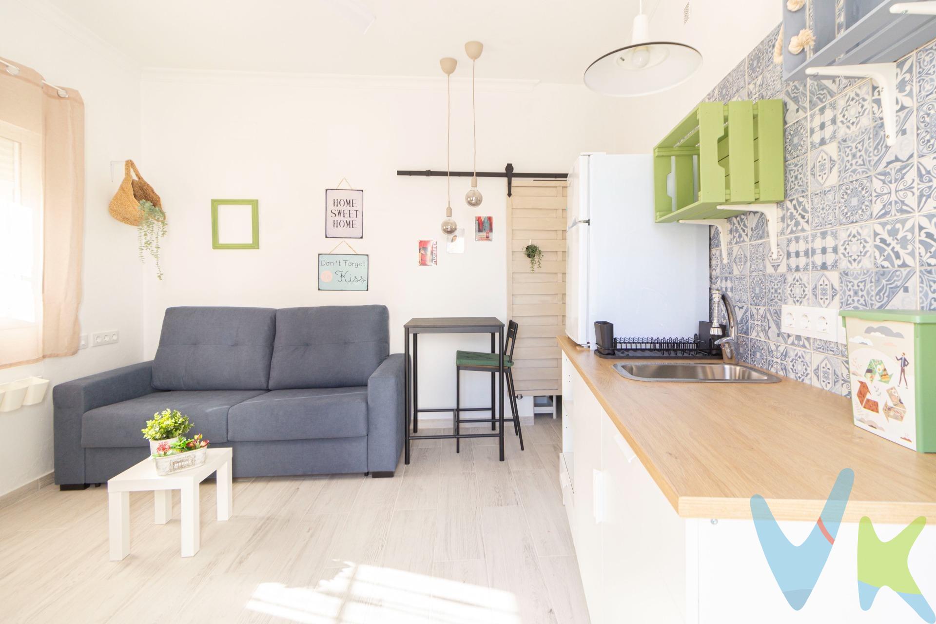 Oportunidad de inversión: local adaptado en dos apartamentos con rentabilidad inmediata. Se ofrece local comercial acondicionado en dos unidades independientes, actualmente alquiladas y generando ingresos, ideal para inversores que buscan rentabilidad desde el primer día. El inmueble ha sido adaptado para uso habitacional, distribuyéndose en dos espacios funcionales:. 🔹 Apartamento 1. 1 dormitorio independiente. Salón con cocina integrada. Baño completo. Espacio cómodo y bien aprovechado. 🔹 Apartamento 2 (tipo loft). Espacio diáfano. Salón con cocina integrada. Zona de descanso con sofá cama. Baño completo. 💰 Rentabilidad. Actualmente ambas unidades se encuentran alquiladas, generando ingresos cercanos a 1.000 € mensuales, lo que lo convierte en una excelente oportunidad para inversores que buscan un activo con flujo de caja inmediato. 📌 Características destacadas. Dos unidades independientes dentro del mismo local. Inquilinos activos. Ideal para inversión patrimonial. Buena distribución y aprovechamiento del espacio. 📞 Para más información sobre rentabilidad, condiciones de alquiler o visitas, no dude en contactar. Transparencia de precio, impuestos y honorarios: El precio publicado corresponde únicamente al precio de venta del inmueble y no incluye impuestos, gastos de compraventa ni honorarios a cargo del comprador. Impuestos: ITP o IVA + AJD (según la naturaleza de la transmisión). En Andalucía, en segundas transmisiones el ITP es 7 % con carácter general, pudiendo aplicarse tipos reducidos (6 % o 3,5 %) si se cumplen requisitos. Base del impuesto: con carácter general, la base será la mayor entre el precio declarado y el valor de referencia (según normativa aplicable). Gastos de compraventa: Notaría, Registro y, en su caso, Gestoría (desde 2.000 € orientativo, según operación). Honorarios comprador (no incluidos): 3 % + IVA, con mín. 3.500 € + IVA si precio 115.000 €. Se informan y aceptan por escrito (hoja de encargo/servicios) antes de la visita y de cualquier gestión vinculada a la compra. Ficha informativa (Decreto 218/2005) a disposición del interesado. Fuentes oficiales: Información tributaria y valor de referencia disponible en Sedes Oficiales de la Junta de Andalucía y se facilitan a quien lo solicite. Exclusiva: Por mandato expreso del propietario, este inmueble se comercializa en exclusiva a través de la Inmobiliaria. Se ruega no contactar directamente con propiedad/ocupante/vecinos.