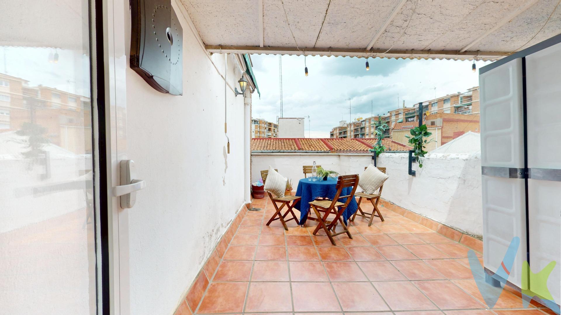 Ático reformado con terraza de ensueño en la calle Lausana, a un paso de Tenor Fleta. Si buscabas ese rincón especial donde mezclar el encanto de vivir en el centro con tu pequeño oasis privado, este ático es para ti. ✨ ¿Qué tiene de especial?. > Dos dormitorios dobles donde el confort y la luz natural son protagonistas. > Salón acogedor y luminoso con acceso directo a un balcón. > Cocina funcional y coqueta, lista para tus mejores recetas. Y ahora, lo mejor: una terraza de 16 m² que es puro amor. Perfecta para cenas al atardecer, chill-outs con amigos o simplemente para disfrutar del sol zaragozano. 🌬️ Split de aire acondicionado en el salón para que el verano no te pille desprevenido, y calefacción central para que el invierno te abrace suavecito. 🏢 Finca sin ascensor, sí, pero ¡oye! así tonificas piernas. 🛍️ ¿Y el barrio? Lo tiene todo: supermercados, bares, colegios, transporte público. Ideal para parejas, pequeños urbanitas con ganas de terraza.. ¿Te imaginas ya tus atardeceres aquí arriba? Pues date prisa y ven a verlo. ¡Déjate enamorar desde las alturas! 🧡✨