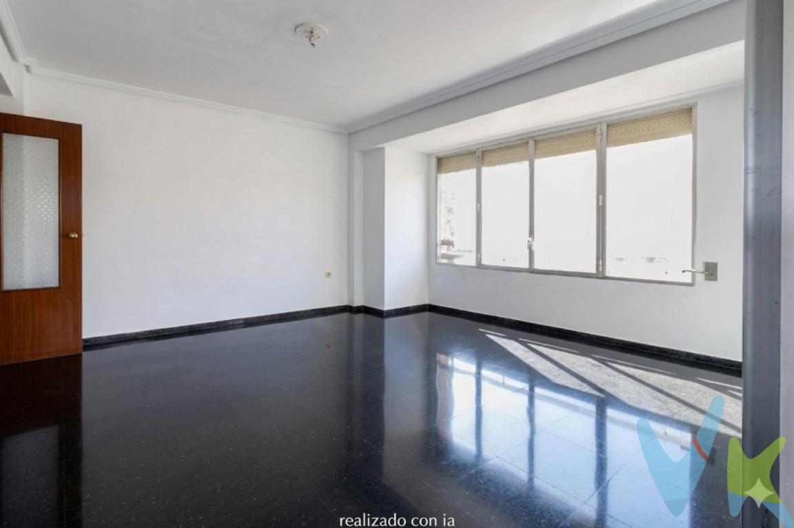 Se vende espaciosa vivienda de 158,87 m² construidos situada en una de las zonas más demandadas de Torrent, en plena Avenida al Vedat, ubicación céntrica y con todos los servicios a pie de calle.La vivienda destaca por su gran amplitud, luminosidad y excelente distribución, ideal para quienes buscan diseñar un hogar totalmente a medida o realizar una inversión con gran potencial de revalorización.Dispone de: 4 habitaciones dobles, amplias y con múltiples posibilidades , 2 baños completos , Gran salón-comedor, muy luminoso gracias a sus amplios ventanales , Cocina independiente con posibilidades de redistribución , Vivienda esquinera, lo que aporta mayor ventilación y entrada de luz natural,  Salida a balcón , Ventanas grandes, que proporcionan mucha luminosidad durante todo el día , Edificio con ascensor ,Ubicación céntrica y privilegiada, rodeada de comercios, transporte, colegios y todos los serviciosLa vivienda necesita reforma integral, convirtiéndose en una excelente oportunidad para crear una vivienda exclusiva de gran tamaño en una de las mejores zonas de Torrent.Ideal para familias numerosas, inversores o quienes buscan amplitud y ubicación premium.Vivienda totalmente exterior.Ubicación inmejorable en Avenida al Vedat, eje principal de Torrent.Por mandato expreso del propietario, comercializamos este inmueble en exclusiva, lo que le garantiza un servicio de calidad, un trato fácil, sencillo y sin interferencias de terceros. Por este motivo, se ruega no molestar al propietario, a los ocupantes de la propiedad, a los vecinos o conserjes del edificio o urbanización si los hubiera. Muchas gracias por su comprensiónEl precio publicado NO incluye:- Los gastos de notaría- El impuesto de transmisiones patrimoniales, cuyo tipo general es del 10 % (salvo que el comprador pueda acogerse a bonificaciones existentes).- Los gastos del registro de la propiedad.- Los honorarios de la inmobiliaria que paga la parte comprador, que son de un 3 % mas IVA.Asimismo no incluye ningún otro gasto asociado que no este específicamente que esta incluido. Los datos e información contenida en este anuncio es meramente informativa, por lo que no tiene carácter contractual, pudiendo contener errores, reservándose la inmobiliaria a poder modificarla en cualquier momento. Para saber más sobre el mismo no dude en ponerse en contacto con nosotros.