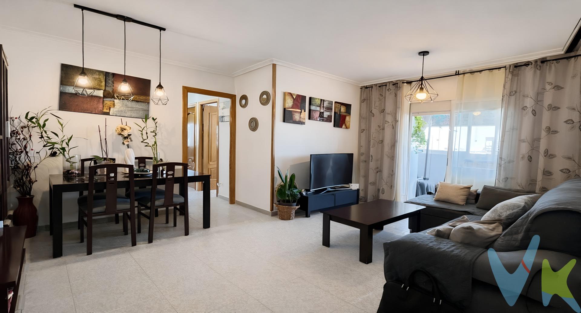 Si buscas una vivienda en Fuenlabrada lista para entrar a vivir, con terraza y buena distribución,  esta puede ser la oportunidad que estabas esperando. La vivienda, originalmente distribuida en 3 dormitorios y 1 baño, ha sido actualizada para ofrecer 2 amplios dormitorios dobles, ganando en amplitud, comodidad y funcionalidad. No obstante, uno de sus grandes atractivos es que existe la posibilidad de recuperar fácilmente el tercer dormitorio, adaptando la vivienda a las necesidades del futuro propietario, ya sea para una familia, despacho o habitación extra. Destaca por su distribución práctica y por sus espacios exteriores. Cuenta con una magnífica terraza principal con acceso directo desde el salón y la cocina, ideal para disfrutar del aire libre, desayunar al sol, colocar una zona chill out o crear un agradable rincón de relax. Además, la cocina dispone de una terraza-tendedero independiente, un extra muy valorado por la funcionalidad que aporta al día a día. En cuanto a calidades, la vivienda ofrece elementos pensados para el confort y el mantenimiento sencillo:. Suelos de gres, resistentes y de fácil mantenimiento. Puertas interiores de madera de roble, que aportan calidez al conjunto. Ventanas de aluminio con doble acristalamiento tipo Climalit, que mejoran el aislamiento térmico y acústico. Fachada completamente renovada y aislada, adaptada a la normativa del Ayuntamiento de Fuenlabrada, lo que supone una mejora en la eficiencia energética, el aislamiento y el confort de la vivienda. Como valor añadido, la comunidad dispone de un parque infantil privado y cerrado dentro de las zonas comunes, un espacio seguro y cómodo para el disfrute de los más pequeños, ideal para familias. En definitiva, se trata de una vivienda con mucho potencial, cómoda y versátil, perfecta tanto para quienes buscan su primera vivienda en Fuenlabrada como para quienes necesitan espacio, terraza y la posibilidad de adaptar la distribución a futuro. Una casa para entrar a vivir, con mejoras ya realizadas y con todo lo necesario para convertirse en tu próximo hogar. Información adicional:. - ⁠Metros construidos: según registro 83,38 m2  y útiles 63.27. - Metros catastrales: 78 m2 ( Vivienda 71 m  y Elementos comunes 7 m) aproximadamente. * Este anuncio no es vinculante, puede contener errores. Se muestra a título informativo y no contractual. Conforme a lo establecido en la Ley 10/2025 de Publicidad Inmobiliaria, se informa que:. - El precio de venta publicado: no incluye el mobiliario ni la decoración, ni los impuestos, ni los honorarios derivados del servicio de compra. -  El comprador asumirá, además del precio de compraventa, unos honorarios de 6.000 € mas IVA, por servicio de gestión, asesoramiento y acompañamiento en todo el proceso de compra. - Impuesto de Transmisiones Patrimoniales (ITP):6 % del precio de compra. - Gastos de notaría: entre un 0,2 % y un 0,5 % del del precio de compra. - Gastos de inscripción en el Registro de la Propiedad: estimados entre un 0,1 % y un 0,25 % del precio de compra. . Solicita más información o concierta una visita. Estaremos encantados de enseñártelo.