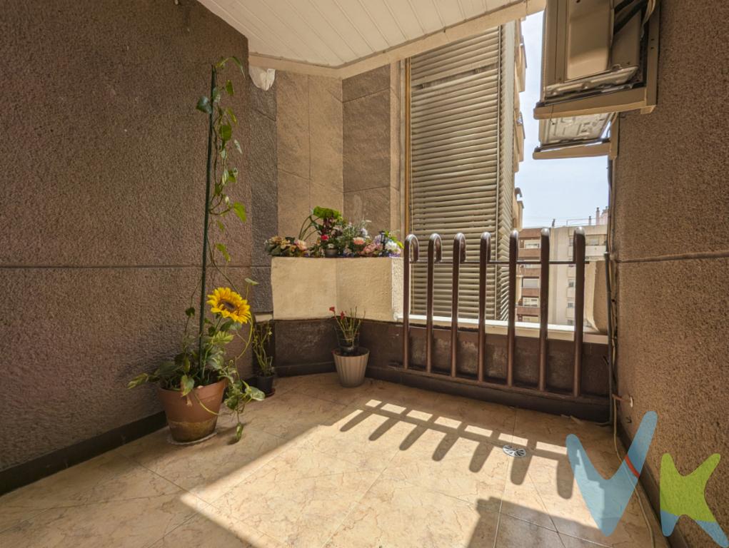 RACASA TORRES DE QUART vende piso junto a RUZAFA, al lado del Parque central, a metros de zona de ocio y del mercado de Ruzafa. En una zona con todo tipo de servicios, colegios y con muy buena comunicación.Piso en sexta planta con vistas panorámicas sobre la ciudad, consta de espacios amplios, 4 habitaciones dobles, una con baño incorporado, dos baños completos, salón comedor amplio con acceso a Terraza, cocina independiente con Galería y despensa. Calefacción en toda la casa y lo mejor: unas vistas de escándalo. El edificio es de los mejores de la zona, con jardín y servicio de conserjería. Se vende sin plaza de Garaje pero la finca si que tiene y habría posibilidad de adquirir una en venta o alquiler. La zona de En Corts está actualmente en auge por su tranquilidad y proximidad al Barrio de Ruzafa, Parque Central, Estación de Tren y muy cerca del Roig Arena. Ahí podrá disfrutar de todos los servicios necesarios, Centros de Salud, Supermercados, Transporte público, Colegios y zonas ajardinadas para vivir en perfecta armonía y en pleno centro de la Ciudad de Valencia.  Esta vivienda se comercializa EN EXCLUSIVA, lo cual garantiza un gestión seria y eficaz. Si desea cualquier información, no dude en llamarnos, estaremos encantados de ayudarle. El precio no incluye lo siguiente: honorarios de la agencia inmobiliaria, impuestos (IVA, ITP) y otros gastos de la Compraventa (notaria, gestoría y registro).La oferta está sujeta a cambios de precio o retirada del mercado sin previo aviso. Este anuncio en su conjunto, incluyendo textos, fotos, imágenes o cualquier otro contenido del mismo, no es vinculante dado que la información es ofrecida por terceros y puede contener errores. Se muestra a título informativo y no contractual.Número de Registro de Agentes de Intermediación Inmobiliaria de la Comunidad Valenciana: RAICV-1405. 