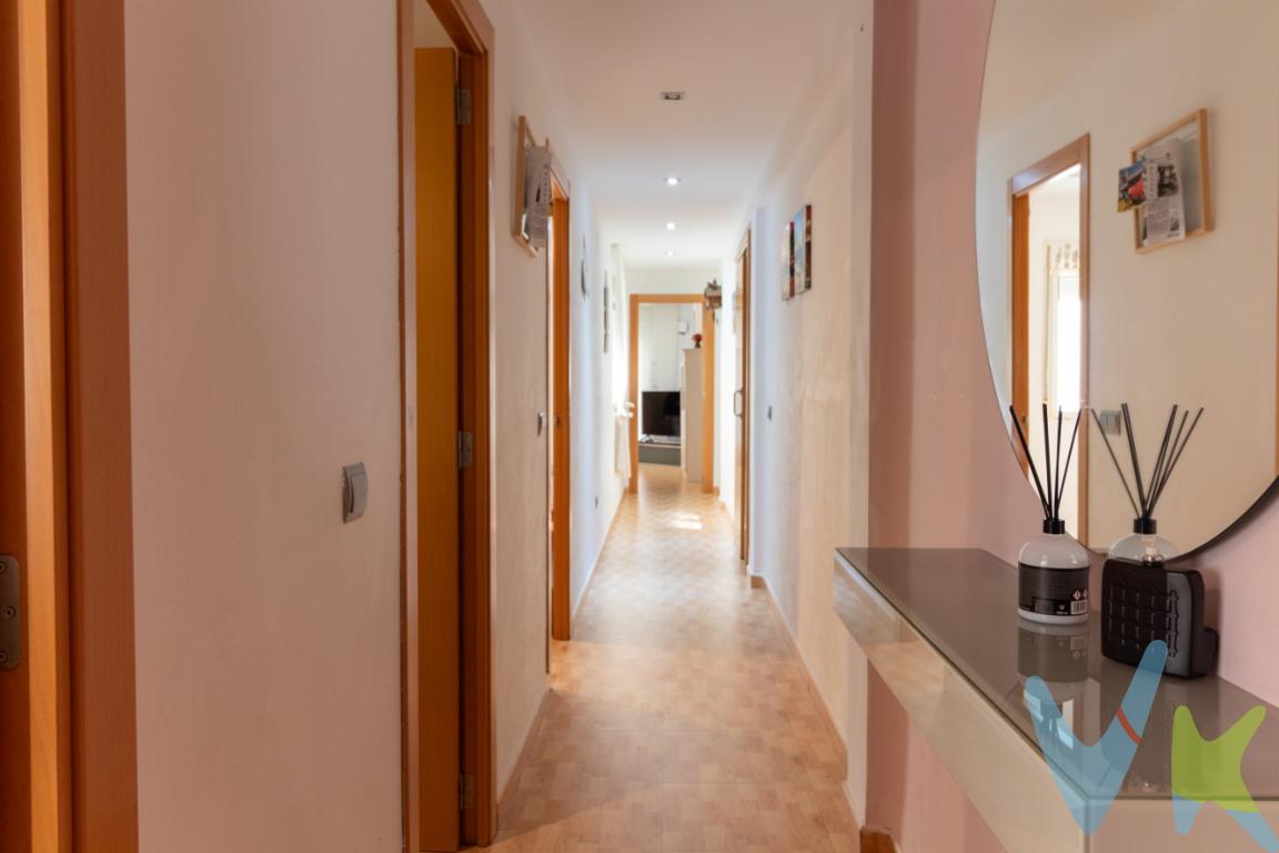  ¡Oportunidad única en Massamagrell! Este excelente piso totalmente amueblado , está ubicado en una de las zonas mejor conectadas de Massamagrell. Esta espaciosa vivienda, con 90 metros cuadrados construidos, está situada en una tercera planta con ascensor y ofrece una calidad de vida insuperable por su ubicación y características.Este piso está distribuido de manera eficiente, proporcionando comodidad y funcionalidad en cada rincón del hogar. Dispone de tres habitaciones , ideales para familias o quienes buscan espacio extra en su vivienda. Cada habitación está diseñada para ofrecer confort y privacidad, permitiendo crear un ambiente acogedor. Además, cuenta con una pequeña terraza y un pequeño balcón que proporciona un espacio adicional al aire libre.La ubicación es inmejorable, con una excelente conexión mediante transporte público. La proximidad a la estación de metro y paradas de autobús facilita moverse por Massamagrell y sus alrededores sin complicaciones. Esto hace que la vivienda sea perfecta para aquellos que valoran el tiempo y la buena conexión con la capital. Su emplazamiento estratégico propicia estar cerca de supermercados, centros educativos y otros servicios esenciales. Este hogar se ofrece completamente amueblado y equipado con electrodomésticos de calidad, listo para entrar a vivir de inmediato. El mobiliario ha sido elegido con gusto, creando una atmósfera acogedora que hará que te sientas en casa desde el primer momento. La cocina, equipada con electrodomésticos de reciente adquisición, es funcional y está lista para ser usada desde el primer día.La zona de día se centra en un amplio salón con aire acondicionado, que se beneficia de una excelente iluminación natural gracias a sus grandes ventanales. Este espacio es ideal para disfrutar de reuniones familiares o con amigos y proporciona un ambiente cálido y agradable. Su distribución permite separarlo en distintas áreas, combinando funcionalidad y diseño. La combinación de su localización y características internas lo hace una opción de inversión de gran atractivo.Si está buscando un hogar listo para vivir, con comodidad, funcionalidad y excelente ubicación, este piso cumple con todas sus expectativas. No pierda la oportunidad de conocer personalmente esta joya en Massamagrell. Llámenos para concertar una visita y déjese sorprender por todos los detalles que este inmueble puede ofrecerle. ¡Su nuevo hogar le espera! * En nuestra agencia contamos con el distintivo de Agentes de Intermediación Inmobiliaria de la Comunitat Valenciana (Número de registro RAICV 1394) y cumplimos con todos los requisitos que debe tener un profesional del sector inmobiliario.*Por mandato expreso del propietario, comercializamos este inmueble en exclusiva, lo que le garantiza el acceso a toda la información, a un servicio de calidad, un trato fácil, sencillo y sin interferencias de terceros. Si usted es agente inmobiliario y tiene un cliente para este inmueble, llámenos estaremos encantados de colaborar. *El precio indicado no incluye gastos ni otros conceptos. A tal efecto, se informa que al referido precio habrá que añadirle los gastos propios de la transmisión inmobiliaria, entre los que cabe enumerar los siguientes: honorarios notariales, impuesto al que se encuentre sujeta la transmisión (Impuesto sobre el Valor Añadido o Impuesto sobre Transmisiones Patrimoniales y Actos Jurídicos Documentados, según el caso), gastos de inscripción en el Registro de la Propiedad y honorarios de intermediación de la agencia inmobiliaria.  *¿Qué te ofrecemos en nuestra agencia?  - Agilizamos y hacemos más cómodo el proceso. - ¡Nos ocupamos de todo! Cero preocupaciones. - Recibe apoyo legal y fiscal durante todo el proceso. - Experto inmobiliario 100% a tu lado. - Asistencia post venta ¡Seguimos a tu lado! Si deseas saber más, no dudes en ponerte en contacto con nosotros. ¿HABLAMOS?  
