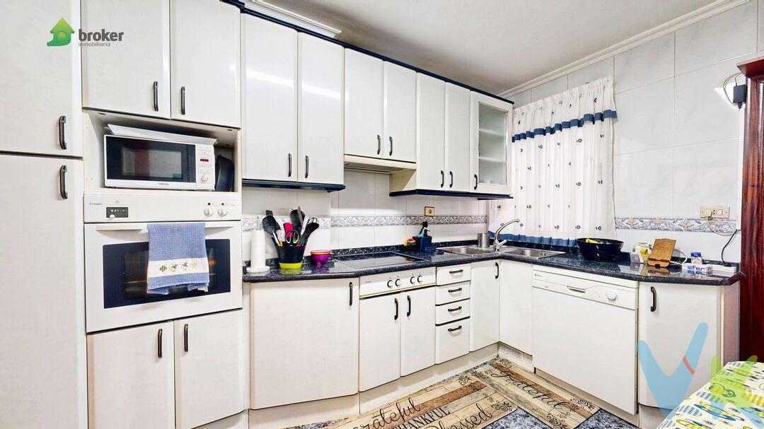 SAN VICENTE · 3 HABITACIONES  ·  ASCENSOR A COTA CERO.
Sin obras ni complicaciones. 
Inmobiliaria Broker te ofrece, en EXCLUSIVA, una vivienda cuidada, funcional y lista para entrar a vivir.
Es perfecta si buscas comodidad, espacio y la tranquilidad de no tener una reforma esperándote al otro lado de la puerta.
Cuenta con:

3 habitaciones
Balcón
Baño con ventana
Ventanas de PVC Climalit
Paredes lisas y tarima en muy buen estado
Calefacción de gas natural con caldera individual

El edificio tiene un amplio ascensor a cota cero para 6 personas, portal reformado, videoportero y cero derramas pendientes.
Tenemos las llaves, así que solo tienes que venir a verla con calma y comprobar si puede convertirse en tu nuevo hogar.
Además, podrás recorrerla con nuestra visita 3D y conocer sus espacios con todo detalle antes de verla en persona.
⇨ San Vicente, junto al parque de la iglesia.
◈ Llámanos o pásate por nuestra oficina de Gernikako Arbola, 38.
Gastos de gestión: 3.500 € + IVA, a cargo del comprador no incluidos en el precio.
Colegiado API 584. Trabaja con verdaderos profesionales.