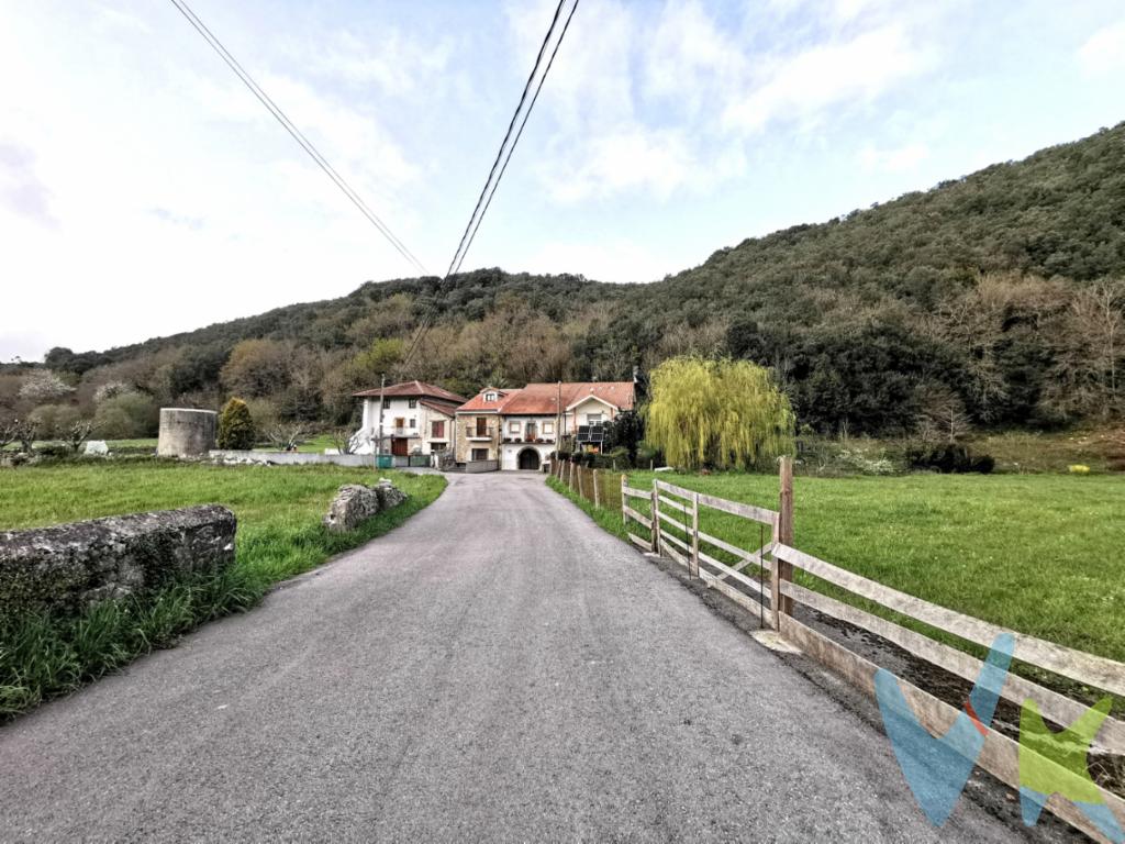 En el corazón de Isequilla, se encuentra esta impresionante casa adosada en venta que te dejará sin aliento. Con una ubicación inigualable y con todas las comodidades que puedas imaginar, este inmueble es el lugar perfecto para que disfrutes de la tranquilidad y el confort que tanto mereces. Al adentrarte en esta casa, te sorprenderás con sus 300 metros útiles distribuidos en 4 amplias habitaciones, ideales para albergar a toda tu familia de manera cómoda y acogedora. Además, con 329 metros construidos, cada rincón de este edificio construido en el año 1900 te brindará un espacio único y lleno de posibilidades. La amplitud de esta casa se hace evidente en cada uno de sus rincones, desde el acogedor balcón que te permitirá disfrutar de las vistas hasta el práctico alcantarillado que ofrece todas las comodidades modernas. Además, con el transporte público a pocos pasos de distancia, moverte por la ciudad será pan comido. Pero eso no es todo, esta casa cuenta con una zona ajardinada que te invita a relajarte y disfrutar de la naturaleza sin salir de casa. Imagina las tardes de verano pasadas en este hermoso jardín, disfrutando de una barbacoa con tus seres queridos y creando recuerdos inolvidables. No pierdas la oportunidad de visitar esta maravillosa casa adosada en Isequilla. Su ubicación, sus comodidades y su encanto te conquistarán desde el primer momento. ¡Llámanos para agendar una visita y descubre por ti mismo todo lo que esta propiedad tiene para ofrecer! 