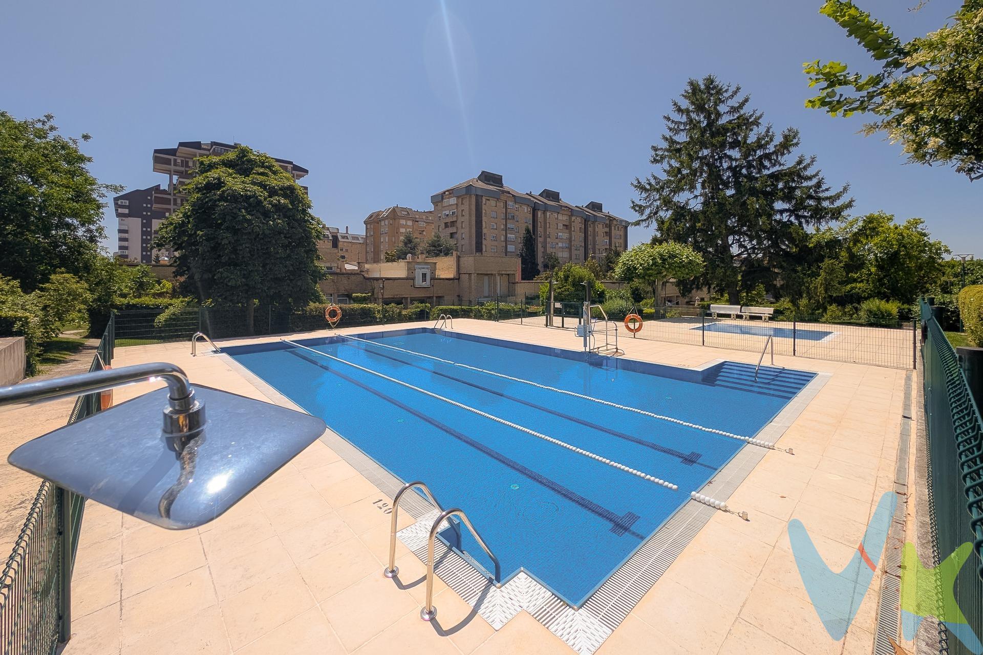 Se vende fantástico chalet independiente en Zizur Mayor, ubicado en una tranquila zona residencial con amplias zonas verdes y completas instalaciones comunitarias: piscina, pistas de tenis y jardines. A un paso de todos los servicios (supermercados, polideportivo, colegios, institutos, farmacias, academias..). La vivienda, de 192 m² construidos (150 m² útiles), se distribuye en dos cómodas alturas y cuenta con un jardín privado que rodea toda la casa, ideal para disfrutar al aire libre en familia o con amigos. Además, dispone de un porche acondicionado totalmente de 22 m², perfecta como zona de estar o comedor adicional durante todo el año. Distribución:. - Planta baja: Hall de entrada, cocina independiente de 14 m², amplio salón-comedor de 26 m² con chimenea, estudio de 9 m², Dormitorio principal de 13,24 m² con armario empotrado y baño en suite completamente reformado con plato de ducha. - Primera planta: 4 dormitorios entre 13 y 14 m², todos con armarios empotrados y baño común reformado con plato de ducha. La vivienda cuenta con calefacción y agua caliente mediante caldera individual, ubicada en una zona independiente de calderas, y barbacoa privada en el jardín. Gastos de comunidad: 150 €/mes, que incluyen el mantenimiento de las zonas comunes y el acceso a las piscinas y pistas de tenis. Una excelente oportunidad para vivir en un entorno tranquilo, rodeado de naturaleza y con todos los servicios de Zizur Mayor a un paso. ¿Te interesa? Llámanos sin compromiso y agenda tu visita. Los datos y superficies indicados en este anuncio son aproximados y tienen un carácter meramente informativo, sin valor contractual. El precio de venta no incluye impuestos ni gastos derivados de la transmisión.