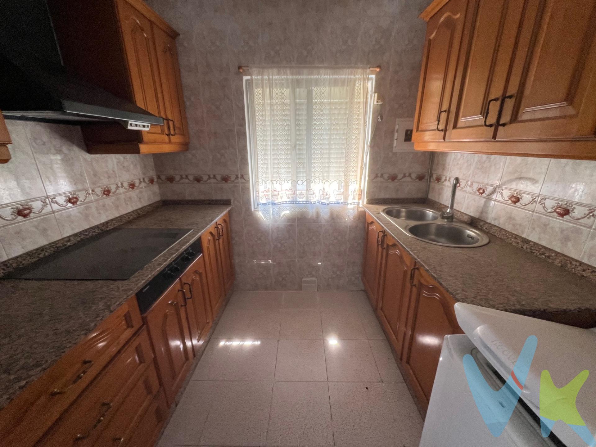 Piso para entrar a vivir en el centro de Puerto Real. Se distribuye en cocina, salón, dormitorio principal y un segundo dormitorio. Muy bien conservado, listo para entrar a vivir. Se vende con la cocina amueblada. Barrio muy tranquilo y bien comunicado. Cuenta con todo tipo de servicios y está a un paso del centro y junto a la salida de la ciudad. Buen aparcamiento. No lo dude y llame para informarse y visitarlo.