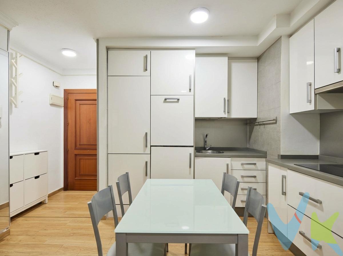 Este encantador estudio, ubicado a pie de playa, es una oportunidad única para aquellos que buscan un refugio costero. Totalmente reformado y amueblado, cuenta con una  separación mediante un tabique entre el salón y el dormitorio, optimizando así los espacios sin sacrificar confort ni privacidad. El edificio ofrece portería física para mayor seguridad y comodidad, además dispone de acceso adaptado para personas con movilidad reducida. La amplia terraza abierta invita a disfrutar del clima excepcional gaditano mientras se contempla la belleza del mar Mediterráneo. . 