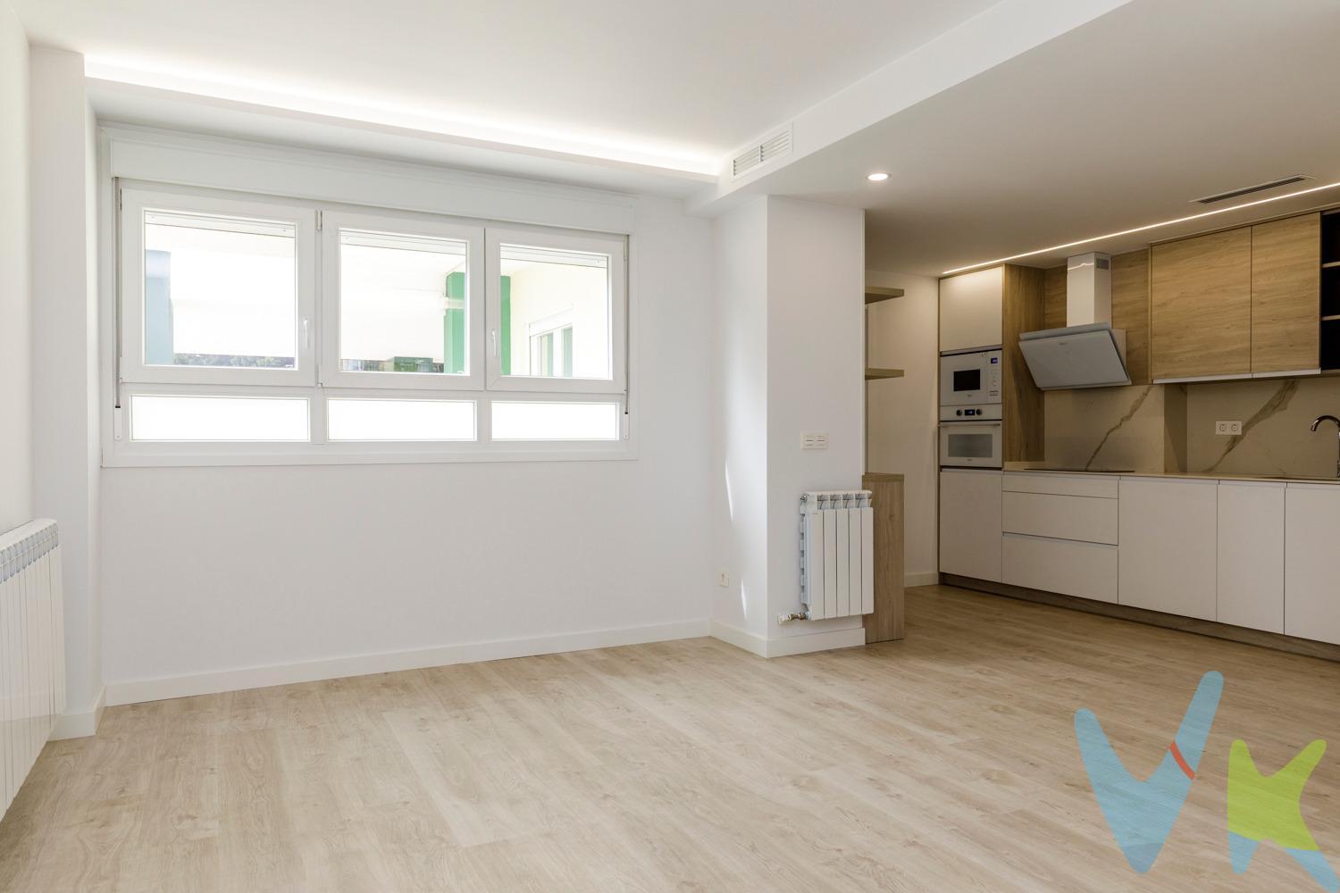 ✨ Diseño, confort y reforma integral junto al Parque Luis Buñuel ✨.  . En plena zona de La Bombarda, te presentamos esta vivienda de 50 m² construidos, completamente reformada con un estilo moderno y funcional, pensada para disfrutar desde el primer día.  . La vivienda ofrece un acogedor salón con cocina integrada, creando un espacio abierto, luminoso y muy bien aprovechado. La cocina, de diseño actual, combina tonos madera y acabados blancos con iluminación LED integrada y electrodomésticos encastrados, aportando un ambiente cálido y contemporáneo.  . Dispone de 2 dormitorios y un baño completamente reformado, con ducha de gran formato, mampara moderna y acabados de alta calidad. La vivienda cuenta además con calefacción central, preinstalación de aire acondicionado en toda la casa (sin maquina) y una cuidada iluminación indirecta que aporta amplitud y calidez a todas las estancias. Situada en planta baja, ofrece un acceso cómodo y práctico dentro de una finca con conserje y zonas comunes.  . Ubicada en una zona tranquila y consolidada de Zaragoza, rodeada de zonas verdes, parques infantiles, supermercados, colegios y todo tipo de servicios. Excelente conexión con el centro y muy próxima a Aragonia, Romareda y Parque Delicias. Una vivienda perfecta tanto para vivir como para invertir, gracias a su ubicación, estado impecable y diseño actual.  . ¡Llámenos para ampliar información y solicitar visita!. 