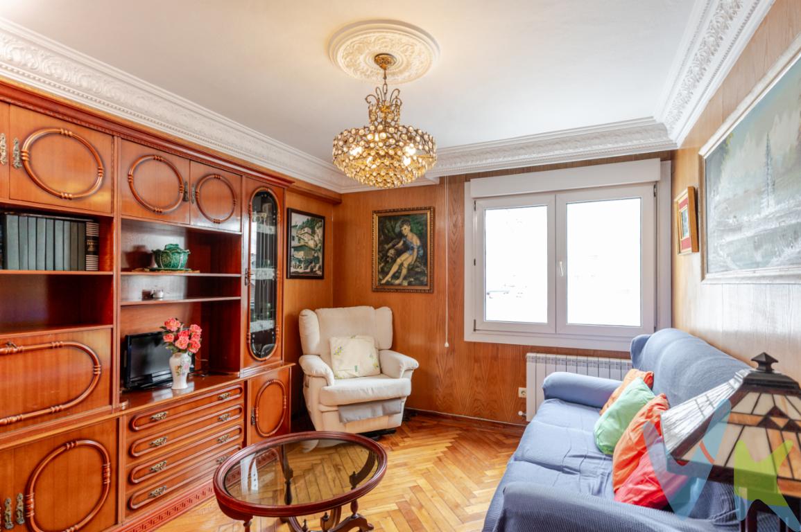 Descubre este último piso interior en una de las zonas más cotizadas de Gijón.Su orientación garantiza luz natural durante todo el día ya que todas las estancias, incluidos los baños, cuentan con ventana, asegurando una ventilación y claridad excepcionales. La vivienda dispone de 66 m2 útiles según escritura, aunque su superficie real alcanza los 76 m2, lo que aporta una sorprendente sensación de amplitud.Destaca su cocina en esquina con doble ventanal, ideal para disfrutar del espacio. Ubicada a escasos pasos de la Playa de Poniente, ofrece la máxima comodidad con parada de autobús en el mismo portal y servicios esenciales como : supermercado y farmacia justo enfrente.Una propiedad perfecta tanto para inversión como para residencia habitual en un entorno consolidado y privilegiado. Gastos e impuestos no incluidos en el precio. A título orientativo, en segundas transmisiones, el comprador abonará el Impuesto sobre Transmisiones Patrimoniales (ITP). Para consultar los porcentajes del ITP en Asturias puede hacerlo a través de la web oficial de servicios tributarios del Principado de Asturias https://sede.tributasenasturias.es/sites/sede/default/es_ES/Que-quieres-hacer/Transmisiones-Patrimoniales-y-AJD. La base imponible será el mayor valor entre precio de compraventa, tasación o valor de referencia catastral. Gastos de notaría y registro según aranceles variables según precio, número de copias y complejidad.  El comprador escoge libremente notario. El vendedor asume la plusvalía y el resto de gastos son del comprador. Si se precisa hipoteca: Tasación, condiciones y costes bancarios según entidad elegida por el comprador; así como los gastos de gestoría y cualesquiera otros inherentes a la formalización de la compraventa. De acuerdo con la ley, no se incluyen en el precio otros gastos o tributos que legalmente correspondan al comprador. Honorarios de intermediación inmobiliaria a cargo del vendedor y honorarios de mediación inmobiliaria del 2% más I.V.A. con un mínimo de 2.000 + IVA a cargo del comprador. El consumidor tiene derecho, conforme a la normativa vigente, a disponer de información y documentación adicional relativa al inmueble y condiciones de la compraventa, accesible en la sede física o mediante correo electrónico de la Agencia cuyos datos de contacto aparecen en la página web. La agencia actúa exclusivamente como intermediaria en la operación. Cualquier compraventa y sus condiciones quedan sujetas en todo caso a la aceptación expresa del vendedor del inmueble y a la posterior formalización del correspondiente contrato. El presente anuncio tiene carácter meramente informativo; la información suministrada se corresponde con la disponible a la fecha de publicación, pudiendo variar en función de las circunstancias o actualizaciones legales, contractuales y fiscales.