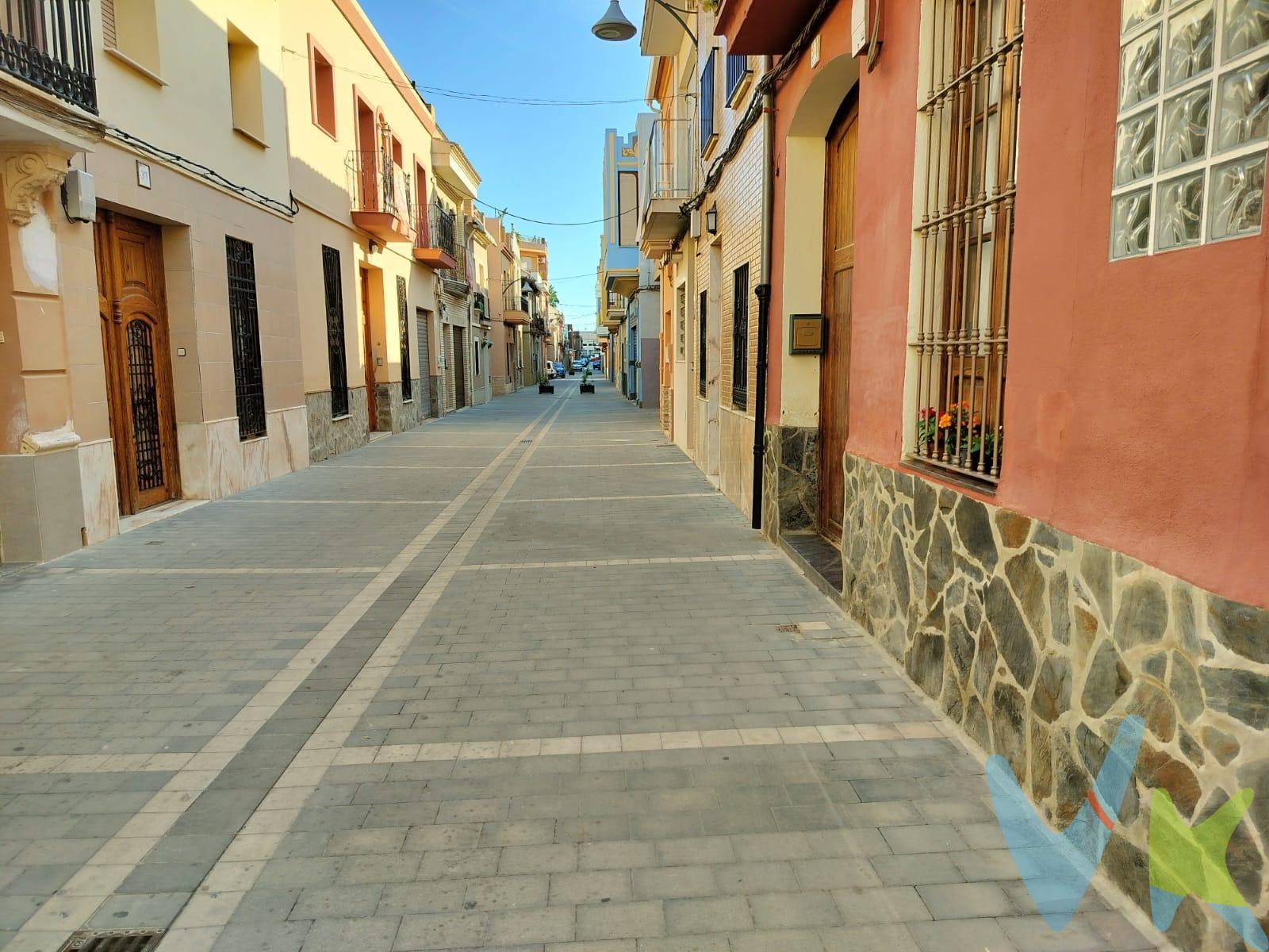 ¡Oportunidad única en pleno centro de Alfafar!  . Se vende solar esquinero con una excelente ubicación, a solo unos pasos de la plaza del pueblo. Con 7 metros de fachada y 19 metros de fondo, ofrece una superficie ideal para construir la casa de tus sueños o una inversión inmobiliaria de gran rentabilidad. Ubicado en una calle principal peatonal con acceso directo a la plaza , este solar permite la edificación de planta baja, primer piso y buhardilla, aprovechando al máximo el espacio y la luz gracias a su posición en esquina, que ofrece la posibilidad de incluir ventanas laterales. Zona tranquila, bien comunicada y con todos los servicios cerca: colegios, transporte público, comercios y espacios verdes. Ideal tanto para construir una vivienda unifamiliar moderna como para un proyecto residencial o de inversión. En el precio del inmueble no están incluidos los gastos de compraventa ni los honorarios de agencia. 