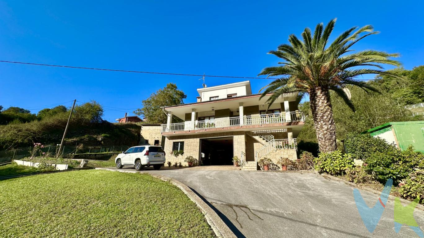  🔹 Gran vivienda de tres plantas, con orientación sur y vistas espectaculares al valle. 🔹 Parcela totalmente aprovechable de 1.700 m², ideal para disfrutar del entorno natural con total privacidad. 🔹 Ubicada en una zona soleada y tranquila, con excelentes accesos y a pocos minutos del centro del concejo.🏠 Distribución de la vivienda:   Planta a nivel de calle: amplio espacio diáfano con capacidad para varios vehículos, portón electrónico y zona independiente para caldera de leña.   Planta principal: gran terraza-mirador orientada al sur, 3 dormitorios muy luminosos, 2 baños completos, acogedor salón con chimenea y cocina amplia ideal para disfrutar en familia.   Planta bajo cubierta: pequeño despacho perfecto para teletrabajo y zona de almacén o trastero.🌳 Exterior:   Parcela de 1.700 m² con construcción independiente de uso actual como establo, perfecta también como taller o almacén.📍 Ubicación privilegiada: En Oñardi, corazón de Bimenes, rodeada de naturaleza, rutas y senderos, pero con buena conexión hacia Pola de Siero y el resto del centro de Asturias.💡 Una casa con infinitas posibilidades: vivienda habitual, segunda residencia o inversión rural. Luz, espacio y calidad de vida en un entorno único de Asturias.📌 PRECIO DE VENTA: No incluye Impuesto de Transmisiones Patrimoniales, ni gastos de notaría y registro. 