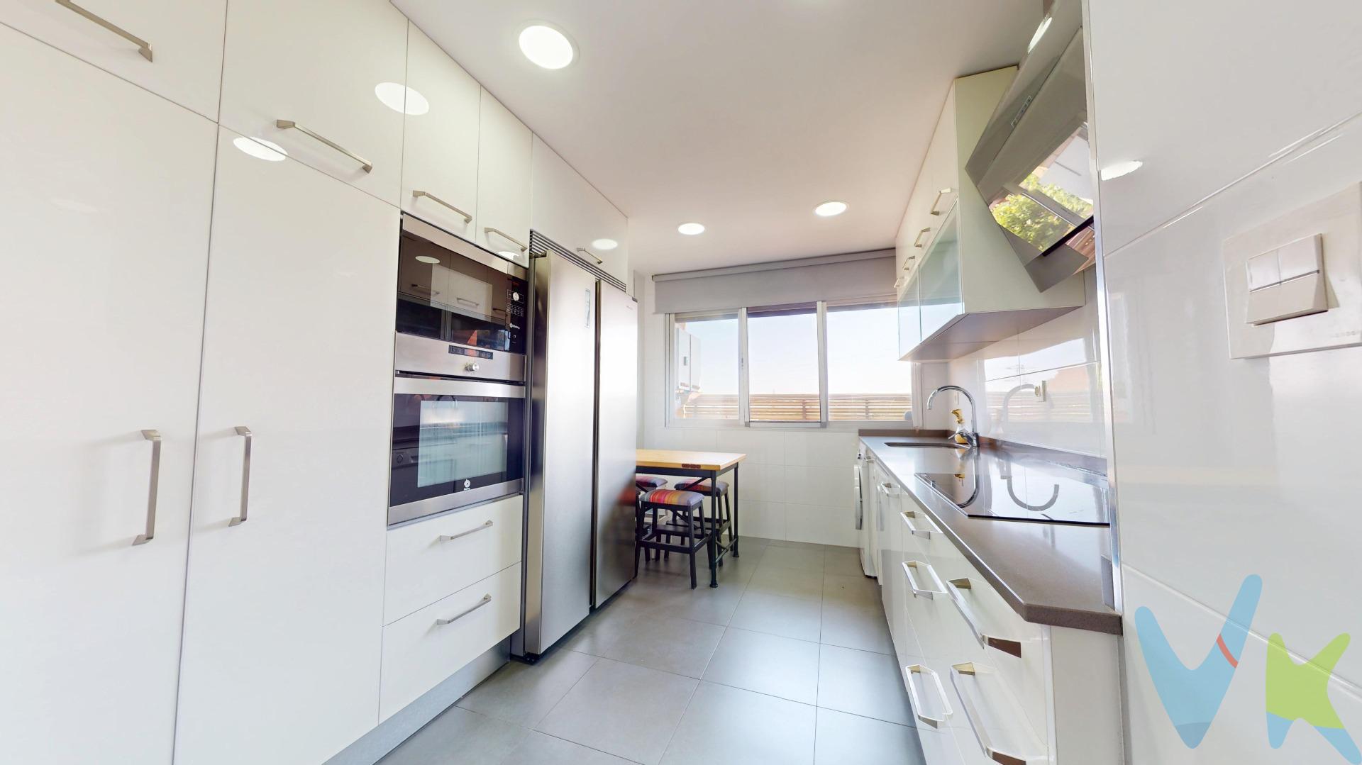 Urbanización Los Pinos justo al lado de la Academia General Militar. ¿Buscas un piso que lo tenga todo? ¡Lo acabas de encontrar! Reformado y listo para entrar a vivir. 🏡 Distribución perfecta para disfrutar en familia:. * 3 dormitorios amplios y luminosos, uno de ellos tipo suite con su propio baño para mayor privacidad y un armario empotrado de cuatro puertas para tener un buen almacenamiento y organización. * 2 baños completos, modernos y funcionales. * Una cocina preciosa, con espacio para comer. * Armarios empotrados en los otros dos dormitorios para olvidarte del caos y disfrutar del orden. 💫 Además dispone de ascensor, calefacción central (ideal para los inviernos sin preocuparte de nada). Garaje asignado al descubierto, así que olvídate de dar vueltas para aparcar. Zonas ajardinadas donde respirar aire fresco y relajarte. ¡Hasta una pista de fútbol para los más activos de la casa!. 🚍 Y por si fuera poco, tienes parada de autobús en la puerta, con conexión directa a la ciudad. ¡La comodidad total!