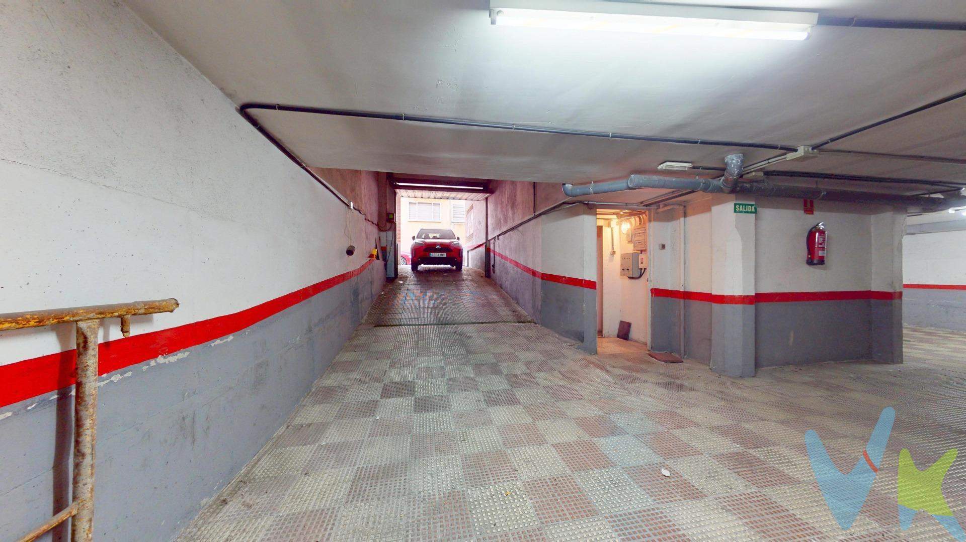 Se vende planta sótano en edificio de 2005, próxima revisión de la ITE 2036, actualmente con 4 plazas de garaje la planta sótano aunque tiene muchas posibilidades de ampliar alguna plaza más de coche o varias de moto, acceso bastante bueno desde la calle con puerta automática,  tiene ascensor también directo desde él portal y varias dependencias más incluidas del portal pertenecientes al sótano. Increible oportunidad de inversión a corto plazo con una gran rentabilidad, dada la dificultad de aparcamiento en la zona y más inclusive al no ser aprobado el aparcamiento regulado por los vecinos y siendo propietario de toda la planta, . El entorno cuenta con todo tipo de infraestructuras a nivel de transporte público, centro de salud, farmacias, entidades bancarias, zonas infantiles, colegios, supermercados, negocios de hostelería y sector textil. No lo dude más es una gran oportunidad de negocio.