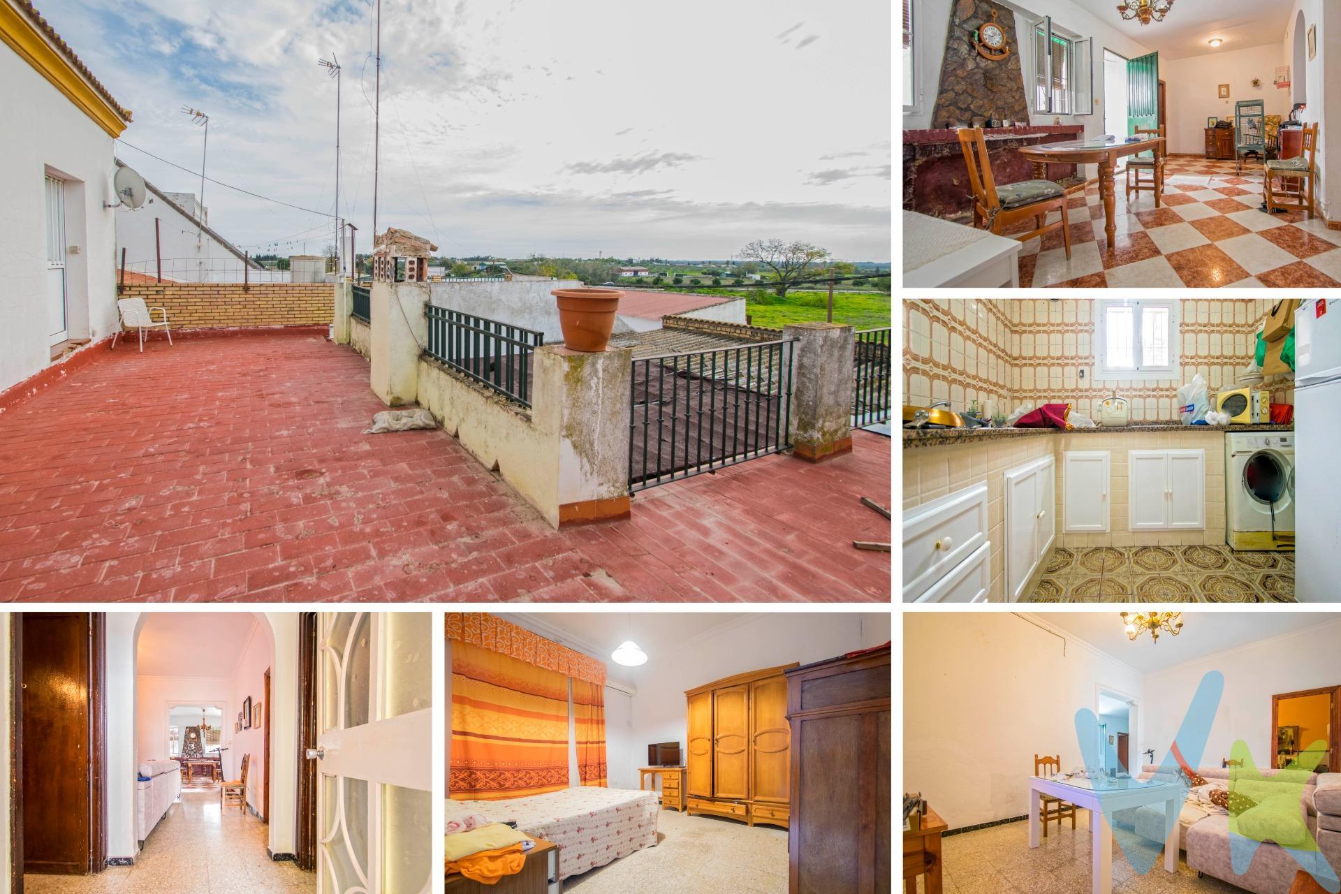 Gran casa de pueblo en Aznalcázar, junto Avda de Andalucía!!!. Con dos posibles proyectos de reforma:. Proyecto N°1:           -. Pta. Baja: Piso de 3 dor, salón, cocina, 2 baños, patio y plaza de garaje.                     . Pta. 1ª: Piso de 3 dor, salón, cocina, 2 baños, terraza -solarium y plaza de garaje. Proyecto N°2:          . Pta. Baja: Dos apartamentos con salón, cocina, dormitorio, baño y patio.                         . Pta. 1ª: Dos apartamentos con salón, cocina, dormitorio y baño.     . Dúplex.              . Pta. Baja: Salón-comedor, cocina y aseo. Pta. 1ª: 2 dormitorios y baño. Pta. Cubierta: terraza-solarium. Amplia vivienda, exterior y muy luminosa. Dispone de 197m2 construidos totales con excelente distribución. Un amplio zaguán nos abre paso. La vivienda se distribuye en salón de paso, amplio comedor con chimenea, sala de estar, tres dormitorios, cocina con alacena, amplio patio con lavadero, 2 baños y amplia azotea con gran sobearo. Las ventanas son de climalit de aluminio lacado en blanco, las puertas paneladas y el suelo de gres y terrazo. Dispone de aire acondicionado mediante splits independientes. Casa con muchas posibilidades, muy bien situada, junto Avenida de Andalucía, cerca de la Plaza de Doñana y Del Colegio Público Nuestro Padre Jesús. Solicite más información sin compromiso!!!. Informamos a nuestros clientes compradores que el precio de venta no incluye lo siguiente: Honorarios de la agencia inmobiliaria, Impuestos (I.T.P., I.V.A. o A.J.D., en su caso) ni otros gastos de la compraventa (gastos de Registro de la Propiedad, Notaría, Gestoría ni de posible Financiación). Documento D.I.A. a disposición del consumidor según Decreto 218/2005 Junta de Andalucía.