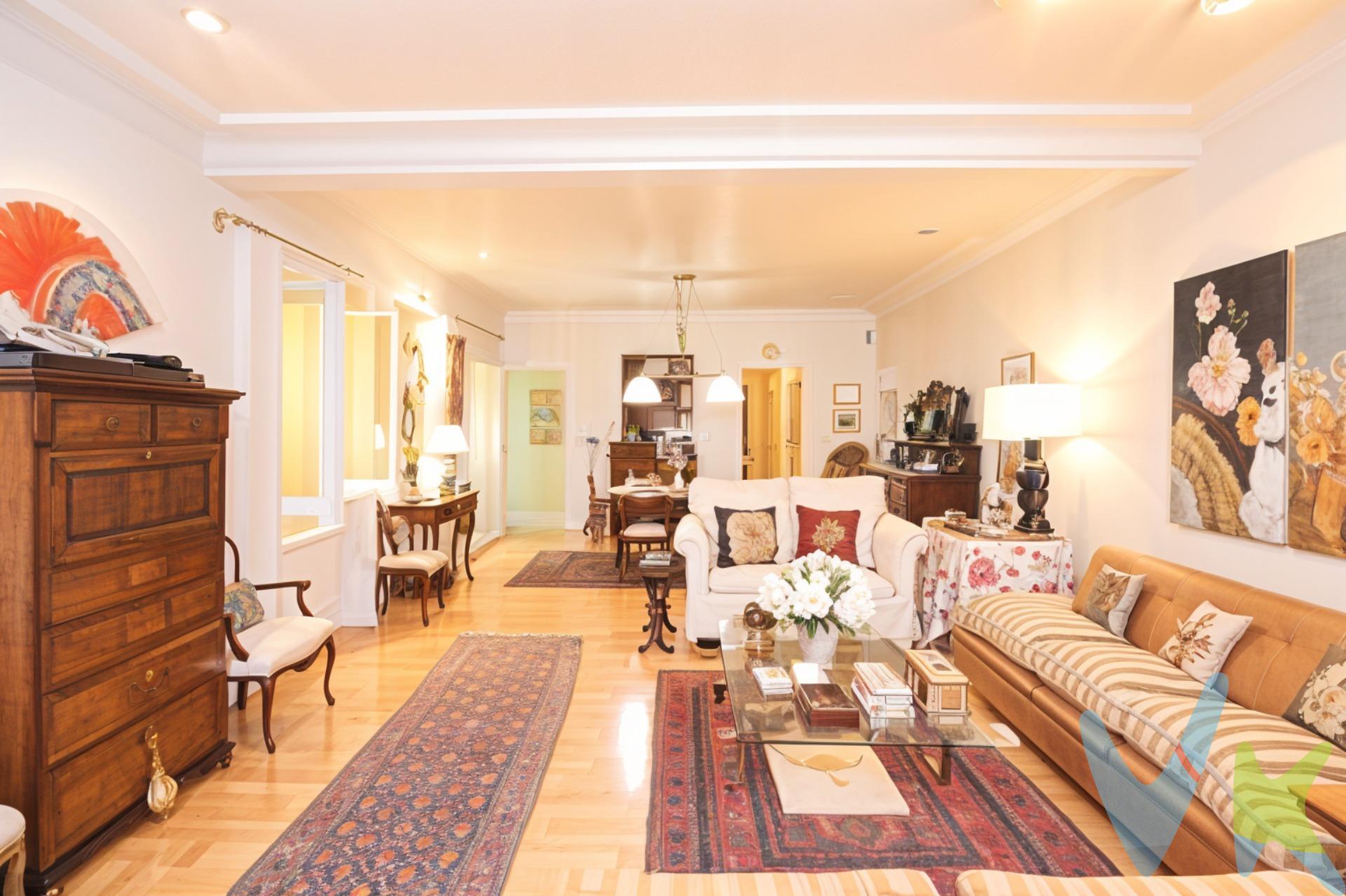 En una de las zonas más exclusivas y silenciosas del Barrio de Salamanca se alza esta elegante vivienda de 187 m² construidos, orientada al este y bañada por la luz natural en su parte exterior desde primera hora del día. Al cruzar la puerta acorazada, el espacio sorprende: un señorial recibidor con una celosía de madera con balaustres torneados, típica de trabajos artesanales de ebanistería de estilo clásico español,  un gran salón-comedor de unos 80 m², concebido para disfrutar, recibir y vivir con amplitud absoluta. La propiedad ofrece tres dormitorios, diseñados para el confort y el descanso. El principal es una auténtica suite privada, equipada con armarios empotrados de 11 hojas y un baño en suite con bañera de hidromasaje y ducha, un espacio perfecto para desconectar. Otros dormitorio exterior con balcon a la calle y  armario empotrado, y un tercer dormitorio que ahora está como acogedor despacho, ideal para trabajar en casa con tranquilidad. La cocina, independiente y completamente equipada, con puerta de servicio y aseo y zona de lavado, está pensada para quienes disfrutan cocinando con calidad y comodidad. Entre otros detalles destacados, la casa cuenta con tres balcones, aire acondicionado, persianas mecanizadas y calefacción central con contadores individuales, que permite un consumo más eficiente. La finca ofrece todo lo necesario para una vida cómoda y segura. El precio incluye una plaza de garaje y trastero, ascensor, servicio de conserjería, acceso para personas con movilidad reducida (PMR) y una ubicación privilegiada dentro de una zona privada y extremadamente tranquila. La zona: un enclave privilegiado del Barrio de Salamanca. Vivir aquí significa disfrutar de uno de los entornos más exclusivos y cotizados de Madrid. El Barrio de Salamanca combina a la perfección elegancia, historia y modernidad: calles arboladas, edificios señoriales y una atmósfera sofisticada que lo convierten en un lugar incomparable. A pocos pasos se encuentran algunas de las mejores boutiques, galerías y restaurantes de la ciudad, así como una amplia oferta de servicios de primera necesidad: supermercados, centros médicos, colegios y espacios culturales. La comunicación es otro de sus grandes atractivos. La vivienda está rodeada de excelentes conexiones de transporte, con varias líneas de metro y autobús muy próximas, además de un rápido acceso a las principales vías de la ciudad. Todo ello garantiza una movilidad ágil y cómoda tanto para desplazamientos diarios como para disfrutar de Madrid al completo. Un enclave perfecto para quienes buscan calidad de vida, exclusividad y la comodidad de tenerlo todo a un paso, en pleno corazón de una de las zonas más prestigiosas de la capital. 💎 Espacio, elegancia y serenidad en el corazón del Barrio de Salamanca. 💠 Una oportunidad única para quienes buscan exclusividad, amplitud y el máximo confort en Madrid.