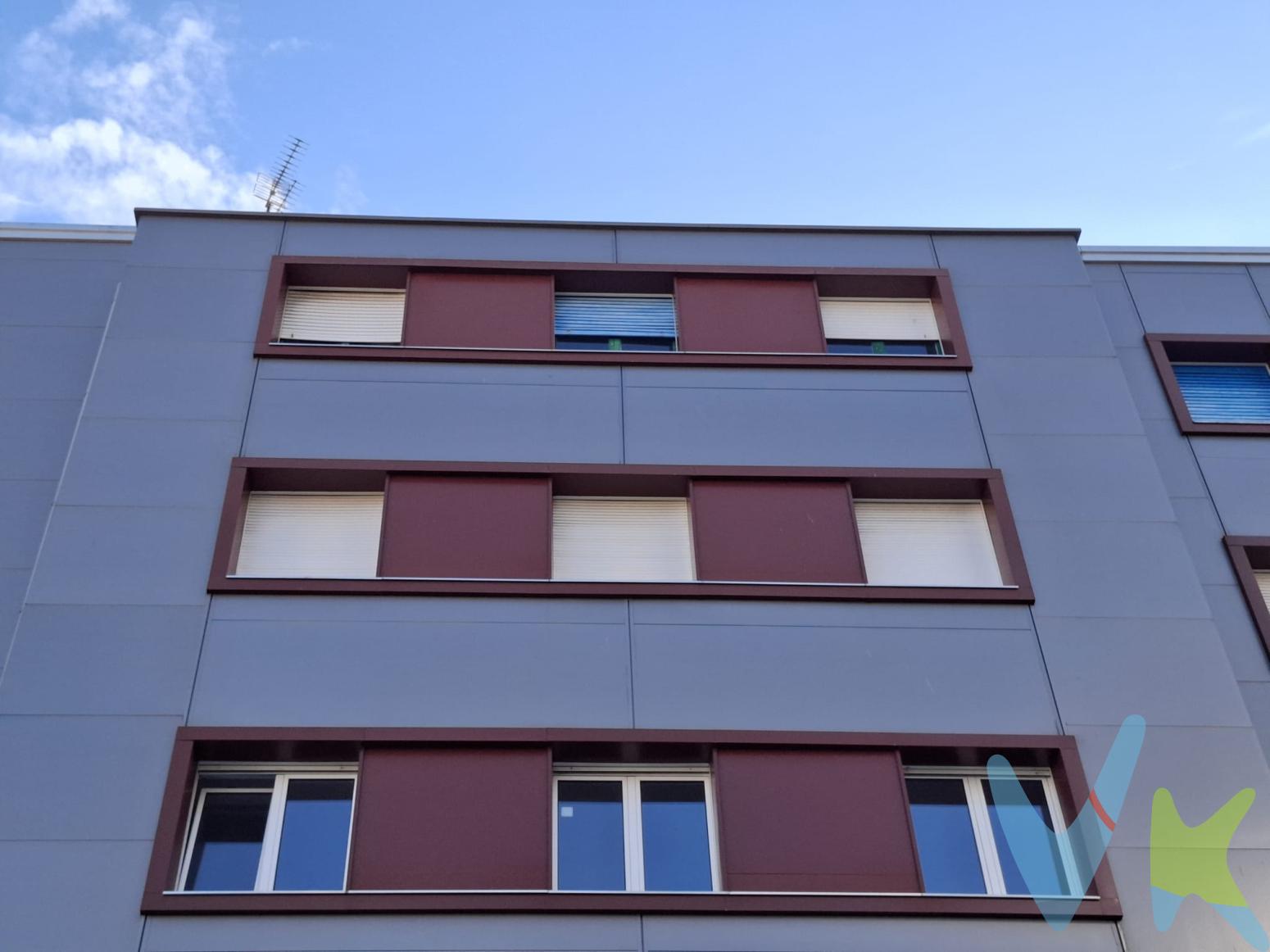 Este piso es todo un lienzo en blanco, con un montón de posibilidades, entre los compañeros de la oficina hay opiniones distintas de distribuciones posibles, para familias numerosas, (que si, que todavía las hay), para quien necesite un espacio para trabajar en casa, para quien le gusten los huecos amplios y diáfanos....Si os puede servir, estaremos encantados de presentároslas y ayudaros a decidir cómo va a ser vuestro futuro hogar.Se trata de una vivienda en plena avenida, que actualmente tiene 4 dormitorios, un salón con mucha luz, una cocina independiente y un baño. Es exterior, dispone de ascensor, la fachada ha sido renovada. Se encuentra a un paso del centro de Gijón y con todos los servicios cercanos.Estamos seguros que os gustará. Lo vemos?En el precio del inmueble no se incluyen los gastos de Notaría, Registro e Impuestos asociados a la operación.