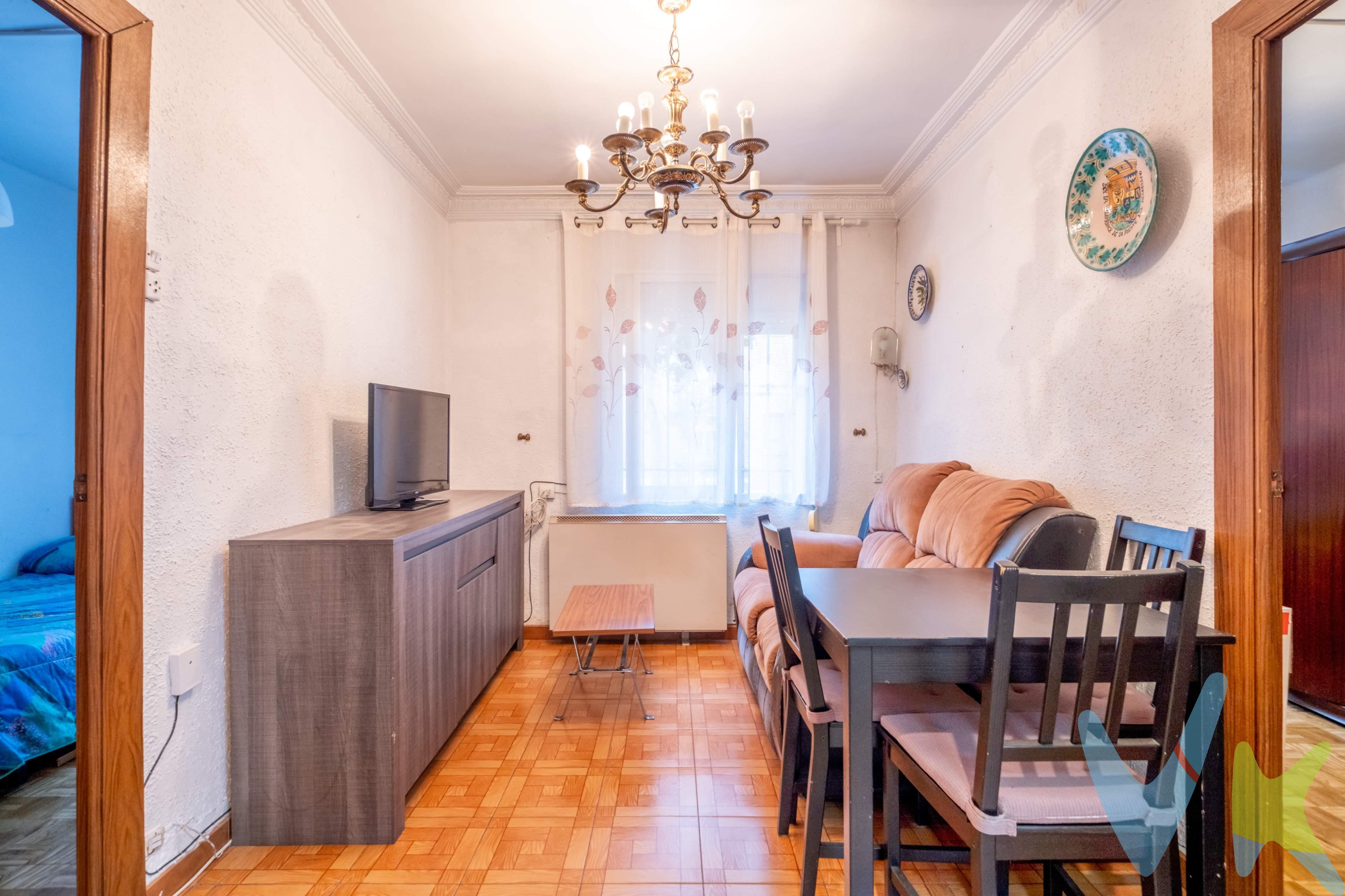¿Buscas un proyecto rentable o el primer hogar donde dejar de tirar el dinero en un alquiler? Este piso en venta en Torrero, calle Panticosa, es esa oportunidad que no suele durar mucho en el mercado. Ubicado en una planta baja (olvídate de cargar con la compra por las escaleras), este inmueble destaca por algo difícil de encontrar en estos precios: es completamente exterior. La luz natural inunda cada rincón, un factor clave tanto para crear un hogar alegre como para asegurar un activo inmobiliario muy atractivo para el mercado del alquiler. Distribución optimizada con máximo potencial. Aunque la vivienda se encuentra en su estado de origen y pide una actualización, su distribución está pensada para aprovechar al máximo cada metro cuadrado:. 3 dormitorios: Espacio de sobra para una pareja que necesita teletrabajar, una familia pequeña o un inversor que busca maximizar la rentabilidad por habitaciones. Cocina independiente: Con el tamaño ideal para reformarla a tu gusto y crear un espacio funcional. 1 baño con ventana: Un gran punto a favor que garantiza ventilación natural y luminosidad. ¿Por qué es una oportunidad que no deberías dejar escapar?. Bajos gastos de comunidad: Olvídate de derramas eternas. Al tener pocos gastos fijos, tu rentabilidad neta sube si inviertes, y tus facturas mensuales se reducen si vas a vivir en él. Piso para reformar a tu medida: No pagues por la reforma de otro. Compra a precio competitivo y diseña los acabados exactamente como tú quieres o como demanda el mercado actual. Accesibilidad y confort: Al ser un bajo sin ascensor, disfrutas de la comodidad de acceso directo sin el sobrecoste comunitario que supone un elevador. Si eres un inversor que sabe detectar el potencial de una vivienda exterior o una pareja con ganas de tener su propia casa pagando menos que un alquiler, este piso es la base perfecta. Las oportunidades con tanta luz y pocos gastos vuelan. ¡Contacta hoy mismo y ven a ver las posibilidades de tu próxima inversión!. *** Gastos e impuestos no incluidos. A título orientativo, en segundas transmisiones, el comprador abonará: Impuesto sobre Transmisiones Patrimoniales (ITP), tipo general en Aragón al 8% (*). Base de cálculo: mayor valor entre precio de compraventa o valor de referencia catastral. Gastos de Notaría y Registro: Aranceles variables según precio, número de copias y complejidad; cálculo según tarifas normativas. Si se precisa hipoteca: Tasación, condiciones y costes bancarios según entidad elegida por el comprador; así como gastos de gestoría y cualesquiera otros inherentes a la compraventa. No se incluyen otros gastos o tributos que puedan por Ley corresponder al comprador. Operación sujeta a doble mediación. Existen honorarios a cargo del comprador, salvo pacto en contrario, no incluidos en PVP. El consumidor conforme a la normativa vigente podrá solicitar información y documentación adicional relativa al inmueble, sus características, condiciones de la operación y del servicio de mediación en la oficina y/o a través de nuestro teléfono de contacto o mail. La agencia actúa exclusivamente como intermediaria en la compraventa, cuyas condiciones, en todo caso, estarán sujetas a la aceptación expresa del vendedor del inmueble y posterior formalización del contrato. La información suministrada se corresponde con la disponible a la fecha de publicación, pudiendo variar en función de las circunstancias o actualizaciones legales, contractuales y fiscales. Anuncio de carácter meramente informativo. Para una información exhaustiva sobre el funcionamiento, tipos impositivos y bonificaciones del ITP en Aragón, puede consultar el portal oficial de la Agencia Tributaria Autonómica. Tarifas notariales y registrales reguladas en el Anexo I del Real Decreto 1426/1989 y Anexo I del Real Decreto 1427/1989, respectivamente. Anuncio no vinculante, puede contener errores.