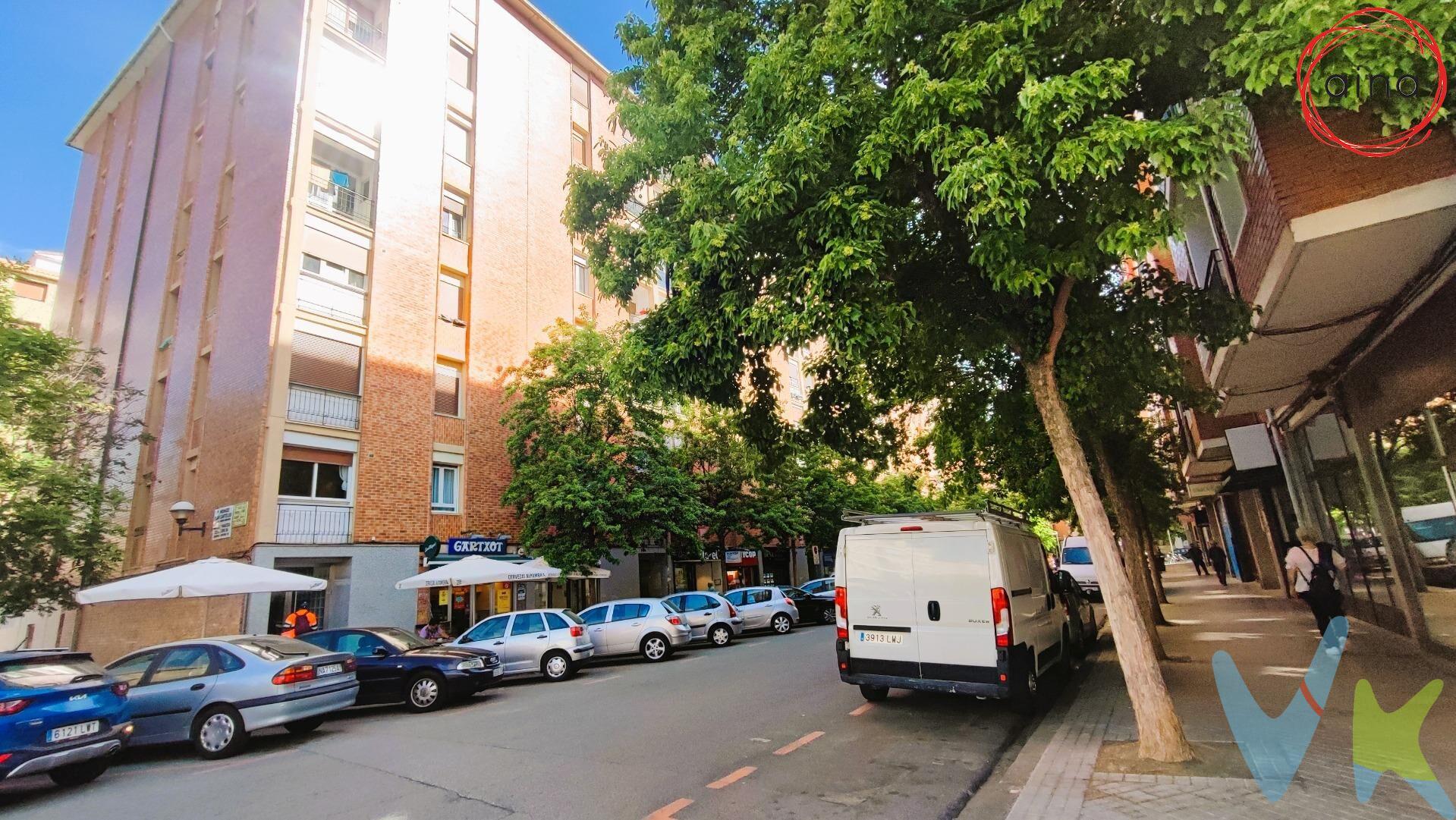 Atent@s a este magnífico local en el corazón del barrio de San Juan está enclavado junto a  la calle Peatonal de Martin Azpilcueta, al lado de la Avda Bayona y cerca de la vaguada. Cruza todo el edificio en el que está ubicado y por tanto tiene doble orientación y multiplica sus posibilidades. A la calle San Alberto Magno con mayor proyección comercial tiene un  gran escaparate y acceso de clientes . A Virgen de Ujue ( Trasera de Avda Bayona) a una zona tranquila de aparcamientos y orientación soleada tiene una fachada aún mayor 10 metros lineales,  con posibilidad de adecuar para  acceso de vehículos o carga y descarga . Además tiene techos muy altos que aumentan su versatilidad. . Aprovecha esta oportunidad para montar o ampliar tu negocio o para invertir y alquilar. . ¡¡Llama y ven a visitarlo !!