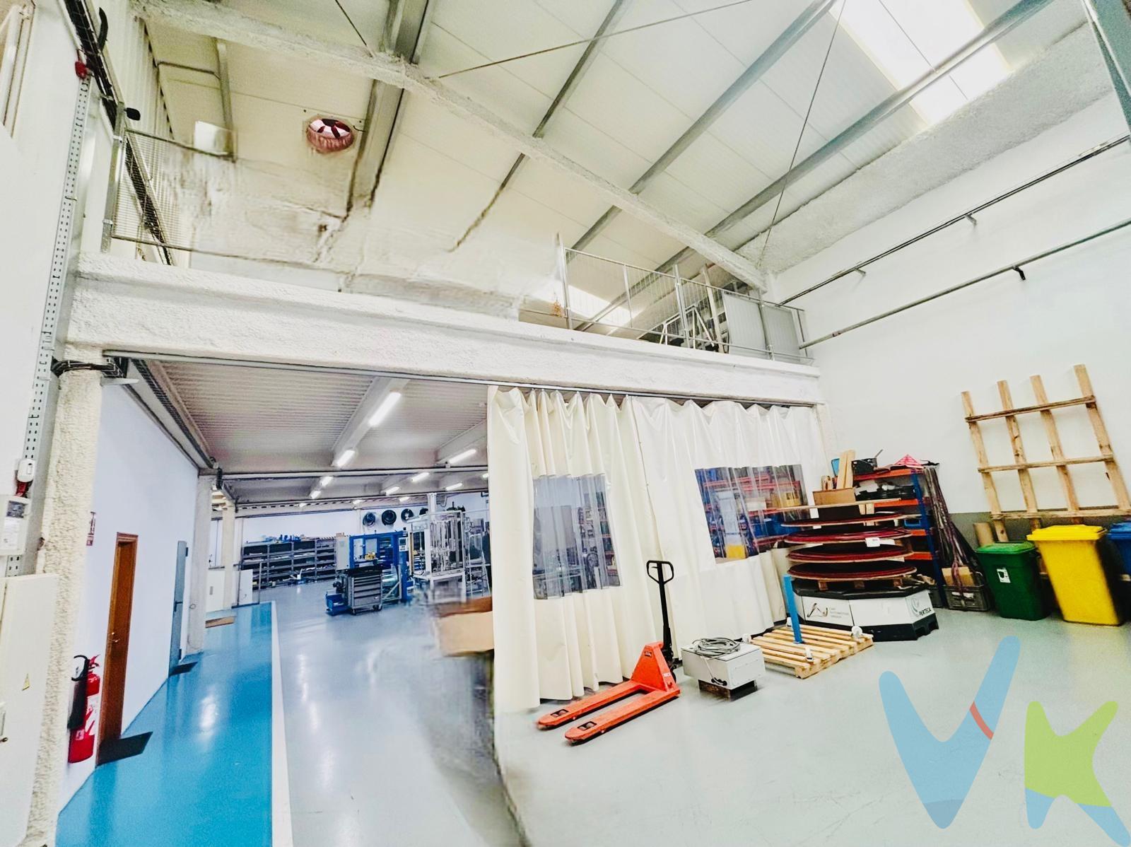 Si estás buscando una ubicación estratégica para tu empresa, en uno de los polígonos más demandados de la comarca de Pamplona, esta es tu oportunidad. Se vende magnífica nave industrial de 452 m² de planta, completamente reformada en 2022 con calidades impecables, lista para comenzar a trabajar desde el primer día. Ideal para cualquier tipo de actividad: logística, industria, almacén, distribución, oficinas o servicios. 🔹 Características destacadas:. 	•	452 m² de planta principal, totalmente diáfana y versátil. 	•	112 m² de aparcamiento, facilitando acceso y comodidad para clientes o trabajadores. 	•	90 m² de oficinas modernas: luminosas, funcionales y con imagen profesional. 	•	Zona de vestuarios, baños y comedor, diseñada para ofrecer confort al equipo humano. 	•	Instalaciones nuevas (eléctrica, iluminación, climatización, suelos, pintura, etc.) tras la reforma integral. 	•	Acceso excelente, tanto para vehículos ligeros como para camiones. 	•	Ubicada en el Polígono de Mutilva, uno de los más consolidados y cotizados del entorno empresarial navarro. ✅ Perfecta para:. 	•	Iniciar una nueva actividad sin necesidad de inversión adicional. 	•	Ampliar tu negocio en una ubicación estratégica. 	•	Cambiar de sede a un espacio moderno, eficiente y bien conectado. ⸻. No dejes pasar esta oportunidad única. Ponte en contacto para más información o concertar una visita. ¡Tu nueva sede te está esperando!