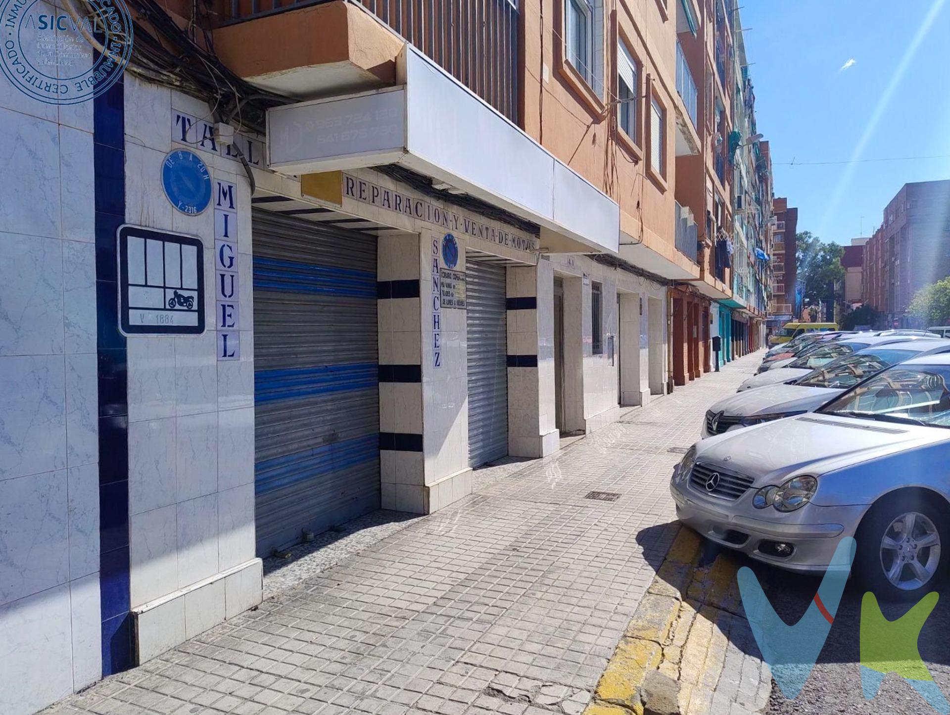 Se vende local comercial en una ubicación estratégica, ideal para emprendedores o inversores que buscan adaptar un espacio a sus necesidades. Superficie: 67m2. Estado: A reformar, perfecto para personalizar según tu proyecto. Ubicación: El Cabanyal, Valencia. Este local es una excelente opción para abrir tu negocio o para uso como inversión gracias a su potencial. [Algunas fotografías están simuladas con IA junto a las originales para tener una mejor visualización del espacio]. ¡No pierdas esta oportunidad! Contáctanos para más información y visitas. VENTA:. PVP 115.000€.  Gastos e impuestos no incluidos en el precio. La compra conlleva impuestos y gastos de formalización para el comprador. A título orientativo se informa que en segundas transmisiones el  ITP  con carácter general en  Valencia  es del  10%, pudiendo existir otros tipos impositivos atendiendo a  las circunstancias  personales del comprador u otras circunstancias previstas legalmente. Base imponible del impuesto el mayor valor entre el precio de compraventa, la tasación o el valor de referencia catastral. En cuanto a los gastos de  notaría y registro, en su caso,  suelen oscilar aprox; entre 1,5% y 2,5% (aranceles variables según precio, n.º de copias y complejidad). El comprador elige notario. Si el comprador precisase de  hipoteca: tasación, condiciones y costes bancarios serán según entidad elegida por el comprador, así como los gastos de gestoría, y cualesquiera otros gastos inherentes a la formalización de la compraventa que legalmente correspondan a la parte compradora, salvo pacto expreso en contrario con el vendedor. El consumidor tiene,  conforme a la normativa vigente, a su disposición información y documentación adicional relativa al inmueble y condiciones de la compraventa, que podrá ser consultada en C/Joaquín Costa 4, bajo 46005 Valencia o urbe2@remax.es. Honorarios de mediación inmobiliaria a cargo del  COMPRADOR: (3% del precio final de venta más IVA (21%), salvo otro pacto.); y  de VENDEDOR (según acuerdo con el mismo). . Se informa al consumidor que la agencia actúa como intermediaria inmobiliaria en la operación, estando cualquier eventual compraventa y sus condiciones sujeta a la aceptación expresa del propietario-vendedor y a la posterior formalización del correspondiente contrato.