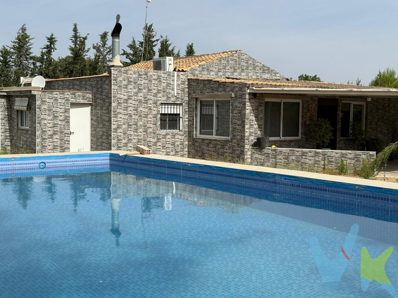PRECIO VENTA [185.000  + GASTOS] €. Tu refugio entre Utrera y la tranquilidad. Vivienda unifamiliar aislada en Urbanización Vistalegre, a tan solo 3 km de Utrera. Una oportunidad ideal para quienes buscan espacio, privacidad y calidad de vida a pocos minutos de todos los servicios. - 114 m² construidos + parcela con amplias zonas exteriores. Con piscina privada, nave, trastero y zonas de cultivo con olivos y naranjos. -  Distribución cómoda en una sola planta:. 	•	Salón-comedor con chimenea. 	•	Cocina americana equipada. 	•	4 dormitorios. 	•	2 baños completos (uno en suite). 	•	Porche cerrado con zona de lavadero. - Exterior para disfrutar todo el año:. Piscina con depuradora, pozo propio, corral, zonas ajardinadas y espacio para múltiples usos. - Ubicación estratégica:. A 7-8 minutos de colegios, supermercados, centros médicos, estación de tren y hospital. - Extras:. Aire acondicionado, cámaras de vigilancia y gran potencial de mejora. Puerta de entrada automática (pendiente de cambiar motor). -  A tener en cuenta:. Pequeñas mejoras pendientes (electricidad, termo y goteras). . En cumplimiento de las obligaciones de información previstas en la Ley 10/2025, de 28 de diciembre, de servicios de atención a la clientela y transparencia, así como en la normativa sectorial vigente, se hace constar que el precio indicado no incluye los gastos e impuestos inherentes a la adquisición, los cuales se desglosan a continuación:. * Impuesto sobre Transmisiones Patrimoniales (ITP): se aplicará el tipo impositivo vigente en la Comunidad Autónoma de Andalucía (generalmente el 7% (12.950 €), sin perjuicio de tipos reducidos del 3,5%, 1,2% o 1% aplicables según las circunstancias personales del comprador o las características del inmueble). El impuesto se devenga sobre el Valor de Referencia de Catastro o el precio de venta, aquel que resulte superior. * Gastos de Notaría: Los honorarios notariales se calcularán conforme al arancel oficial regulado en el Anexo I, del Real Decreto 1426/1989, de 17 de noviembre, por el que se aprueba el arancel Notarial. * Gastos de Registro: La inscripción en el Registro de la Propiedad se facturará según el arancel oficial establecido en el ANEXO I, del Real Decreto 1427/1989, de 17 de noviembre, por el que se aprueba el arancel Notarial. * Gastos de Gestión (Gestoría): Los honorarios por la tramitación administrativa, liquidación de impuestos e inscripción registral ascienden a [545,00€] aproximadamente (IVA incluido). * Honorarios Agencia del Vendedor: incluidos en el PVP. * Honorarios Agencia del comprador: Se informa que existen honorarios profesionales a cargo del adquirente, en aquellos casos, en que se hubieran contratado servicios de encargo de compra. La agencia prestará los servicios de información, asesoramiento y acompañamiento previstos en el Encargo de Servicios y en el D.I.A. Si solicita servicios adicionales o personalizados, sus honorarios serán informados previamente, de forma individualizada y por escrito, conforme a la libertad de pactos y a la normativa vigente. NO VINCULADOS AL PRECIO DE COMPRA. Para una información exhaustiva sobre el funcionamiento, tipos impositivos y bonificaciones del ITP en Andalucía, puede consultar el portal oficial de la Agencia Tributaria de la Junta de Andalucía en el siguiente enlace:. Documento D.I.A. a disposición del consumidor según Decreto 218/2005 Junta de Andalucía.