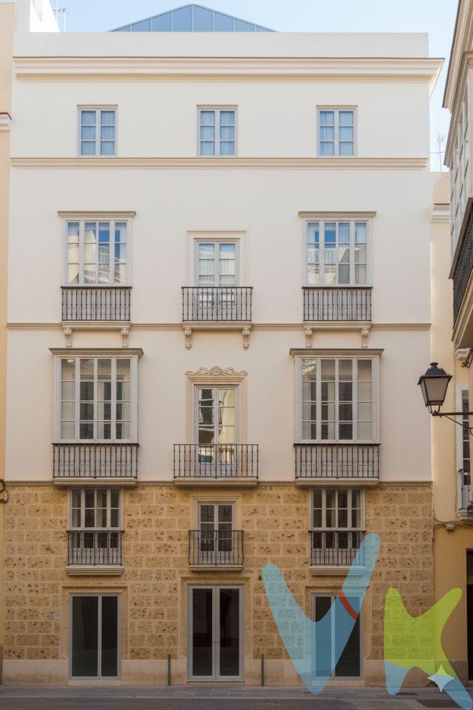 Oportunidad única de adquirir un local comercial en pleno corazón de la ciudad. Ubicación privilegiada. -Situada en eje comercial. -Zona comercial de alta visibilidad. -Accesos directos desde las principales vías. -Alto tránsito peatonal, lo que garantiza gran exposición. -Aparcamiento público cercano, facilitando la llegada de clientes y colaboradores. Información relevante. -El local se entrega en bruto, lo que permite una total personalización de la distribución y acabados. -Dispone ya de acometidas de luz y agua así como red de saneamiento y desagües listos para instalación de aseo/baño. . Posibles usos. -Este espacio ofrece versatilidad y funcionalidad. -Superficie ideal para actividades administrativas o profesionales. -Espacio adaptable a distintas necesidades, con posibilidad de organizar mobiliario y zonas de trabajo cómodas. -Su tamaño compacto permite un control sencillo de limpieza, climatización y acondicionamiento. -Perfecto tanto para trabajo individual como para reuniones privadas. -Alternativa ideal para quienes buscan un punto céntrico sin asumir costes de grandes superficies. -Apto para consultas, asesorías, estudios de diseño, coworking reducid, despacho personal o almacén. -Este local reúne ubicación estratégica, comodidad y flexibilidad de uso, convirtiéndose en una inversión segura para profesionales y emprendedores. ¡Contáctenos hoy mismo para obtener más detalles sobre esta exclusiva promoción y concertar una visita!. Operación sujeta a I.V.A. (21%) y A.J.D. (1,20%).*. Ley 5/2021, de 20 de octubre, de Tributos Cedidos de la Comunidad Autónoma de Andalucía. Honorarios de agencia: 3% más IVA importe honorarios (21%). Se hace constar. que la agencia efectúa una labor de intermediación, y que las condiciones finales de la. compraventa quedan sujetas a la aceptación expresa de la parte vendedora y a la. anterior formalización del contrato de compraventa. Gastos comprador aproximados conceptos Aranceles notariales y Registro de la. Propiedad: 900 € - 1.500 €, variables según operación. (Real Decreto 1426/1989 y Real. Decreto 1427/1989). * Estimación tipos generales de gastos de compra según ley en casos generales. Todos. los porcentajes son aplicables sobre precio de compraventa del inmueble o valor de. referencia catastral. Gastos particulares de financiación por cuenta de comprador no. incluidos. Consulte con nosotros si tiene bonificaciones en su caso concreto. Estaremos. encantados de asesorarle con todo detalle. Periodo de validez del anuncio hasta el 31 de Diciembre de 2026