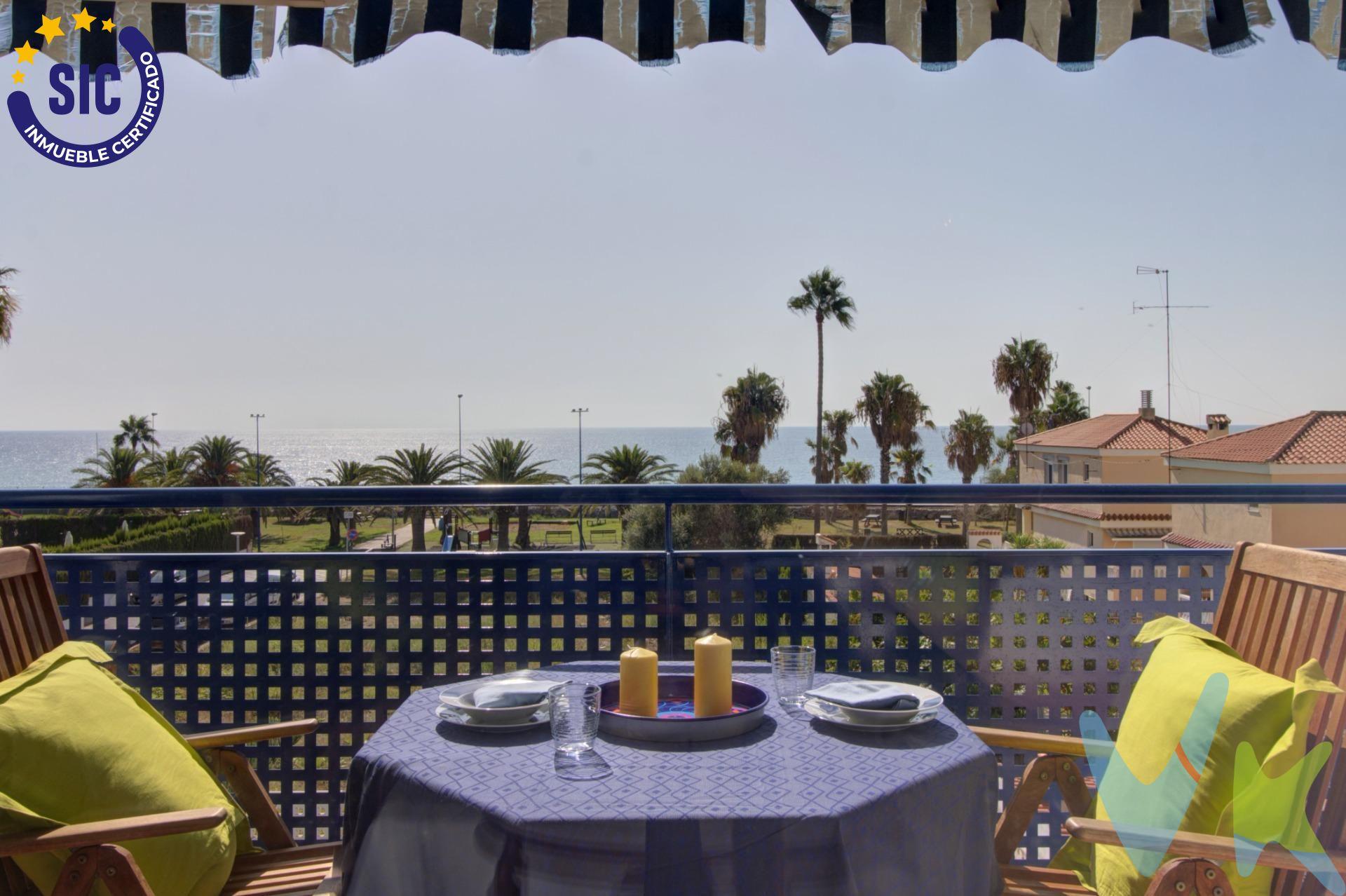 Despertar y encontrar el azul del Mediterráneo al otro lado de la ventana. Desayunar en la terraza mientras el mar forma parte del paisaje. O subir al final del día a una gran terraza donde disfrutar del exterior con una perspectiva privilegiada. Este ático dúplex en la playa de Nules propone una forma de vivir especialmente vinculada al mar. La planta principal reúne los espacios de uso cotidiano con una distribución cómoda: cocina comunicada con el comedor, salón-comedor con salida a una terraza frente al mar, dos dormitorios y un baño completo. El dormitorio principal también disfruta de vistas al Mediterráneo, haciendo que el paisaje acompañe incluso los momentos más tranquilos del día. Una escalera de caracol conduce a la planta superior abuhardillada, una estancia diáfana de generosas dimensiones que amplía notablemente las posibilidades de la vivienda. Zona de descanso, espacio para invitados, rincón de ocio o lugar de trabajo: aquí cada propietario podrá adaptarla a su manera de vivir. Desde esta planta se accede a una amplia terraza descubierta con vistas abiertas al mar, probablemente uno de esos espacios que terminan convirtiéndose en el verdadero protagonista de la casa. La vivienda se vende amueblada y cuenta con armarios empotrados, aire acondicionado y toldo. Además, incluye plaza de garaje y dos trasteros, y la urbanización dispone de piscina comunitaria, un complemento especialmente agradable durante los meses de verano. Todo ello en la tranquila playa de Nules, una zona que permite disfrutar del Mediterráneo con un ambiente relajado, paseos junto al mar y espacios abiertos, manteniendo al mismo tiempo la proximidad a Nules y a otros municipios de la costa de Castellón. Una vivienda pensada para quien no quiere limitarse a ver el mar durante las vacaciones, sino incorporarlo a su día a día. Si lo necesitas, te ayudamos con la financiación. El precio del inmueble no incluye los honorarios de la agencia que ascienden al 3% del precio final del inmueble más IVA, ni los gastos de notaría y registro de la propiedad (que están sujetos a aranceles y varían dependiendo del precio de escrituración), ni los impuestos (que en la Comunitat Valenciana dependen del precio del inmueble y de las características personales del comprador). Para mayor seguridad en la compraventa, todas nuestras viviendas poseen FICHA DE CERTIFICACIÓN DE INMUEBLES registrada por la Asociación de Inmobiliarias de la Comunidad Valenciana ASICVAL. Antes de comprar o de entregar las arras, pida el Certificado de la vivienda para estar seguro y tranquilo sobre la situación legal, urbanística y de cargas de la misma. RK ESTAÑOL, mercantil Inmobiliaria Quasablanqua, SL, está inscrita en el Registro de Agentes de Intermediación Inmobiliaria de la Comunidad Valenciana RAICV con el número de registro 1511. 