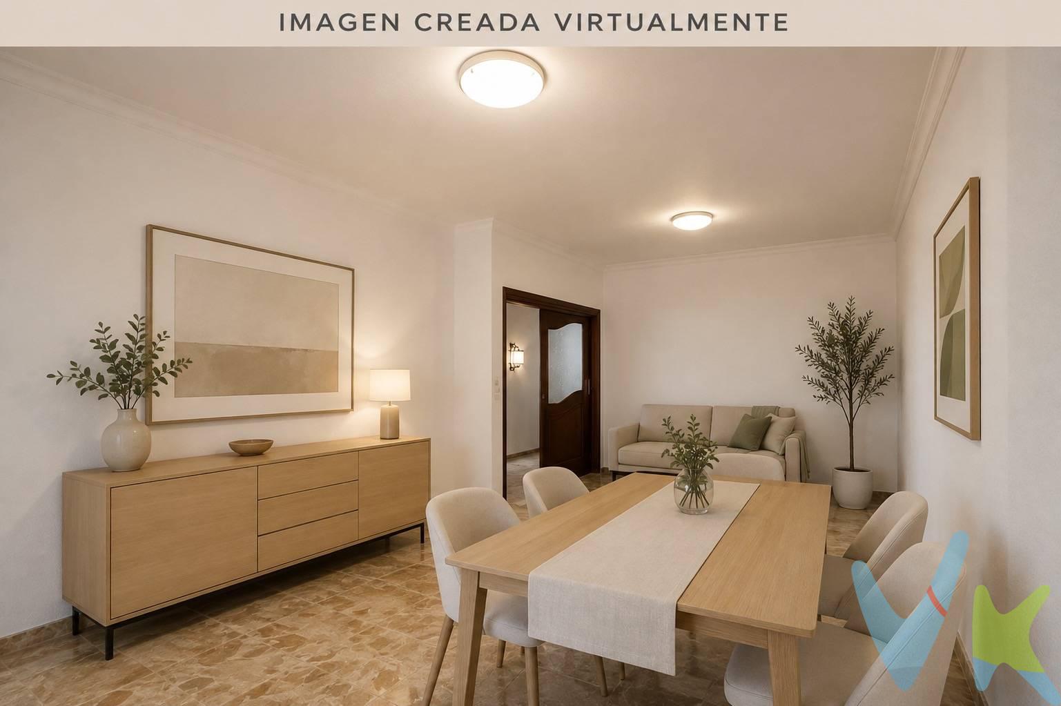 Hay viviendas que destacan por su excelente ubicación, y esta es una de ellas. Situada en una de las zonas más demandadas de Las Palmas de Gran Canaria, paralela a la calle Tomás Morales. Cuenta con cuatro dormitorios siendo uno de ellos ideal para hacer las veces de despacho o estudio. Y una de las habitaciones con baño en suite. 2 baños completos además de balcón y terraza. Cocina con despensa independiente. Cuarto de lavadora independiente en la azota transitable. La vivienda necesita actualización para modernizarla y sacar el máximo partido a sus espacios, convirtiéndola en un hogar totalmente personalizado o en una excelente inversión. Su ubicación es su mayor atractivo. Muy cerca de los Institutos, de la Avenida Marítima, supermercados, comercios, transporte público y muchos mas servicios. . Es una gran oportunidad de vivir en pleno centro de la ciudad. Es preciso aclarar que la vivienda tiene escriturado 100 m2, aunque en realidad tiene 145 m2. Estos 45 m2 están en la parte alta de la casa. Allí nos encontramos con dos estancias mas con un aseo y que dan acceso a la terraza. . 
