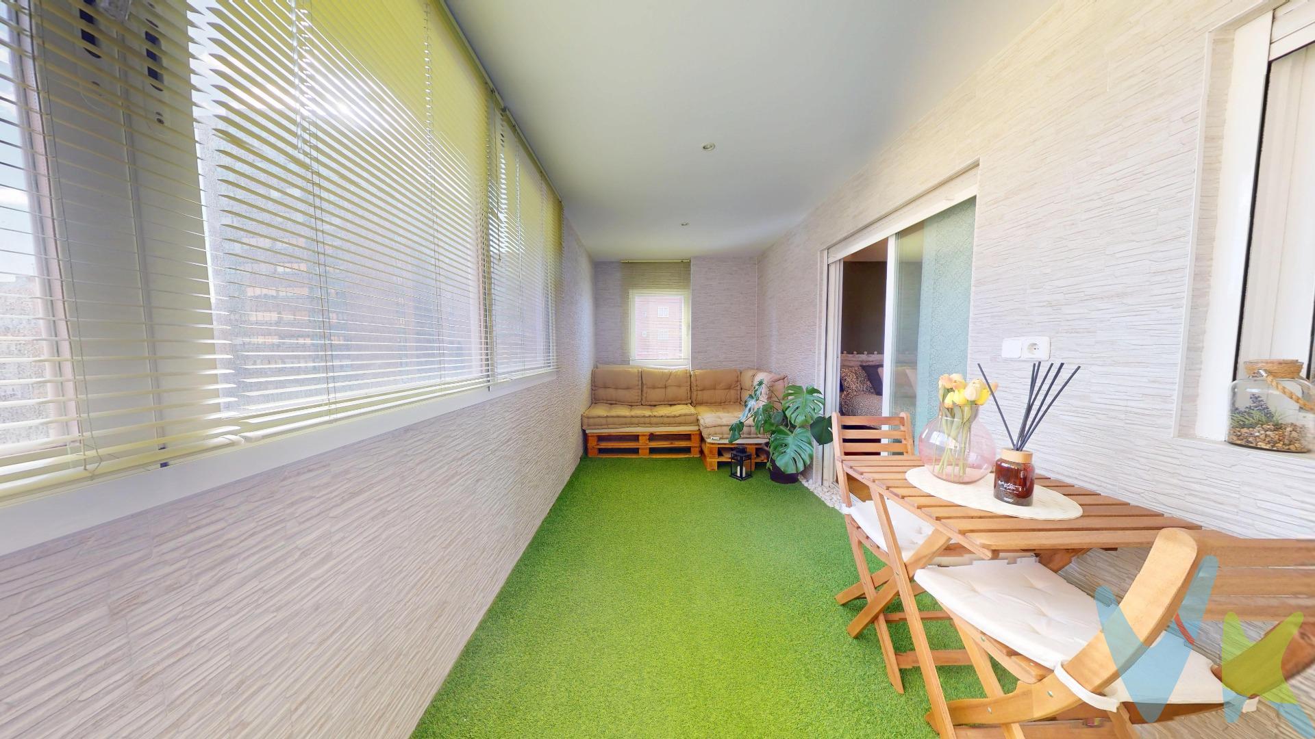 Vivienda situada en la Avenida Pablo Neruda la más cotizada con Avenida De La Albufera. Si quieres ganar en calidad de vida, tranquilidad y estar bien comunicado está es tu vivienda, no se lo piense más o perderá la gran oportunidad que estamos ofertando actualmente. Vivienda totalmente reformada con un gusto exquisito, que puede ser tu nuevo hogar, ideal para vivir en familia, cuenta con un salón-comedor independiente con acceso a una amplia terraza con vistas a la calle, . El inmueble está formado por 3 habitaciones de las cuales una es doble , con armario empotrado, con acceso a la terraza que da al exterior y permite la entrada de la luz natural, además de contar con un baño  en suite con plato de duch. Las otras dos habitaciones individuales tienen acceso desde el psillo al igual que la principal, cocina independiente con vitrocerámica y segundo cuarto de baño bastante amplio con plato de ducha con mampara. Las calidades son las siguientes, suelos de parquet y pizarro, ventanas de pvc, puertas interiores macizas lacadas en blanco y exterior blindada, terraza acristalada, calefacción gas natural individual. El edificio consta de 2 ascensores y un montacargas, portero automático, accesibilidad para personas con movilidad reducida,  ITE favorable este año, próxima revisión 2035. El entorno cuenta con todo tipo de infraestructuras a nivel de transporte público, metro Alto Del Arenal línea 1 a 15 minutos de la Puerta Del Sol, varias líneas de autobuses, alguna de ellas en la misma puerta de salida del portal, nº144, 54, 58, 143, 103, 57 y 142, centro de salud Federica Montseny con todo tipo de especialistas y rehabilitación, colegios, guarderías, centros lúdicos y deportivos, biblioteca, entidades bancarias, farmacias, supermercados Cash Ecofamilia y Ahorramas, mercados de toda la vida en la zona, además de varios negocios relacionados con él sector textil y de la hostelería. No se la juegue con la compra más importante de tu vida,  29 años en la zona nos avalan.