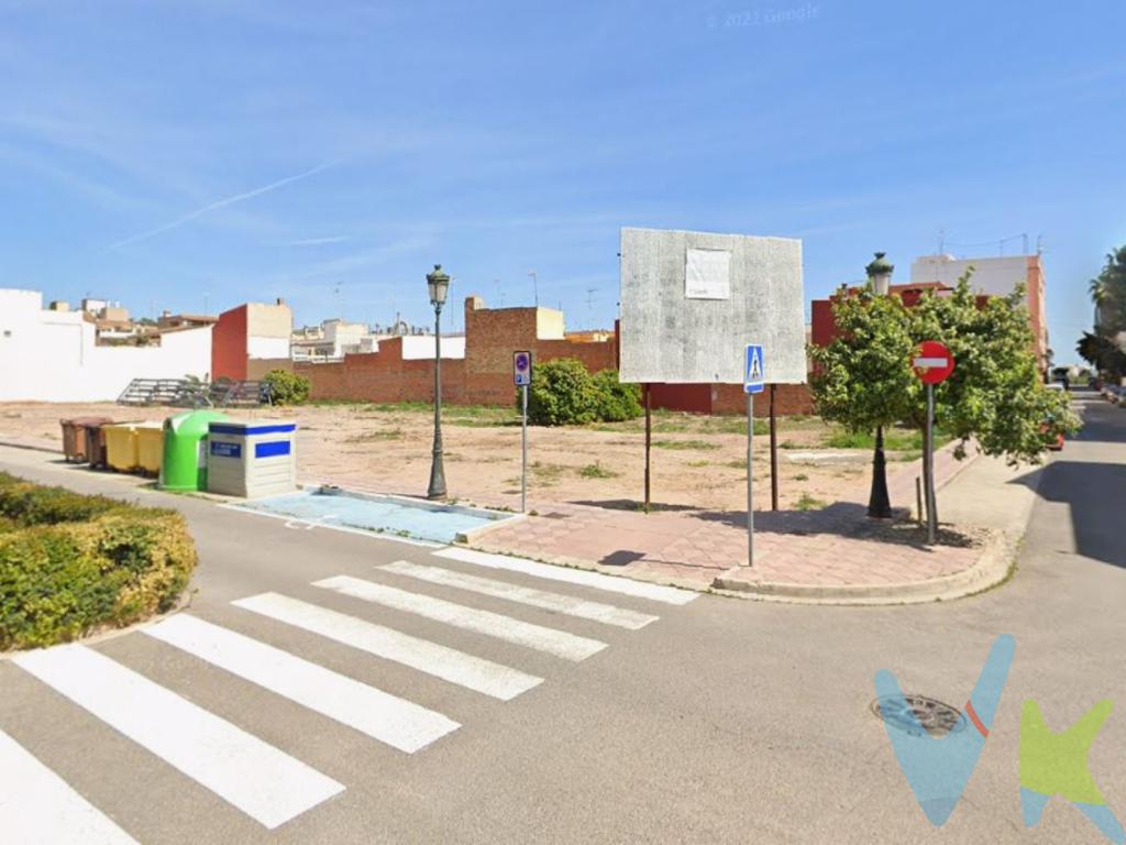 ¿Buscas una parcela bien situada y con una dimensión amplia dónde poder construir tu casa y tener un buen jardín? Esta parcela se encuentran en una zona tranquila y, a su vez, cerca del centro.Podrás hacerte tu casa en una parcela 386m2 de parcela.Edificabilidad de Bajo más 1. Una posibilidad es edificar una casa de 135 m2 en planta baja y primera (total hasta 270 m2) con un jardín de 251 m2.No pierdas la ocasión y ven a elegir la mejor parcela para tu casa en Albuixech.