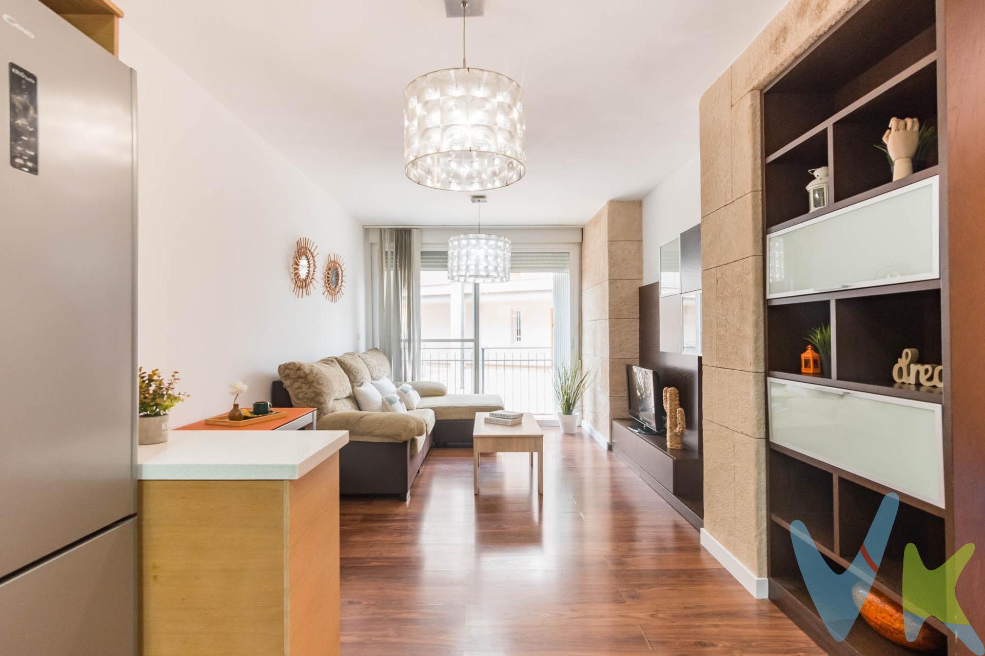 Crea el hogar que siempre has soñado en un lugar que transmita calma desde el primer momento, esta vivienda en planta baja en Altorreal es uno de ellos. Con dos dormitorios, un baño y totalmente amueblada, está pensada para quienes valoran la comodidad sin renunciar al estilo. Su garaje y trastero aportan ese plus de espacio y orden que marcan la diferencia, mientras su entorno residencial invita a disfrutar de la vida con más tranquilidad. Además, al ser de VPO, es una oportunidad única para acceder a un hogar moderno y funcional en una de las zonas más demandadas de Molina de Segura. 🌿 Aquí no solo compras una vivienda, ganas un estilo de vida lleno de confort y bienestar. 🔑 Comercialización en multidifusión. Por mandato expreso del propietario, este inmueble se comercializa en multiexclusiva, lo que garantiza un acceso completo a la información, un servicio profesional y una gestión ordenada, sin interferencias de terceros. Si eres agente inmobiliario y tienes un cliente interesado, estaremos encantados de colaborar. Contáctanos sin compromiso. 🤝 Una compra tranquila y bien acompañada. Al contactar directamente con nosotros, evitarás molestias innecesarias a la propiedad. Nos encargamos de toda la intermediación, facilitándote la documentación, la información necesaria y un trato cercano, claro y sin complicaciones. Te informaremos con total transparencia de todos los aspectos de la compra, incluidos gastos y honorarios de agencia para que tomes decisiones con calma y seguridad. Nuestra forma de trabajar se basa en algo muy sencillo:. Calma → la tranquilidad de comprar tu vivienda con acompañamiento profesional en todo el proceso con nosotros. ℹ️ Información legal. La descripción del inmueble y las imágenes publicadas tienen carácter meramente informativo y no contractual. El precio ha sido fijado por la propiedad y podría sufrir variaciones hasta su formalización en contrato de compraventa. 💰 Gastos de la compra. Impuestos (ITP). Con bonificación: 3 %. Sin bonificación: 7,75 %. Notaría y Registro: aprox. 1.000 €. Honorarios de agencia: 3 % + IVA, con un mínimo de 3.000 € + IVA (No incluidos en el precio de venta). 