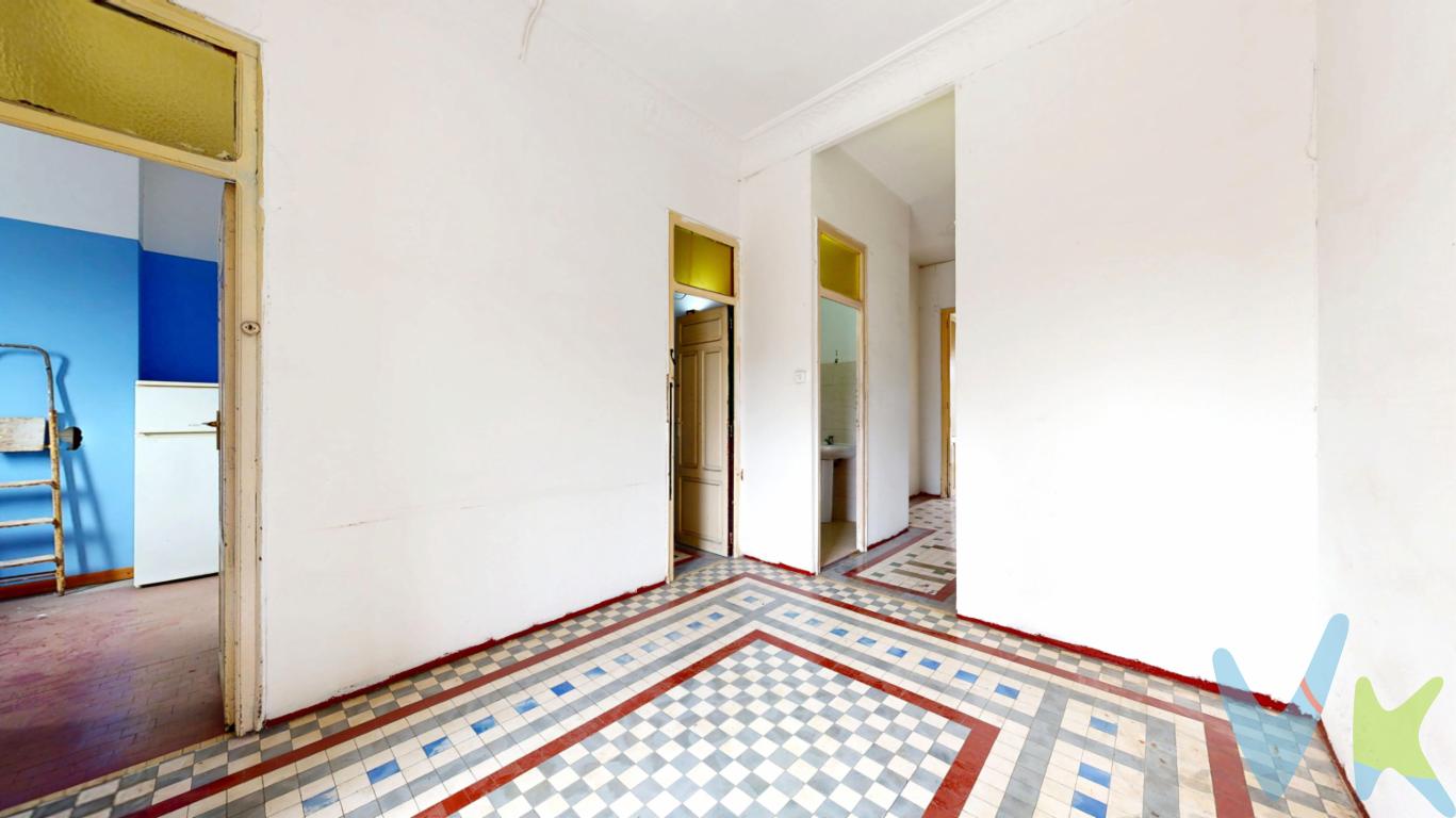 RACASA Torres de Quart comercializa en exclusiva este piso a la venta, una joya por descubrir que destaca por su potencial y su ubicación privilegiada cerca de las históricas Torres de Quart y el pulmón verde del antiguo cauce del río Turia.Este inmueble es un lienzo en blanco esperando ser transformado en la casa de tus sueños. Se trata de una vivienda para reformar íntegramente, lo que te permite diseñar cada estancia a tu gusto y necesidades. Ubicado en una cuarta planta de una finca clásica de la zona, el piso ofrece una base sólida y espacios amplios que invitan a la creatividad arquitectónica. Cabe destacar que la vivienda cuenta con carpintería de PVC y Climalit.Distribución actual: La vivienda cuenta actualmente con una distribución de época que aprovecha la luz natural en sus estancias principales. Dispone de un salón-comedor independiente, cocina de buen tamaño, cuatro dormitorios y techos que conservan el carácter de las fincas tradicionales de Valencia. Un baño y unas hermosas vistas al Jardín Botánico. Potencial de reforma: Al ser un espacio a reformar por completo, el potencial es ilimitado. Podrías optar por un concepto de planta abierta (open concept) uniendo salón y cocina para ganar amplitud y luminosidad, o redistribuir los dormitorios para optimizar el espacio según tu estilo de vida. Los grandes ventanales y la altura de la planta aseguran que cualquier proyecto de interiorismo brille con luz propia.Ubicación y Entorno: Vivir aquí significa tener Valencia a tus pies. A pocos pasos de las Torres de Quart, estarás rodeado de historia, una amplia oferta gastronómica, comercios locales y excelentes conexiones de transporte público. La proximidad al Jardín del Turia ofrece el espacio perfecto para el deporte y el relax al aire libre.Si buscas un proyecto de inversión o crear un hogar a medida en el corazón de la ciudad, esta es tu oportunidad.¡Contáctanos hoy mismo para concertar una visita! El precio no incluye lo siguiente: honorarios de la agencia inmobiliaria, impuestos (IVA, ITP) y otros gastos de la Compraventa (notaria, gestoría y registro).La oferta está sujeta a cambios de precio o retirada del mercado sin previo aviso. Este anuncio en su conjunto, incluyendo textos, fotos, imágenes o cualquier otro contenido del mismo, no es vinculante dado que la información es ofrecida por terceros y puede contener errores. Se muestra a título informativo y no contractual.Número de Registro de Agentes de Intermediación Inmobiliaria de la Comunidad Valenciana: RAICV-1405. 