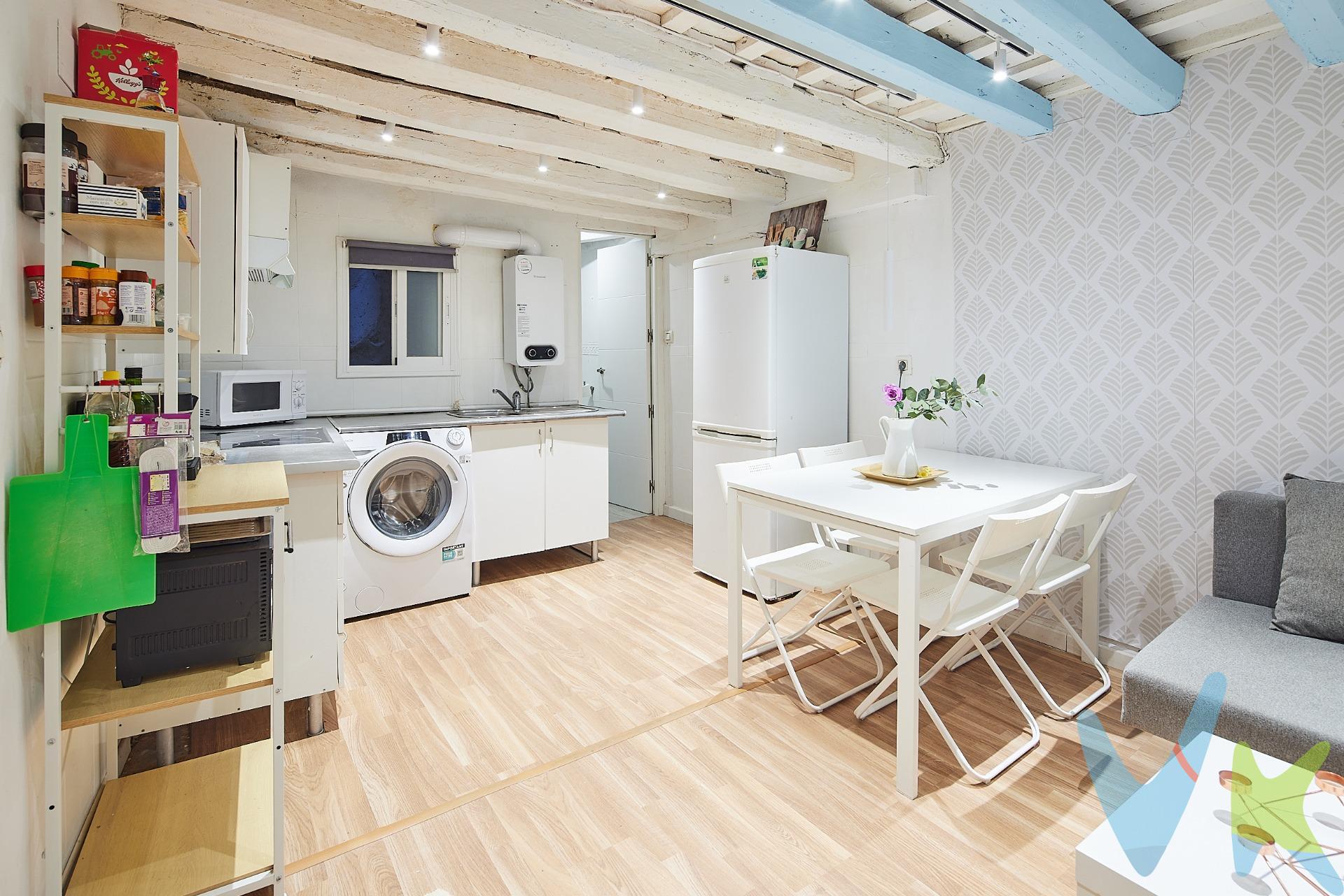 Presentamos este atractivo piso ubicado en la Calle Sagasta, una zona privilegiada cerca del Campo del Sur y a solo 500 metros de la hermosa Playa de La Caleta. Con un precio competitivo de 195.000€, esta propiedad cuenta con una superficie construida de 75 m2 construidos y útiles 58 m2, ofreciendo dos habitaciones dobles y una sencilla ideales para estudiantes o familias pequeñas. El inmueble se encuentra en buen estado general y tiene orientación oeste que proporciona luz natural durante gran parte del día. Además, está dotado con todas las comodidades necesarias gracias a su proximidad a autobuses cercanos, colegios e instalaciones sanitarias como hospitales; también incluye zonas infantiles perfectas para el esparcimiento familiar. Es importante destacar que actualmente se encuentra alquilado hasta Junio del año 2026 por un alquiler mensual muy atractivo (1075€), incluyendo suministros de agua y wi fi. Luz no incluida. Existe opción para venderlo libre arrendatarios desde febrero mismo si así­ lo desea el comprador/inversor interesado.Puede ser ideal no solo como hogar habitual sino tambiénn como inversión estratégica dadas las circunstancias actuales. *Gastos, impuestos y honorarios de la agencia no incluidos. Periodo de validez del anuncio hasta el 30 de Junio de 2026