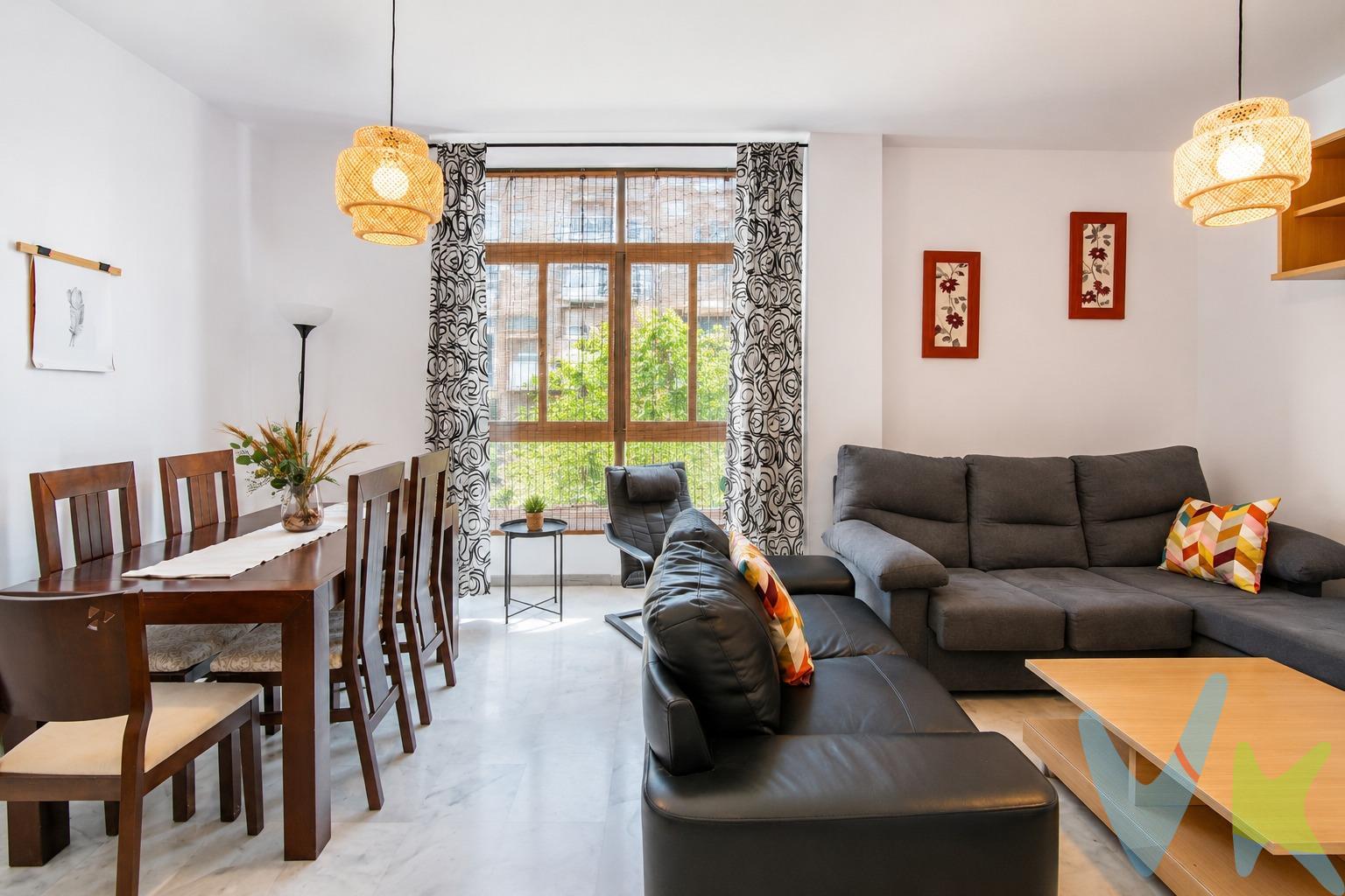 Te presentamos esta bonita y luminosa vivienda situada en la zona de Prado de la Feria, en Medina Sidonia. Ubicada en una primera planta con ascensor, destaca por su cómoda distribución y por estar lista para entrar a vivir. En una primera planta con ascensor, esta vivienda nos recibe con  un hall de entrada que nos distribuye a las siguientes dependencias: . Cocina luminosa totalmente equipada con muebles y electrodomésticos, y lavadero independiente. salón comedor con gran ventanal de doble acristalamiento. 2 cuartos de baño con bañera. Dormitorio individual con armario empotrado . Dormitorio de matrimonio con armario empotrado. Además, dispone de ascensor, azotea comunitaria y se vende totalmente amueblada y equipada, ideal para quienes buscan comodidad desde el primer día. Un hogar cuidado, acogedor y con muy buena luz natural que merece la pena visitar. ¡Ven a verla!. informamos, que algunas fotos han sido mejorada por IA. En cumplimiento de las obligaciones de información previstas en la Ley 10/2025, de 28 de diciembre, de servicios de atención a la clientela y transparencia, así como en la normativa sectorial vigente, se hace constar que el precio indicado no incluye los gastos e impuestos inherentes a la adquisición, los cuales se desglosan a continuación:. Impuesto sobre transmisiones Patrimoniales (ITP): se aplicará el tipo impositivo vigente en la Comunidad Autónoma de Andalucía (generalmente el 7%, sin perjuicio de tipos reducidos del 6 %, 3,5%, 1,2% o 1% aplicables según las circunstancias personales del comprador o las características del inmueble). El impuesto se devenga sobre el valor de referencia de catastro o el precio de venta, aquel que resulte superior. Gastos de Notaría: los honorarios notariales se calculará conforme al arancel oficial regulado en el Anexo I, del Real Decreto 1426/1989, de 17 de noviembre, por el que se aprueba el arancel notarial. Gastos de Registro: la inscripción en el registro de la propiedad se facturará según el arancel oficial establecido en el Anexo I del Real Decreto 1427/1989 de 17 de noviembre por el que se aprueba el arancel registral. Gastos de Gestión: (varía según si el comprador necesita financiación o no para poder comprar la vivienda,) por la tramitación administrativa, liquidación de impuestos e inscripción registral ascienden aproximadamente a 600€ (iva incluido).Honorarios de la Agencia del vendedor: incluidos en el precio PVP. Honorarios de la Agencia del Comprador: se informa que existen honorarios profesionales a cargo del adquirente, en aquellos casos, en que se hubieran contratados servicios de encargo de compra. NO VINCULADOS AL PRECIO DE COMPRA. Para una información exhaustiva sobre el funcionamiento, tipos impositivos y bonificaciones del ITP en Andalucía, puede consultar el portal oficial de la Agencia Tributaria de la Junta de Andalucía.