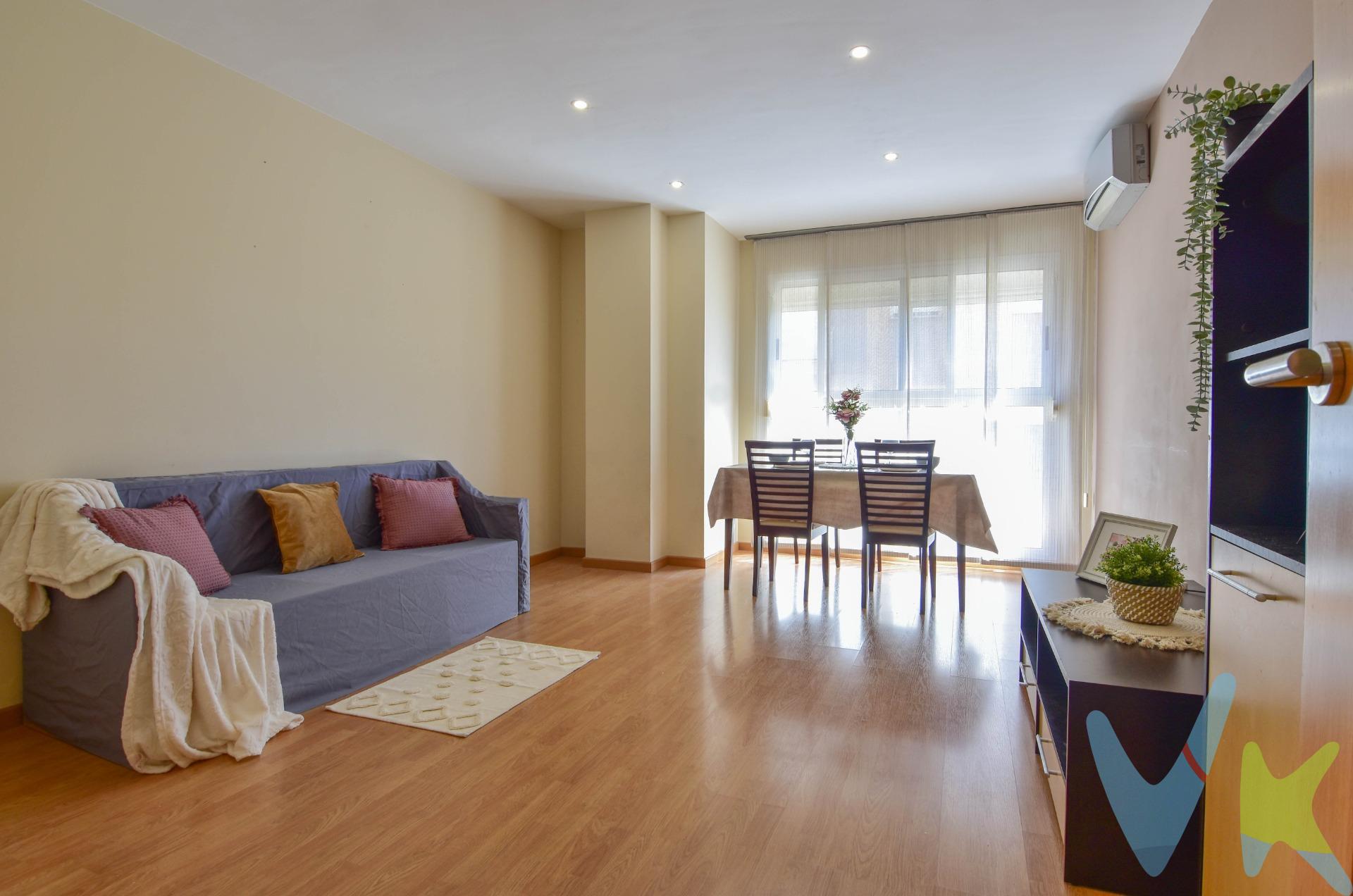 ¿Te gustaría empezar de cero cerca de Valencia?. Tenemos el piso perfecto. Listo para entrar a vivir, en una zona tranquila del municipio de Carlet. . Es todo exterior y además esquinero, lo que lo convierte en una vivienda muy luminosa. El piso esta distribuido en 3 dormitorios, 1 de ellos doble, 2 baños, uno de ellos en suite, salón comedor y cocina independiente. . El aire acondicionado por conductos, hará una estancia agradable para todas las épocas del año. ¿A que estás esperando? Ven a visitar tu futuro hogar!. *Nota: Agencia Registrada con el Nº 1018 en el Registro Obligatorio de Agentes Inmobiliarios de la Comunitat Valenciana. Puede consultar en la web de la GVA. La oferta está sujeta a cambios de precio o retirada del mercado sin previo aviso. En el precio de venta no están incluidos el impuesto del ITP, gastos de Notaría, los honorarios de agencia y los gastos de financiación, si la hubiese. Este anuncio no es vinculante, puede contener errores, se muestra a titulo informativo y no contractual*. *Por mandato expreso del propietario, comercializamos este inmueble en exclusiva, lo que le garantiza el acceso a toda la información, a un servicio de calidad, un trato fácil, sencillo y sin interferencias de terceros. Por este motivo, se ruega no molestar al propietario, a los ocupantes de la propiedad o a los vecinos. Muchas gracias por su comprensión. Si usted es agente inmobiliario y tiene un cliente para este inmueble, llámenos: estaremos encantados de colaborar. *. *Nuestro departamento financiero puede conseguir tu financiación. ¡ Consúltanos! *.