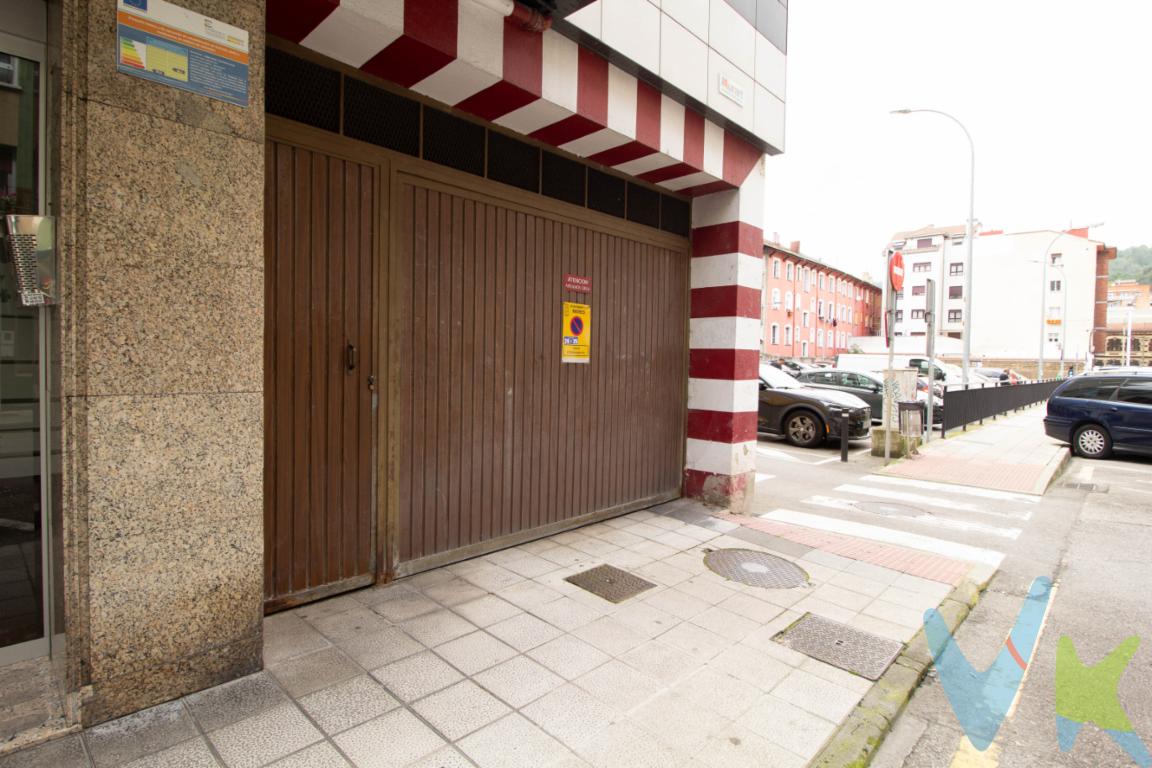 ¡OPORTUNIDAD ÚNICA! Plaza de garaje en venta en el Centro de MieresPonemos a su disposición una excelente plaza de garaje, ubicada en pleno corazón de Mieres. Esta es una oportunidad exclusiva para aquellos que buscan un espacio seguro y accesible para su vehículo.Situado en un edificio clásico de la ciudad, el garaje combina la solidez de su construcción con una ubicación inmejorable. Mieres, conocido por su progreso y actividad, ofrece un entorno dinámico que complementa la funcionalidad de este garaje.La disposición del garaje facilita el acceso, permitiendo una maniobrabilidad cómoda y sencilla. Esto es especialmente beneficioso en un entorno urbano, donde encontrar estacionamiento a menudo puede suponer un problema. Este espacio proporciona la tranquilidad de saber que siempre tendrá un lugar donde aparcar.Su ubicación estratégica se encuentra cerca de servicios esenciales tales como supermercados, restaurantes y tiendas, brindando la comodidad de tener todo a mano después de un largo día de trabajo. Esta cercanía también es ideal para aquellos que necesitan hacer revisiones o reparaciones frecuentes a sus vehículos, ya que encontrarán talleres y estaciones de servicio en las proximidades.Comprar esta plaza de garaje en el centro de Mieres no sólo es una inversión en seguridad para su vehículo, sino también una revalorización de su patrimonio. Los bienes inmuebles en esta área han mostrado una tendencia positiva en su apreciación, garantizando así una inversión con retorno asegurado a medio y largo plazo.El entorno comunitario del edificio de 1979 trae consigo una sensación de pertenencia y estabilidad. La construcción, sólida y bien mantenida por sus años de antigüedad, refleja una calidad innegable que perdura en el tiempo y que garantiza la durabilidad del espacio de estacionamiento.Si está buscando un lugar donde estacionar su vehículo, esta plaza de garaje en venta es una opción que no debe dejar pasar. Ofrece una combinación única de ubicación, seguridad y comodidad que resulta esencial para mantener su estilo de vida sin interrupciones y sin preocupaciones adicionales.Invitamos cordialmente a todos los interesados a visitarnos y comprobar por sí mismos las ventajas que ofrece este magnífico garaje. No pierda la oportunidad de invertir en un beneficio de por vida, integrándose a una zona con todas las facilidades urbanas y la tranquilidad que un espacio personal y seguro le puede proporcionar.No deje pasar esta excepción y póngase en contacto con nosotros. Estaremos encantados de proporcionarle más detalles y organizar una visita en el horario que mejor se adapte a sus necesidades. SOLO VENTA, NO HAY POSIBILIDAD DE ALQUILER. 