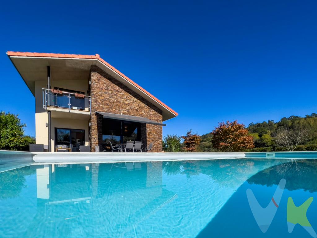 Si siempre has querido tener la casa de tus sueños ... hoy te lo ponemos un poco más fácil!Os presentamos este espectacular chalet en el que como podrás comprobar por el reportaje fotográfico está cuidado hasta el más mínimo detalle y está pensado para que la vida en él sea cómoda y práctica.Accediendo al mismo por la entrada principal encontramos una de las principales piezas de la propiedad como es un imperial salón con un impresionante ventanal desde el que podremos disfrutar de la gran orientación del mismo al estar situado al Sureste así como de una vista de ensueño donde podremos ver buena parte de nuestra llana parcela coronada por una piscina de agua salada de reciente construcción. Además, por si fuese poco la calefacción con la que cuenta la vivienda por suelo radiante, tenemos una chimenea para poder otorgar a la vivienda en el invierno de ese calor tan singular y especial que nos provoca la madera natural.De forma colindante a ella tenemos una de las partes de mayor disfrute de todas como es un cenador con cocina y baño propio donde podrás disfrutas de inolvidables barbacoas y reuniones con familiares y amigos.La siguiente pieza a destacar en la planta de acceso a la vivienda es su luminosa cocina con encimera en forma de una moderna península con espacio suficiente para zona de comedor cuyas vistas vuelves a ser las mismas descritas anteriormente. Además en dicha planta también cuenta con un aseo con zona de lavado y secado.Si seguimos descubriendo la casa y subimos a la siguiente planta tenemos un baño completo para la misma y tres dormitorios, donde dos de ellos disponen de una terraza exterior orientada al Oeste desde donde poder vislumbrar las zonas verdes colindantes así como de unos espectaculares atardeceres y donde a su vez, uno de ellos tiene un altillo para poder destinarlo tanto a almacenamiento como a una zona extra de descanso y confort dentro de tu propia habitación.El último tramo del chalet se destina a la suite principal, una estancia de lujo con una soleada terraza y que tiene en su interior un vestidor abierto que nos da acceso a un gran baño completo.Como se comentaba al principio de esta descripción, la propiedad está pensada al más mínimo detalle, por ello también cuenta con dormitorio y baño al que poder acceder sin barreras arquitectónicas a través de un garaje doble por si fuese indispensable por las necesidades del futuro propietario.En lo referente al terreno, la casa y sus anejos están enclavados en una parcela de más de 3000 metros llana en su mayor parte y que además se transmite con una antigua casa del año 1900 que requeriría de una rehabilitación integral de la misma.No lo dudes más y llámanos para conocer tu futura casa, estaremos encantados de resolverte cualquier duda al respecto y acompañarte a conocerla, estamos seguros de que no querrás dejarla escapar!En el precio publicitado no se incluyen los impuestos de Transmisiones Patrimoniales, ni los gastos de Notaría y Registro.  