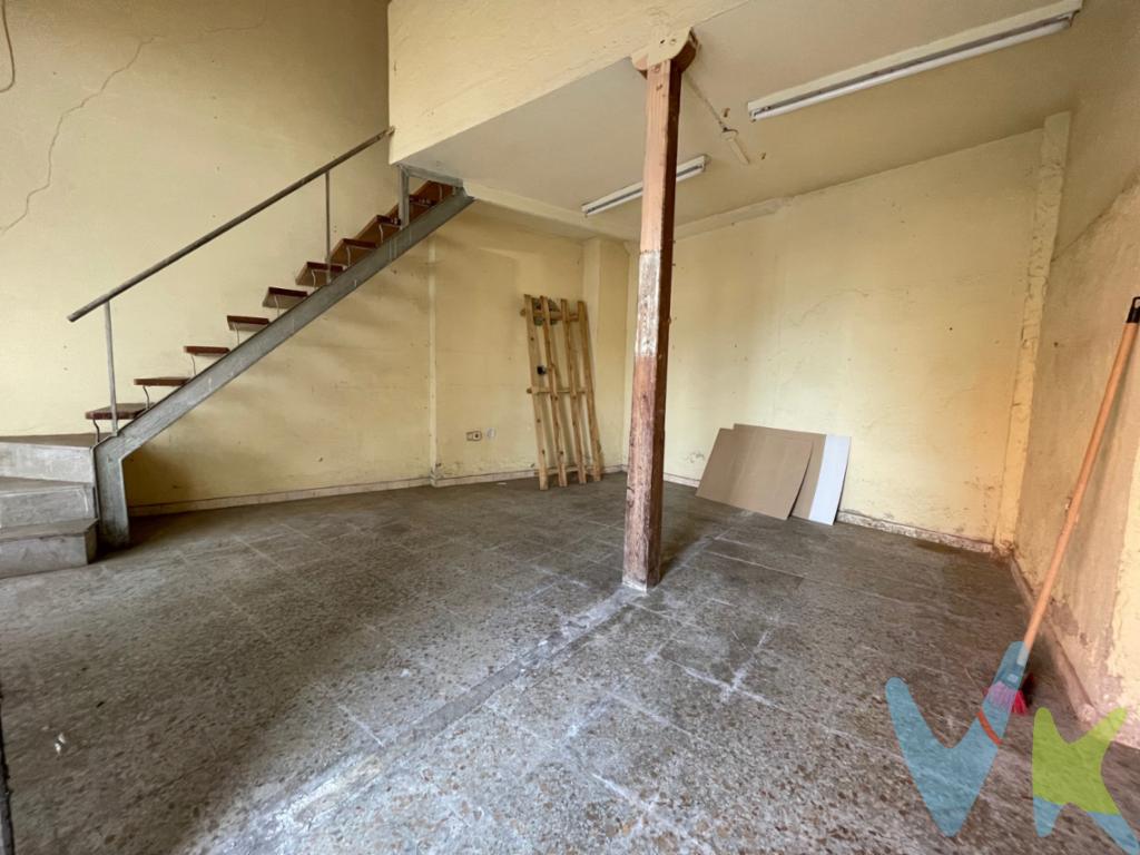 Iniciamos venta de local comercial en La Calzada.Cuenta con una superficie de unos 27 m2 + unos 8 m2 de altillo.Se encuentra instalado, cuenta con luz, agua y un pequeño aseo.¡El local es perfecto como trastero o incluso con vistas a poder solicitar vado! Llámanos y lo vemos!!